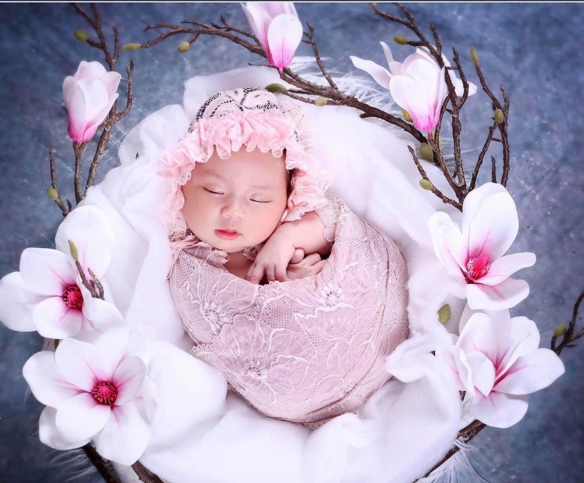 KINH NGHIỆM sau khi chuyển phôi IVF - bài viết RẤT CHI TIẾT vì thế tương đối dài, mong các bạn kiên nhẫn đọc hết 🧘‍♀️

🎯 NHỮNG ĐIỀU CẦN LƯU Ý SAU KHI CHUYỂN PHÔI

🔺1. Đối với việc nghỉ ngơi:

Theo nguyên tắc, phôi thai làm tổ và bám vào tử cung người mẹ trong khoảng thời gian từ 5-7 ngày kể từ ngày thụ thai. Việc nghỉ ngơi nên lưu ý như sau:

-​Sau khi chuyển phôi, nằm nghỉ từ 2-3 tiếng tại bệnh viện, sau đó về nhà.

-​Không lên xuống cầu thang. Trong khoảng 3-5 ngày kể từ khi chuyển phôi nên nghỉ ngơi, nhưng không nhất thiết phải nằm 1 chỗ.

-​Nghỉ ngơi ở chỗ thoáng nhưng kín gió. Tránh để quạt thổi thẳng vào người. Không được nằm dưới sàn nhà hoặc giường quá thấp vì khi đứng lên sẽ bị gập bụng và chịu áp lực mạnh. Khi ngồi dạy phải thật nhẹ nhàng, tốt nhất là có người đỡ dậy từ từ chứ không cố gồng người ngồi lên. Nên nằm gần mép giường, khi muốn đứng lên mà không có người giúp thì tự nằm nghiêng rồi bỏ hai chân xuống giường rồi hãy nhẹ nhàng ngồi và đứng lên. Không được nằm dưới nền đất lạnh vì sẽ dễ bị cảm lạnh.

-​Vợ chồng không quan hệ trong thời gian này, không nằm gần chồng. Trách gây động và kích thích vì sẽ gây co bóp tử cung ảnh hưởng đến phôi thai.

-​Sau 1 tuần nằm nghỉ, nếu thấy khỏe thì nên đi lại thật nhẹ nhàng (không nhấc cao chân) để máu huyết dễ lưu thông. Không mang vác, xách nặng. Không nên cúi, rướn với người lên hoặc đi nhón gót.

-​Khi có bất cứ dấu hiệu gì bất thường: đau bụng nhiều, ra máu, tử cung co bóp nhiều nên nằm nghỉ tuyệt đối và liên hệ với bác sỹ để được hướng dẫn cụ thể.

-​Trong thời gian này, nếu bị xổ mũi và bị ho. HO: uống nước chanh đường nóng pha hơi chua, có bỏ một chút muối. XỔ MŨI: Rau húng nhũi rửa thật sạch, thái nhỏ, bỏ thêm tí muối, cho vào cốc nhỏ, nhỏ thêm mấy giọt dầu bạc hà, nấu nước thật sâu đỏ vào và xông mũi bằng hơi nước nóng có tinh chất dầu húng và dầu bạc hà.

🔺2. Đối với việc ăn uống:

Thông thường bác sỹ chỉ khuyên ăn uống bình thường, nhưng theo dân gian khi có thai nên và cần tránh, hạn chế ăn những thức ăn sau:

- Tốt nhất là ăn uống đủ chất: trứng, thịt , cá ( tốt nhất là cá chép nấu cháo- có tác dụng giữ phôi thai rất tốt) và uống nhiều sữa (sữa dành cho phụ nữ có thai) và sữa đậu nành (có thể uống thay nước- ít hoặc không có đường). Nên ăn nhiều trái cây (cam, chuối cau….).

- Tránh: Uống nước dừa tươi; Ăn đu đủ; Uống nước và ăn canh rau má; Không nên ăn rau ngót; Tránh ăn cay và các chất kích thích (tiêu, ớt, cafe, bia, rượu, thuốc lá... dễ táo bón và ảnh hưởng đến tim thai; Ăn và uống những chất quá chua gây mất máu; Ăn quá mặn; Không ăn quá lạnh hoặc quá nóng; không uống bất cứ loại thuốc gì khi chưa có sự hướng dẫn của bác sỹ, kể cả thuốc bổ, thuốc bắc.

🔺3.​Uống và đặt thuốc theo đúng yêu cầu của bác sỹ Thuốc đặt nên chia ra cứ 6 tiếng đặt một lần và nên bắt đầu vào 6 giờ sáng. Rửa tay thật sạch bằng nước lạnh trước khi đặt thuốc (không rửa bằng xà bông, không dùng bao cao su để đặt thuốc).

🔺4.​Đối với việc vệ sinh:

-​Trong thời gian này nên hạn chế đi lại, tắm rửa bằng nước lạnh. Nếu cảm thấy người còn yếu thì không nên tắm thường xuyên mà chỉ nên lau người bằng nước ấm (tốt nhất là 35 độ C) và ngồi trên một cai ghế nhựa cao, dùng vòi hoa sen hoặc múc từng gáo nước nhỏ, không nên cầm cả gáo to và nặng dội từ vai xuống.

-​Việc gội đầu cũng nên cẩn thận, nếu cần thiết thì nên nằm trên giường và nhờ người khác gội đầu bằng nước nóng. Không nên cào mạnh mà chủ yếu là mát xa điểm ảnh đầu cho máu huyết lưu thông và hết mồ hôi là được.

Nếu không tắm được thì nên giữ vệ sinh cửa mình sạch sẽ để tránh tình trạng bị nhiễm trùng hoặc viêm nhiễm khi đặt thuốc.
Nên súc miệng nước muối để tránh bị sâu răng, viêm họng, ho.
Nên đi vệ sinh bằng bàn cầu cao, tránh ngồi ở cầu bẹt.
- ​Đi tiểu, tiểu thật nhẹ nhàng khi thật sự có nhu cầu, không cố rặn và ngồi bô thường xuyên.

🔺5.​ Đối với tinh thần và tâm lý:
-​ Trong thời gian này nên tránh xem phim đọc sách mang tính chất bạo lực, kích động mạnh dễ ảnh hưởng đến tâm lý.
-​ Những lúc này nên hạn chế tiếp xúc với nhiều người mà nên nghỉ ngơi tuyệt đối. Nếu nói chuyện nhiều, cười, vui quá hoặc buồn quá… cũng sẽ ảnh hưởng rất nhiều đến sức khỏe và phôi thai.

-​ Người chồng tự giác không nên gần vợ trong thời gian này dưới bất kỳ hình thức nào vì sẽ tạo ra tâm lý căng thẳng, ức chế cho người vợ vì rất nguy hiểm, ảnh hưởng rất nhiều đến tâm lý người vợ và đến phôi thai.
Chủ yếu là cần thoải mái về tâm lý, tránh suy nghĩ nhiều mà nên nghỉ ngơi tuyệt đối, nếu có thể thì nên ngủ để lấy lại sức.

*** Không nên mặc quần chật suốt thời gian điều trị, tránh táo bón hoặc đi ngoài, sau chuyển phôi đừng nhịn tiểu quá lâu và quá căng. Bạn nên mua vài cái quần lửng rộng hay mượn đồ ai đó cân nặng hơn mà mặc, ở nhà riêng thì mặc đầm ngủ cho thoải mái cái bụng. Còn lúc chích thuốc vẫn đi làm thì bạn chỉ cần tự tay nới một chút đáy quần tây và lưng quần tây là OK mặc 1 tháng thoải mái, không phải mua mới. Ngày chuyển phôi, bạn nên mặc váy là tốt nhất, nó giúp bạn khi đi toilet bệnh viện và khi thay đồ về nhà không phải co chân. Bạn phải tránh táo bón trước cả tháng bằng cách ăn nhiều trái cây, ăn chuối, uống nước cam, ăn khoai lang, uống nhiều nước. Khuyên tập đi bô nằm cho quen trước khi chuyển phôi. Hạn chế người đến thăm bạn.

Các bạn nên nhớ: không để sốt, nếu phát hiện sốt phải dừng chuyển phôi ngay nếu có thể, Không để con nhỏ nhảy vào bụng khi đang kích trứng, Dùng thuốc tuyệt đối đầy đủ, Không hàn trám răng lúc đã chuyển phôi, Không ăn đồ lạ gây dị ứng, Không căng thẳng lo lắng quá mức, Không để mất ngủ.

CHÚC CÁC MẸ THÀNH CÔNG