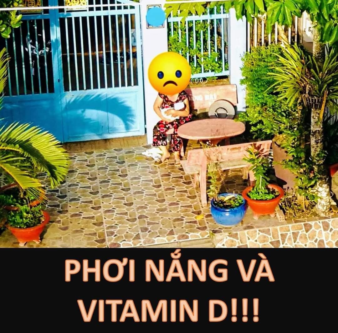 PHƠI NẮNG VÀ VITAMIN D

Bài viết của bác sĩ Nguyễn Thanh Sang (bacsiyeuconnit)

“Dù mới 7h sáng và nắng khá gắt, mình thấy 2 bà cháu phơi nắng và Mình rất muốn qua nói vài lời nhưng lại thôi, vì trong gia đình bác có người làm trong ngành Y. Chú xin lỗi em bé vì đã chọn im lặng nhé!” - đọc chia sẻ của một ông bố bỉm sữa rất tích cực cập nhật kiến thức mà mình thấy xót xa quá....

Muốn có đôi lời cùng mọi người.

Từ những năm 2008, các chuyên gia Hiệp hội Nhi khoa Thế giới nhận thấy rằng cái việc phơi nắng không những không giúp được gì cho các bé trong việc hấp thụ vitamin D mà còn làm tăng nguy cơ các vấn đề về da như lão hoá, ung thư da...nên họ dẹp luôn khuyến cáo phơi nắng và nâng liều Vitamin D sinh lý lên 400 đơn vị mỗi ngày.

Hơn 12 năm trước các khuyến cáo đã thay đổi và thế giới đã bổ sung trực tiếp dạng nhỏ giọt hoặc dạng xịt rồi. Vậy mà đến hôm nay, chuyện phơi nắng để bổ sung Vitamin D nó vẫn là chuyện tranh cãi nảy lửa giữa các thế hệ, thậm chí, là giữa nhân viên y tế với nhau.

Ánh sáng mặt trời có 3 loại tia UV là A, B và C. Tia UV(C) sẽ bị bật ra khỏi khi gặp tầng ozone nên khỏi bàn. Còn lại UV (A) và UV (B)
• Tia UV(A) là cái tia gây tổn thương da, ung thư da, lão hoá da...và đặc biệt là nó xuất hiện từ lúc mặt trời mọc và chỉ kết thúc khi mặt trời lặn. Nên nhiều người nghĩ rằng đi vào sáng sớm ánh sáng dịu nhẹ da sẽ không sao là hoàn toàn sai.
• Tia UV (B) là cái tia quan trọng trong tổng hợp Vitamin D nhưng mà ngặt nỗi các nghiên cứu ghi nhận rằng để đủ cường độ tia để kích da tạo Vitamin D là từ 9h trưa tới 15h chiều.
• Vấn đề nằm ở chỗ cái tia UV(B) giúp tạo Vitamin D chỉ hiệu quả khi phơi 9h-15h khiến nhiều người nghĩ rằng khuyên phơi nắng giờ đó là "tào lao" và rất ủng hộ phơi nắng sáng. •

Việc bạn phơi nắng buổi sáng thì bé chỉ nhận tia UV(A) và bạn cảm thấy giờ đó nắng dịu nhẹ, không quá khó chịu do góc chiếu thấp nên bạn nghĩ lời khuyên này có vẻ khoa học nhưng thực ra là phơi giờ đó thì 2 mẹ con chỉ nhận UV(A) mà thôi.

Thậm chí, GS. R Geronemus, GS da liễu ở Đại Học Y Khoa New York thì "Lượng Vitamin D chúng ta tạo ra do hấp thụ tia UV(B) cũng có hạn, nếu tiếp xúc quá nhiều thì Vitamin D vừa tổng hợp ở da sẽ bị phá huỷ dưới tác dụng nhiệt"

Tóm lại: Phơi nắng sáng sớm không còn khuyến cáo mà còn tăng nguy cơ ung thư da do tia UV(A).

Sữa mẹ rất ít Vitamin D, nếu không muốn nói là không có. Nên việc trẻ dưới 6 tháng tuổi bú mẹ hoàn toàn bổ sung vitamin D là rất cần thiết.

Giai đoạn bắt đầu ăn dặm 6-12 tháng cũng rất khó tính toán hàm lượng Vitamin D trong khẩu phần nên mình vẫn khuyên bổ sung liều sinh lý, nếu dư chút cũng không sao.

Trẻ từ 1 tuổi thì tăng lên liều 600 - 800 đơn vị mỗi ngày.

Mình để ý thấy rất nhiều người phụ nữ mang thai không hề quan tâm đến việc bổ sung vitamin D cho bản thân. Nên nhớ nếu bạn uống bao nhiêu canxi mà không đủ vitamin D thì canxi đó cơ thể cũng không hấp thụ được và đi ra ngoài.

LIỀU THEO TUỔI
• Dưới 12 tháng tuổi: 400 đơn vị/ngày
• Từ 12 tháng tuổi: 600-800 đơn vị/ngày
• Phụ nữ có thai và đang cho con bú: 600-800 đơn vị/ngày

Đặc biệt, nhóm đối tượng sau nên bổ sung vì thời gian ngoài trời thấp
• Dân văn phòng
• Bà mẹ chăm con ở gần như 24/24 trong nhà
• Trẻ béo phì (liều cao hơn trẻ thường)
• Trẻ da sậm màu

BỔ SUNG TỚI KHI NÀO
• Nếu bạn sử dụng liều sinh lý thì cứ yên tâm mà bổ sung mỗi ngày, không sợ dư liều cũng đừng nghe ai nói bổ sung nhiều gây hại.
• Chỉ là đừng dùng loại liều cao 10.000 đơn vị/ngày như một số trang đang quảng cáo rồi đi luôn 2 trái thận
• Trẻ nhỏ bổ sung liều cao không nên vì có thể gây biếng ăn. Liều cao mỗi 3 tháng nên dùng cho thanh niên, đàn ông đi làm liên tục...

Cuối cùng, Vitamin D không chỉ TỐT cho xương khớp mà còn TỐT cho HỆ MIỄN DỊCH và HỆ HÔ HẤP (giảm khò khè...)

Nhiều "huyền thoại" lắm, mình sẽ viết dần rằng kiến thức đã cập nhật lại:
• Huyền thoại 1: Đổ mồ hôi đêm => đổ thừa thiếu canxi
• Huyền thoại 2: Phơi nắng giúp nhanh hết vàng da => thi nhau phơi
• Huyền thoại 3: Rụng tóc vành khăn, vặn mình, giật mình đêm => thiếu canxi
• Huyền thoại 4: Thấy con nít chắp miệng, nghĩ rằng thèm ăn và đút cho ăn từ 4 tháng
...nhiều lắm...

Có cô em họ của mình mới sinh, than thở rằng sáng nào cũng bị dựng đầu dậy phơi nắng, 2 mẹ con nằm ngủ ngoài lang cang. Mình gọi điện thoại nói bà ngoại "Cứ để 2 mẹ con ngủ tới 9h rồi con gửi cho dì lọ Vitamin D rồi dùng cho bé. Không việc gì phải phơi nắng, thế giới người ta bỏ lâu rồi". Vậy là sau đó sáng nào mẹ con cũng được ngủ ngon sau 1 đêm quầng nhau!

Mình rất ủng hộ chuyện tăng hoạt động ngoài trời để bé thêm phần khoẻ mạnh, hãy cho trẻ tham gia các hoạt động ngoài trời để tăng sức khoẻ chứ không phải mục đích chính bổ sung Vit D. Lưu ý chọn nơi ngoài trời, có bóng râm.

Chuyện phơi nắng buổi sáng sớm 6-7h không đủ hấp thụ Vitamin D. Càng không khuyên phơi nắng 9-15h vì lãnh đủ UV(A) và (B). Cũng không quảng cáo bố mẹ mua bất kỳ cái gì cho con, miễn Vitamin D là được. Còn ai nói gì thì xin mời đọc tài liệu tham khảo, tranh cãi cũng chẳng giúp được gì.