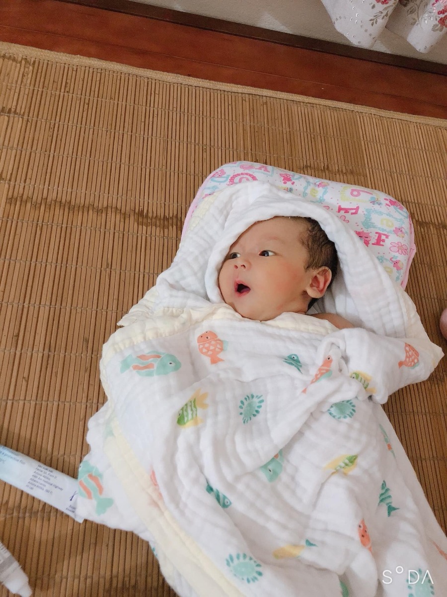 REVIEW SINH TẠI BỆNH VIỆN ĐA KHOA ĐỨC GIANG

✅Nay bình tâm hơn nên em sẽ review cho các mẹ trải nghiệm nằm chờ sinh + sinh mổ or đẻ cấp cứu tại khoa Sản bệnh viện Đa Khoa Đức Giang ❤️
-------
1- Nằm cấp cứu chờ sinh :
- Hôm đó 12h đêm đâu bụng nhà e bắt đầu vào Viện khoa Sản tầng 5 phòng cấp cứu , các bác sĩ thăm khám đo máy và e bắt đầu nằm chờ bên phòng chờ đẻ 😍😍
- Dù là ban đêm nhưng e vẫn được thăm khám thường xuyên trong đêm đó , các mom mà có cơn đau đẻ thì khỏi cần phải tả nó như thế nào nhỉ 😠😠😠 
- Em nằm 5 hôm thì về ( vì con e phải chiếu vàng da thêm ngày 😀😀) còn đâu gói đẻ thường chỉ có 3 ngày thôi ạ❤️
- E dùng gói dịch vụ đẻ thường #9tr nhé các bác 🐶🐶
--------
2- Nằm cấp cứu để chờ đẻ
- Trường hợp của em là:  thai to dự kiến 3.8kg và 41 tuần tuổi , nhưng e quyết định đẻ thường nên các bác sĩ hơi lo lắng cho e ❤️
-  em bị đau bụng , vào viện lúc 1h hơn và thăm khám e nằm phòng chờ đẻ ( điều hoà mát lạnh nhé ! Nhưng khổ đau đẻ nên chả biết mát với k ntn chỉ thấy người nhà kể lại thôi 🐼🐼) 
- em được khám đều đặn đến sáng các bác sĩ thay ca nên em cũng k rõ tên bác sĩ nào với bs nào chỉ nhớ tên 1 chị Bác Sĩ tên là Huyền ạ ❤️❤️ tất cả các bác sĩ và y tá khoa Sản đều dễ tính lắm ạ 😍😍  .Và em có lựa chọn gói sinh thường #9tr  em cực kì khuyên các mẹ nên dùng nhất là những mẹ đi sinh nên dùng gói trọn gói này ạ 😜😜😜 . 8h sáng em k chịu được đau mà mới mở 3p thì đến kiếp nào 10 phân mà đẻ ( nghĩ lại ớn quá thể ) nên e yêu cầu dùng giảm đau , các bác sĩ khoa Sản ân cần lắm ạ !!! Dỗ hơn dỗ trẻ con nhé 😂😂😂 khổ vì thấy các e đau mà khóc lóc van xin thấy thương 😀😀😀 
12h25 e hoàn thành nhiệm vụ 😂😂😂 bác sĩ tiếp tục khâu cho e nhẹ nhàng mà cẩn thận tỉ mỉ lắm 🐶🐶 con dc áp mẹ lúc mới sinh luôn , và trong time nằm lại theo dõi trong phòng cấp cứu các bác sĩ bế con cho tập làm quen với ti mẹ và tu ti sữa non luôn ❤️. E sinh được 3,7kg trộm vía nặng kg nhất hôm đó  14/06/2020
- Ra khỏi phòng cấp cứu mẹ con e về phòng trong gói đẻ là phòng dịch vụ nên là phòng khép kín 2 bệnh nhân 1 phòng 😜😜😜 và nhất là người nhà còn được cho mượn giường ở lại với bệnh nhân 24/24 luôn nhé 😍😍 tối thì người nhà vào thăm tẹt gaaa luoin 🤣🤣🤣
- Bsi thăm khám hàng ngày , cứ đi qua phòng là hỏi thăm ý 😅 và các y tá điều dưỡng đi phát thuốc và vệ sinh 2 lần /1 ngày , tắm bé 1 lần /1 ngày k phát sinh chi phí . Được thăm khám đều đặn và siêu âm trước khi ra viện 🐸🐸🐸
-------
3 - Về y bác sĩ ở bệnh viện:
Chẳng biết mọi ng thấy thế nào, chứ riêng em thấy rất rất ưng bụng khi đẻ lần này ở đây, nhẹ nhàng, nhiệt tình và chẳng thấy quát mắng bệnh nhân đâu ạ.🐣🐣🐣  đau các anh chị còn động viên dỗ dành như trẻ con , rồi hỏi câu chuyện cho qua cơn đau , khâu đẹp dã man con ngan 😍😍😍 ân cần như người nhà ý 🐶
Lại còn sữa về cương cứng đừng mất tiền gọi thông tắc tia sữa 😂😂😂 vì các y bác siz trực tiếp đến matxa nặn thông luôn đó ạ !!! Thích chưa 🐣🐣🐣
----
5- Tiền cảm ơn :
-  trong gói đẻ của em các bác sĩ k nhận thêm cảm ơn đâu ạ 😜😜😜 mẹ e cũng chỉ sang tay vía cho bác sĩ nhưng bác sĩ nhận rồi đưa lại cho bé nhà e chúc hay ăn chóng nhớn ❤️❤️❤️
P/s: Nhân đây, vợ chồng em cũng xin gửi lời cảm ơn tất cả các y bác sĩ khoa Sản bv Đa Khoa Đức Giang , nếu có lần tới e vẫn chọn BV Đức Giang chả cần mất công tìm hiểu gì đâu cả cho mất time !! Đây cũng là lời e khuyên cho các mẹ chuẩn bị đi sinh mà đang tìm hiểu 😍😍❤️❤️💋 vừa rẻ lại ân cần , nghiệp vụ cao , phục vụ tốt