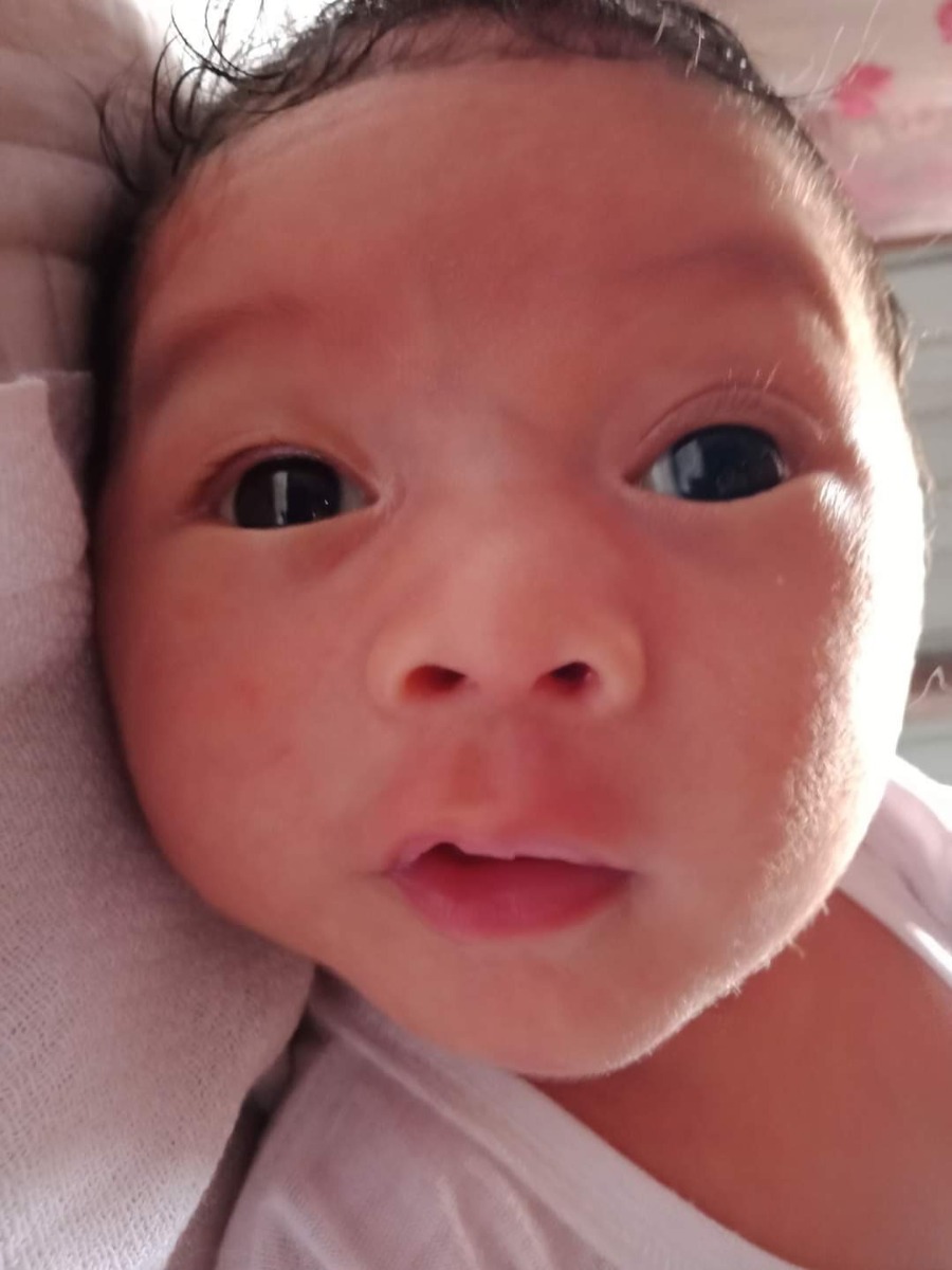 Hôm nay tự dưng tủi thân các mom ạ
Nay Chuột nhà em đầy tháng, ngày đi sinh thấy các mẹ khác trong viện được chồng đưa đi, động viên an ủi, còn em làm mẹ đơn thân chỉ có một mình, từ lúc siêu âm đến khi sinh bé. Những tháng đầu siêu âm thì em tự đi xe máy, những tháng gần cuối thì tự book grab, Dù Chuột ko có bố, nhưng mẹ con vẫn cố gắng hết sức để bù đắp tất cả những thiệt thòi đó cho con, siêu âm định kì đều đặn, theo dõi con lớn từng ngày từ tuần 12 đến khi con chào đời.Trời thương, em sinh thường dễ lắm, rặn có hai  hơi là Chuột ra với mẹ luôn. mn trong bv biết hoàn cảnh vậy ai cũng thương em, Lúc em sinh bé có đứa bạn thân bên cạnh động viên, nhìn các bé khác đc bác sỹ gọi vào cho da kề da với bố, mà mắt em cứ cay cay. Trộm vía Chuột đã thương mẹ từ trong bụng rồi các mom ạ, chẳng quấy khóc gì mẹ, cứ ti mẹ xong là ngủ say thôi. E đoán là do e thai giáo đều đặn, tối nào cũng mở app mamibabi ra cho con nghe nhạc truyện các kiểu

Em nghĩ chặng đường nuôi con khôn lớn chắc còn gian nan lắm, nhưng nhìn con là em lại có động lực để cố gắng từng ng.