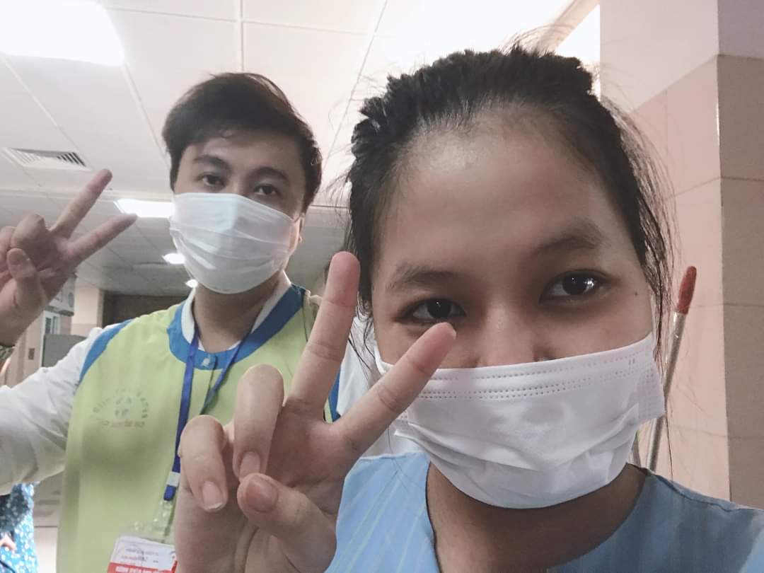 REVIEW ĐẺ MỔ CHỦ ĐỘNG CHỌN NGÀY,CHỌN GIỜ LẦN 1 TẠI BỆNH VIỆN BƯU ĐIỆN 🥳

Tranh thủ con ngủ mình ngoi lên đây review quả đẻ mổ hôm 24 vừa rồi của mình cho chị em tham khảo.Mình chọn đẻ mổ vì em bé 38 tuần vẫn ngôi ngược nên chọn đc ngày giờ thì rơi vào 38 tuần 3 ngày nên đky đẻ mổ chủ động luôn.

1- HỒ SƠ SINH, CHỌN BÁC SĨ,BÁO NGÀY.
- Mình chọn bs Hoa, chị rất nhiệt tình,vui vẻ. Vết mổ khâu đẹp, thấy ck và mẹ mình bảo thế chứ mình cũng chưa nhìn đc😂Từ 32 tuần mình chuyển sang siêu âm và làm hss ở phòng khám của chị cho đến lúc 38 tuần.
- Hss làm ở tuần 32, nhịn ăn sáng qua pk lấy máu và nước tiểu. Nhanh,gọn, chi phí hết 1 triệu cho hồ sơ. Ai mà siêu âm thì 120k/ lần ở pk chị Hoa. Hẹn 2 tuần sau có kết quả.
- Sau khi chọn đc ngày,h thì báo qua zalo cho chị Hoa để chị note vào lịch.

2- GIẤY TỜ, THỦ TỤC VÀO VIỆN.
- Khi đi mang chứng minh thư photo, sổ hộ khẩu photo, giấy chuyển tuyến viện, thẻ bảo hiểm y tế (nếu có) mỗi thứ photo làm 3 bản. Ở viện cũng có máy photo free cho mn cần photo. Và quan trọng là mang bộ hss đã làm trước đó.
- Vào khai báo y tế,dịch nên bv chỉ cho 1 ng vào chăm. Được đổi người và đổi duy nhất 1 lần.
- Mình đc bs hẹn 5h30 vào viện làm thủ tục,hôm ấy đông lắm, xếp hàng chờ ở quầy thanh toán.
Tại quầy thanh toán sẽ nộp tạm ứng 10tr cho đẻ mổ,thu ngân sẽ đưa cho phiếu tt.Sau đó hướng dẫn mình đi viết hồ sơ bệnh án, đi siêu âm, đi lấy đồ bệnh viện phát cho. Tất cả ở tầng 1 hết. 
- Sau đó y tá sẽ dẫn mình lên tầng 3, tại quầy đón tiếp làm thủ tục,ký giấy cam kết...lần nữa và đc đưa vào 1 phòng trống, thay quần áo và ngồi chờ.
- Trong lúc ngồi chờ y tá sẽ gọi tên lần lượt để đo tim thai... nên đừng đi lung tung đâu cả😂

3- VÀO CUỘC ĐẺ MỔ.
- Mình chọn 11h trưa. Tầm 10h50 y tá gọi và đưa mình vào phòng mổ để chờ. 11h30 thì được gọi vào và lên bàn mổ, ekip 2 bs và chị Hoa.1 bác lắp máy móc thiết bị,gây mê,gây tê xong thì chị Hoa mổ.Mổ xong cắt rốn e bé đc y tá cho mẹ xem và hôn lên má mẹ 1 cái và đưa đi. Còn mẹ sẽ đc chuyển sang phòng theo dõi, bao giờ chống đc hai chân lên thì mới được ra khỏi phòng đó. Nằm ở đấy tầm 2-3h,thuốc tê vẫn còn nên k đau,nhưng ngứa hết cả ng.Y tá bảo về lau nước ấm là hết,nằm cứ gãi gãi như phát dồ😂

4- NẰM VIỆN 3 NGÀY
- Sau khi đc y tá đưa về phòng,phòng mình 6 giường, cũng toàn đẻ mổ😂. Phòng hằng ngày đc lau chùi, hằng ngày sẽ có ng đi thu gom và phát đồ mới cho mẹ,chăn, vỏ giường nếu bẩn.
- Bv sẽ phát bỉm cho mẹ, cho con.
 - Bé sẽ được trả về với bố mẹ ngay buổi chiều, riêng bé nhà mình nằm theo dõi để tiêm huyết thanh (vì mình bị viêm gan B ở thể âm tính) và lấy dịch ở phổi. Theo dõi xong k còn vấn đề gì nữa thì y tá trả con về.
- Hằng ngày sẽ có người mang bé đi tắm, mẹ sẽ được tiêm, thay bỉm, đặt thuốc, theo dõi vết mổ,chieu plasma...Cần gì y tá sẽ giúp,mn rất nhiệt tình và vui vẻ. Hằng ngày có ng đi hỏi đăng ký cơm,cháo, giường xếp cho ng nhà...Xong sẽ có ng đi thu lại. Có bác sĩ đi thăm khám cho các bé và kê đơn thuốc...
- Đến ngày thứ 3 thì bs sẽ đi thăm khám và xem tidnh hình,ok sẽ xuất viện ra về.
- Trước khi ra về y tá sẽ đi cho mn đăng ký lấy máu gót chân và mang bảng kê thanh toán đến tưng giường.
- Thu dọn đồ xong chờ ngta đến lấy giỏ đồ đã phát,ký nhận, thanh toán nốt ở quầy tt tầng 1 là xong.

5- CHI PHÍ
- Tổng chi phí của mình là 13tr2 ( bao gồm tiêm huyết thanh cho con 1tr7 và lấy máu gót chân 1tr8. Nếu mẹ nào k có 2 khoản này thì trừ đi)
- Cảm ơn bs 4 triệu.
- Bảo hiểm thanh toán cho tầm 3tr8 (mình xin giấy chuyển tuyến nên hưởng 80%)
- Ra viện thanh toadn nốt 90.000 thiếu.

6- KINH NGHIỆM MANG ĐỒ ĐI:
- Mang thêm bỉm cho con, sữa công thức,giấy ướt, quần áo cho mẹ và con khi ra viện.
Mn hỏi đẻ mổ có đau k, xin thưa là sau mổ đau vãi đái luôn, đi vệ sinh buốt thốn cả ng. Mổ xong tập đi,mình mổ đc 4 ngày rồi,về nhà vẫn còn đau ben trong,codn vết mổ thì khô hoàn toàn r.

Tất tần tật review của mình, vẫn còn sót vì quên nhưng mẹ nào hỏi gì nếu e biết e sẽ trả lời nhé❤️ Chúc các mẹ thai kỳ thành công và khoẻ mạnh.( ảnh lúc ngồi chờ,đấy là mình mổ chủ động nên k đau đẻ, vẫn phơn phởn,vào ngồi chờ mới hiểu cảm giác mấy mẹ đẻ thường vất vả như nào😖)