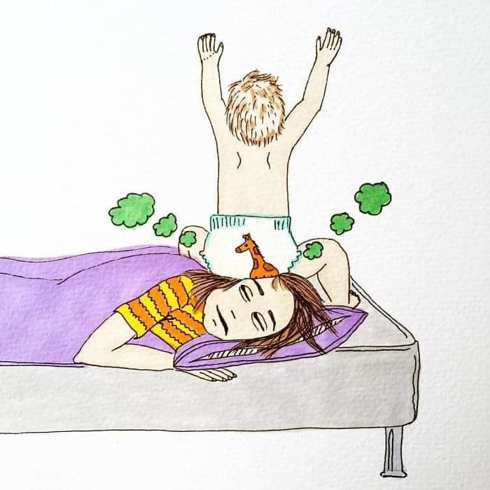 MOM NÀO BẢO Ở NHÀ CHĂM CON NHÀN VÀ SƯỚNG LẮM RA EM KỂ CHO MÀ NGHE 😂😂

Từ bao đời nay, người ta luôn mặc định mẹ ở nhà chăm con là nhàn và sướng, không phải lo đến chuyện đi làm kiếm tiền mưu sinh. Định nghĩa về công việc chăm con trong mắt mọi người đơn giản lắm, đâu có vất vả bằng 8 tiếng ngồi lì văn phòng, đầu tuần họp, cuối tuần báo cáo công việc, sáng đến đúng giờ chấm vân tay, chiều cũng không thể về sớm. Ngay cả chính phụ nữ chúng ta, khi biết có ai đó, bạn bè hay hàng xóm “được” ở nhà chăm con là trầm trồ lên đó sao.

Trong mắt mọi người, tất nhiên bao gồm cả những ông chồng, chăm con là ôm con cả ngày. Cái bọn trẻ con chưa biết đi ấy, tay chân bụ bẫm dễ thương, người thì thơm thơm mùi sữa, ôm cả ngày thì còn gì sung sướng, nhàn hạ bằng.

Nhàn và sướng như vậy nên nếu:

- Ở nhà chăm con mà để nhà cửa bừa bộn, quần áo quên chưa cho vào máy giặt giặt thì sẽ bị hỏi “cả ngày làm việc gì mà để nhà cửa thế này?”.

- Ở nhà chăm con mà chồng nhắn tin, gọi điện chưa trả lời ngay, thì sẽ bị thắc mắc “không biết làm gì mà không nghe máy?”.

- Ở nhà chăm con mà đầu tóc bù xù, quần áo luộm thuộm, thì sẽ bị nói “không biết tự chăm lo cho bản thân, không biết sắp xếp thời gian”.

- Ở nhà chăm con mà cuối ngày chồng về mặt khó chịu, cáu kỉnh, thì sẽ bị mắng “chồng đi làm về mệt không được một lời hỏi han”.

Chăm con cụ thể là công việc gì mà ai cũng bảo là nhàn vậy?

Chăm con hay trông con cụ thể bao hàm những công việc gì? Mà ai cũng trầm trồ, ngưỡng mộ vì là nhàn, vì là sướng. Vâng chúng tôi sướng lắm! Chăm con là tổng hòa của nhiều công việc ai cũng bảo là dễ và vụn vặt ấy.

Chăm con là cho con bú, cho con ăn, vệ sinh cho con, tắm cho con, chơi với con, bế con khi con muốn, nói chuyện với con khi con cần, thức đêm cùng con khi con không chịu ngủ. Chăm con còn là dọn dẹp nhà cửa, chăm con còn là phải luôn vui vẻ, tinh thần thoải mái để đủ sữa cho con.
Chăm con là tắm, là vệ sinh cá nhân thật nhanh, là bật dậy như lò xo khi nghe tiếng con khóc, ọ ọe bên tai. Chăm con là những giấc ngủ lơ mơ, tự dặn mình không được ngủ sâu giấc, còn dậy cho con bú, còn xem con có ra mồ hôi không, còn phải đắp chăn cho con nhỡ con bị lạnh.

Khi con đang ở giai đoạn sơ sinh, người ta sẽ nói “tầm này vẫn chưa vất đâu, giờ nó toàn ngủ và ti mẹ, mẹ tha hồ mà nằm chơi”. Nhưng họ đâu biết rằng một ngày đứa trẻ sơ sinh đại tiện, tiểu tiện bao nhiêu lần và người mẹ khi con ngủ thì còn phải tranh thủ giặt giũ, nấu nướng, dọn dẹp nhà cửa. Rồi còn nhiều vấn đề xảy đến mà mẹ phải một mình xoay xở như con nôn trớ, con bị táo bón, con hắt hơi sổ mũi, con bị rôm sẩy, con bỗng nhiên bỏ bú, con bỗng nhiên ngủ ngày chơi đêm…

Cứ thử trải qua 8 tiếng ở công sở và 8 tiếng ở nhà trông con, xem thời gian nào trôi đi nhanh hơn. Chưa hết đâu, đêm đến các ông chồng được ngủ trọn giấc, mà nếu con có khóc thì cũng trùm chăn kín mít để giấc ngủ không bị ảnh hưởng. Còn một mẹ một con cứ thế hết ôm nhau rồi chơi với nhau cho đến tận sáng.

Khi con đến tuổi ăn dặm, thì công việc vất vả nhất mà người mẹ phải làm là tìm ra phương pháp ăn phù hợp với con. Nhưng thực tế công việc này chưa vất vả bằng việc phải đứng ra bảo vệ chính kiến trước lời khuyên chẳng đâu vào đâu của mọi người xung quanh. Nếu con bụ bẫm thì không sao, con mà “còi” mặc dù nó nhanh nhẹn thì kiểu gì cũng bị mắng xối xả, “có mỗi việc cho nó ăn mà cũng không xong”, “để con còi dí thế à”, “chăm con kiểu gì vậy”.

Đến lúc con biết đi, chuyển sang ăn cơm, nói được nhiều hơn, thì người mẹ lại phải lo dạy con thế nào, đối phó với những khủng hoảng của con ra sao. Khi ấy con không vâng, ạ, dạ, thưa với người lớn, con ngang bướng, ương ngạch, nghịch ngợm thì cũng đổ lỗi hết lên đầu người mẹ rằng “mẹ không biết dạy con”, “con hư tại mẹ”.

Nếu ai thắc mắc vợ ở nhà làm gì thì hãy thử dành 1 ngày ở nhà chăm con toàn thời gian, nếu không thì thử thức một đêm chơi với con, sẽ có câu trả lời ngay. Đảm bảo các ông chồng sẽ sợ “xanh mặt”, thà đi làm còn hơn phải ở nhà chơi với con. Khi đã hiểu rồi thì xin đừng quát tháo, so bì hay coi thường những người làm mẹ. Họ thực sự là “siêu nhân” đấy, không phải người bình thường đâu!

- Illustration by Jade Nordahl