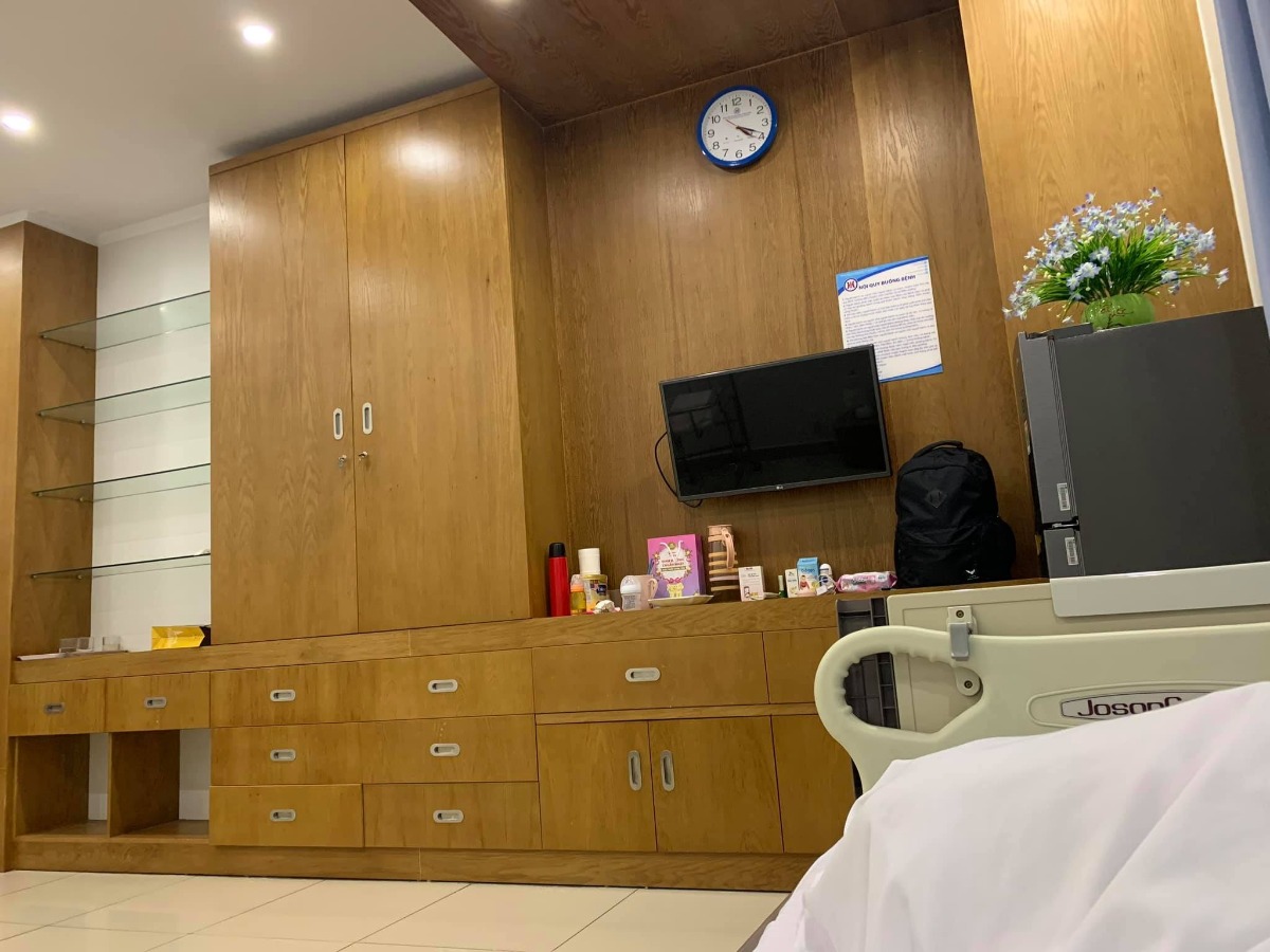 Review khoa sản 2 bệnh viện ĐKQT Hải Phòng
Thấy nhiều mẹ hỏi e vụ đi sinh rảnh rỗi tiện e viết mấy dòng review cho các mẹ tham khảo nhé 😇
E đăng kí sinh ở khoa sản 2 vào tuần 37 do từ lúc trước đã khám ở đây rồi thấy mọi thứ đều khá ưng nên đến ngày hẹn cứ đến đki vs làm xnts thôi vì k đẻ thì chả biết đi đâu luôn :)) suốt cả quá trình khám thai hay khám nhất là cô Nga và bác Đô. Phải nói là mn rất nhẹ nhàng luôn á lại quan tâm đến sp nên rất ưng rồi. Chỉ cần có vấn đề nhỏ là bác sĩ cho tìm nguyên nhân đến cùng. E khám trong từ tuần 24 nhưng không 1 lần chảy máu như các mẹ vẫn nói. Ncl rất chim ưng vụ khám thai. Chưa kể bác sĩ siêu âm đẹp trai quá trời, siêu âm lại cẩn thận tỉ mỉ, đỉnh cao luôn.
E chuyển dạ ở tuần 39 3h bắt đầu có hiện tượng đau bụng rồi nhưng vẫn nằm lì ở nhà đến tận 6h dậy ăn sáng chán chê mới lên viện. Chị bsi My khám cho e bảo ctc của e rất thuận vừa hơn 1 ngón tay rồi nhưng vẫn chưa thấy nhiều cơn co nên khuyên nhập viện. Ừ thì nhập viện nghĩ còn lâu mới đẻ nhưng không từ 12h bắt đầu đau nhiều, hơn 2h bsi My khám lại rồi chuyển luôn lên phòng đẻ. Nằm ở phòng đẻ mở 2p 3p thấy cũng bt rồi 4 5p, lúc gần mở hết mới vỡ ối đau dữ dội. Nằm ở phòng đẻ lát lại có ng đến khám, cô Thuỷ khám trong sờ đầu con e bảo khoảng 3kg2 3kg3. E đẻ 3kg2 thật mới kinh chứ. Mỗi lần khám cô lại động viên “cháu thuận lắm, cố lên đẻ thường, cô tin cháu đẻ đc nhé”. Ôi nghe cô nói mà thấy đc an ủi vãi. Có lúc đau quá bảo chồng xin bsi cho gây tê màng cứng bị bsi Thăng mắng té tát nói đẻ đc thì cứ để mà đẻ, đau đẻ mới tốt, k phải tốn tiền. Lúc cbi vào phòng đẻ cô Thủy bắt đầu dạy cách lấy hơi các kiểu. 7h 10 e vào phòng đẻ thi 7h25 con e chào đời. Ôi thực sự chưa bao giờ thấy phòng đẻ nào vui như thế. Đỡ đẻ cho e là bsi Thuỷ, bsi My, chị bsi Nhi tên Nga, mấy điều dưỡng nữa. Mọi người động viên như cổ vũ đá bóng ấy =))) lúc chờ đẻ thì ng nhà đc thay phiên nhau vào. Khâu tsm cho e là chị Nga, chị max hiền luôn động viên nằm lâu tí chị khâu cho đẹp :))) ở đây khâu tsm có tiêm tê vào đùi nha. Lúc khâu chả có cảm giác gì đâu, k giống các mẹ khác kể khâu sống hay tẩm tê vào kim :))) e nghe phát hỏang. Mẹ con e nằm chăm sóc đặc biệt 12 tiếng chờ phòng rồi đc chuyển lên tầng 17 view đẹp vãi chưởng. Nằm hồi sức vs chăm sóc đb sau đẻ thường thì con đc nằm cạnh mẹ luôn chả ai bế đi đâu đâu. Mẹ ra con ra. Sinh xong các chị vào ktra thường xuyên xem có vde j không, máu có đông không ấy, dạy mình massage bụng đẩy sản dịch. 
Các chị điều dưỡng ngày rửa 3 lần, bsi khám mẹ, bsi nhi khám con. Ncl mọi ng đều rất nhiệt tình. E đki chiếu plasma tsm cho đỡ đau. Mỗi lần chiếu xong nhẹ cả ng. Cái này mn nên chiếu nhé. E rạch dài khâu dài mà đi phăng phăng ấy. Thấy mn kêu nhiều khoản cơm bệnh viện mà e thì thấy ngon hnao cũng ăn hết :))) 
Kết lại e thấy các bsi ở đây giỏi, e ha lên xuống cao thấp thất thường nếu chỗ khác chắc bị đè ra mổ rồi. Nhưng ở đây bsi phát hiện sớm cho e đeo holter đo h.a 1 ngày và k có dấu hiệu tăng ha nên cho e đẻ thường. Khẳng định vs các mẹ ở đây k có chuyện thích đè ra mổ đâu ạ. Xin chuyển sang gói đẻ không đau bsi còn k cho vì e có khả năng đẻ bt đc. K hề làm tiền nha. Cô Thuỷ đúng như lời đồn cô max mát tay, theo hướng dẫn chỉ rặn mấy phát con đã ra rồi, lúc nào cũng vui vẻ động viên. E thấy cô cực kì có tâm luôn ấy. 
Sinh xong ngày thứ 2 e xuống khu chăm sóc mẹ bé tắm gội. Ôi trời sướng hết ng :))) bệnh viện này dịch vụ cái j cũng có luôn ấy. Phê pha lắm =)))
Về chi phí các mẹ đồn nhau đẻ chi phí ngang ps thì k có đâu nhé e nghĩ tuỳ theo cách chi tiêu của gđ thôi. E đẻ thường tính sơ sơ viện phí, chi tiêu, dịch vụ, xnts, xn cho con khoảng tầm 13-15tr j đấy. E áng chừng tiền nộp vào cộng vs các khoản chi tiêu, chưa trừ bao hiểm đi thì tầm đấy. Nhà e là chi tiêu nhiều rồi đó. Ai chi tiêu ít chắc 10 11tr. Chưa thanh toán chưa chốt sổ j cả. Chồng e chốt lại 1 câu bỏ đồng tiền xứng đáng. Ncl thấy đáng tin cậy!