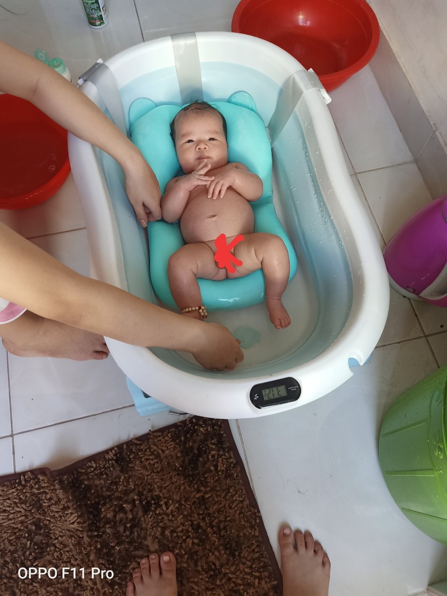 Nay mình review về hành trình đi sanh e win ở từ dũ nhé !
39tuần 3ngày :-Sáng ngủ dậy thấy ra 1chut máu hồng nhạt nhạt ở quần nhưng hok thấy dấu hiệu đau bụng hay j cả nên mẹ vẫn lviec bình thường ,cv cua mẹ là ngồi may đó ạ.may cả ngày đến tối mẹ thấy mệt mệt nên nghĩ, thường mẹ may đến 22h mới nghỉ .đi tới đi lui đến 23h mẹ mới lên phòng ngủ tự nhiên thấy dịch đỏ nhạt ra nhiều .thế là cùng bà ngoại và ba sách đồ đi viện. 
Trên đường đi vào viện cứ vài phút là e mót dưới đì mẹ 1cái đau giữ lắm giống nhu muốn tìm đường chui ra vậy? 
00h15 tới bv.y tá keu người nhà vào làm thủ tục  còn mẹ thì vào khám.
Vào khám cái bs bảo mở 8phân rồi. Bs hỏi sao giờ này mới đi viện. E bảo thì có đau bụng hay j đâu ,người khỏe re thấy ra máu mới đi.thế là bs bảo sắp sinh rồi hộ lý phụ thay đồ xong đẩy lên phòng sanh luôn, nói người nhà lam thủ tuc roi len sau cả hok kip.
Trộm vía e win thương mẹ lắm .siêu âm e 3kg7 bs bảo ca này sanh thuong hơi to chuẩn bị tinh thần nhưng mẹ làm theo bs ran 3hơi là e đã ra rồi 
00h40 mẹ gặp win.