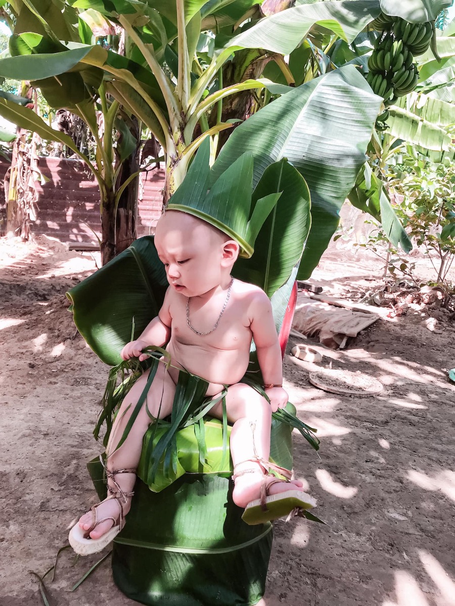Có ai thấy con ở đâu không ạ
Nếu không thấy thì con đã hoá thân thành công rồi🤣🤣
Chuyện là con chăn vịt giúp ông ngoại mà vịt thấy con nó sợ nên con phải hoá thân thành bụi chuối nè☺️☺️
