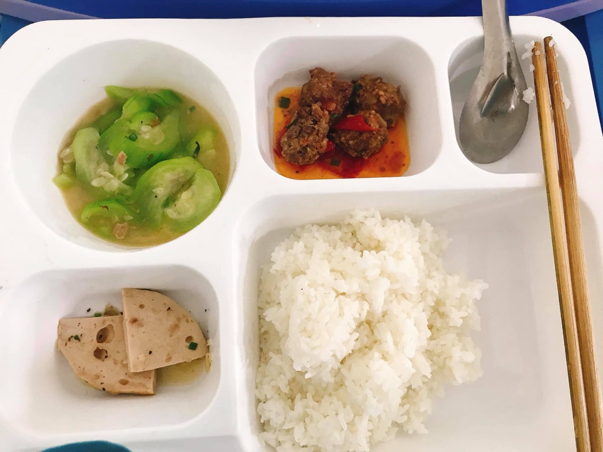 REVIEW SINH TẠI BỆNH VIỆN Y HỌC BIỂN HẢI PHÒNG

Nếu lựa chọn đc giữa đẻ thường và đẻ mổ, có lẽ e nguyện đẻ thường các bác ạ....hqa e ra viện nay mới có thời gian rì viu 😁😁😁
Hồi hộp cả đêm k ngủ đc để sáng hsau dậy sớm chuẩn bị lên bàn mổ ! Đến giờ vẫn sợ cái cảm giác lên bàn mổ, rồi tiêm mũi gây tê ở sống lưng,cảm giác phải dùng rất nhiều thuốc kháng sinh trog mấy ngày ở viện vì e sợ nhất là tiêm😭😭😭 Các y bác sĩ thì nhẹ nhàng nhiệt tình lắm, động viên cho tinh thần e thoải mái mà e k sao bớt sợ đc. Bs Huỳnh là ng trực tiếp mổ cho e, bsi gì mà yêu đời ghê :)) vừa động viên sản phụ, vừa hát cho mn nghe nữa 🤣
Hành trình vượt cạn bạn thứ 2 của e khi quyết định mổ ở viện Y Học Biển quả thực là rất đúng 👍🏻👍🏻👍🏻 mặc dù trước đó e thay đổi địa điểm đi sinh liên tọi :)) chỉ trong 1 ngày từ Green về ĐKQT r suy nghĩ về Sản =>> chốt hạ Y HỌC BIỂN. Chẳng phải tự dưng e qđ nhanh như thế khi chưa tìm hiểu rõ đâu. Vì bé này e chưa kịp mua thẻ bh thai sản, kinh tế năm nay do cô vít thì các bác biết r đấy. Nên e cố gắng làm sao đi đẻ chi phí phù hợp nhất mà lại sướng cái thằng ng, đc chăm sóc tận tình nhẹ nhàng, cơm bê tận nơi... nhưng quan trọng là vết mổ. Bác sĩ nam mà cực khéo tay luôn nhé 😁 bác sĩ đc mn truyền tai nhau là mát tay, vui tính, nhẹ nhàng đấy ạ. Sau khi mổ xong thì bsi là ng trực tiếp khâu vết mổ lại cho mình luôn. Tvia đi vệ sinh vết mổ ai cũng khen đẹp 😍😍😍 cơ mà công nhận ai đẻ mổ ở đó thì vết mổ đều đẹp như nhau ý ! 
Thực sự sau 6 ngày ở viện, đi đẻ như đi nghỉ dưỡng ☺️ ngày 3 bữa, cháo - bánh đa - cơm e chén sạch sẽ 🤣🤣🤣 e chân thành cám ơn các bsi và các c điều dưỡng ở khoa Sản Nhi rất nhiều ạ 👏🏻👏🏻👏🏻