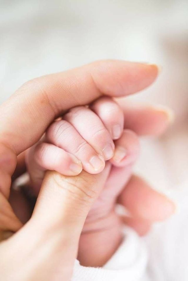 Mom nào thích nhìn tay trẻ con như em ko 😂😂
