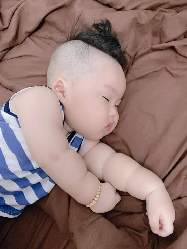 Con hơi nhiều ngấn tí, mẹ nào xin vía nhiều ngấn ko em cho ạ 😛😝