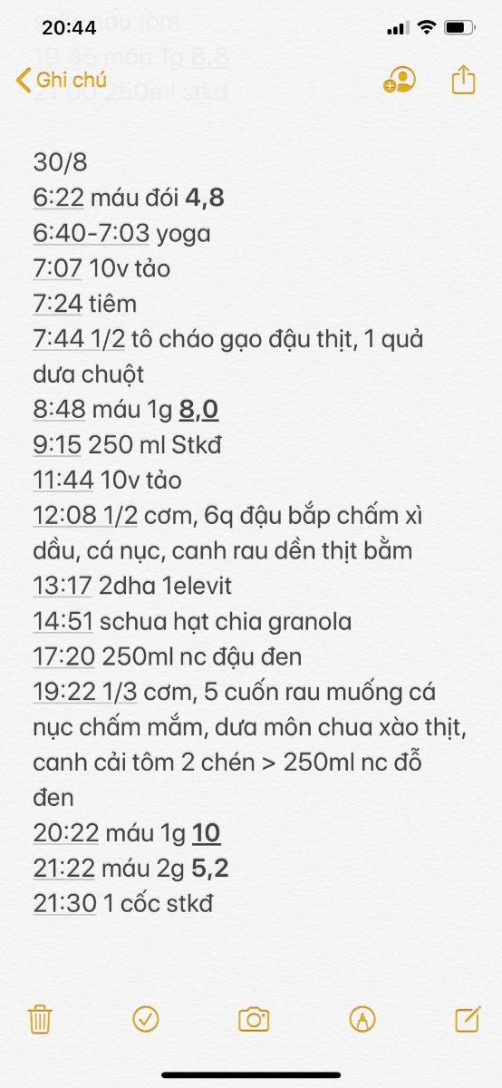 Chào các mom, sau gần 10 ngày vật lộn với tđtk, hôm nay em đã thành công bước đầu trong kiểm soát đường cao sau ăn rồi ạ. Em chắc chắn rằng nếu em cố gắng duy trì sẽ sớm thoát khỏi tđtk thôi 😍

Em xin chia sẻ 1 số bí kíp em đi lượm lặt khắp nơi và đang áp dụng nhé:

- Tập yoga 20p buổi sáng,  thấy phù hợp với thể lực của bản thân, nhẹ nhàng và ko mệt (trước đây em lười thể dục lắm 😓) . Trên app có: https://mamibabi.com.vn/yoga

- Sau ăn 3 bữa chính em nghỉ 5p và sau 5p em bắt đầu bấm đồng hồ đi bộ NHANH trong 10p 

- Uống tảo xoắn 20v mỗi ngày trước ăn sáng và ăn trưa tầm 30p (buổi tối em uống nước đỗ đen nên để tránh giảm hấp thụ canxi trong tảo em ko uống tảo buổi tối nữa)

- Buổi tối trước khi ăn 1 tiếng <khoảng 17:00 bắt đầu> uống hết 500ml nước đỗ đen rang, em chia ra 250ml uống trước khi tắm và tắm xong uống hết 250ml còn lại

- Về bữa ăn thì em ăn ko đường, hạn chế tinh bột, và lúc nào cũng theo thứ tự: ăn nhiều rau trước > ăn cá thịt > 1/3 cơm > canh. Ko ăn tập trung no vào bữa chính, tăng bữa phụ. Ăn bữa phụ sẽ giảm tải lượng ăn nạp vào bữa chính

Dưới đây là ảnh chụp 2 ngày vừa qua của em cho các mom tiện so sánh nhé! Bí kíp quan trọng là đi bộ NHANH ấy nhé ✊