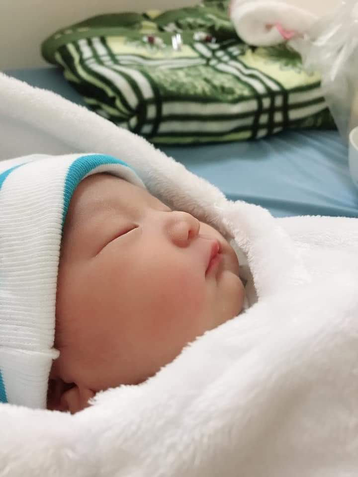 Sam đã gặp ba mẹ được 6d rồi. Trộm vía, em ngoan lắm, chỉ ti xong là ngủ. Mẹ thương em lắm vì mẹ k đủ sữa cho em. Cả quá trình em ra với mẹ cũng nhanh lắm ạ. Ngày sanh em mẹ vẫn đi làm bình thường. Tối về thấy có đau lưng nhưng mà mẹ vẫn tắm rửa rồi đi ngủ. 3h sáng dậy đi vệ sinh thì thấy có xuống máu báo. Vậy là mẹ biết em sắp ra với ba mẹ rồi nhưng mà mẹ vẫn vào giường nằm k gọi ba dậy vì biết ba đi làm mệt. Mẹ nằm mẹ lo lắm. Mẹ không ngủ được. Sáng dậy mẹ vẫn đi chợ nấu ăn cho cả nhà rồi mới lên viện khám. Lúc đó tầm 8h30 mẹ cũng chưa thấy đau gì nhiều. Bs nói mở 3 phân rồi nên làm thủ tục nhập viện. Tầm 10h Mẹ vào đo tim thai theo dõi rồi bác sĩ khám lại nói mở 6p. Lúc đó mẹ cảm thấy đau nhiều nhiều nhưng mẹ với em cùng nhau cố gắng. Tầm 30p sau bác sĩ bảo mẹ mở đủ 10 phân và chuẩn bị sanh em. Mẹ sanh em nhanh lắm. Nhưng vì tập đầu  mẹ chưa biết cách lấy hơi nên mẹ hơi đuối. Mẹ cố gắng điều chỉnh lại nhịp thở và chờ cơn gò rồi mẹ rặn 3 hơi là em đã ra với mẹ rồi. Mẹ yêu em lắm ❤️❤️