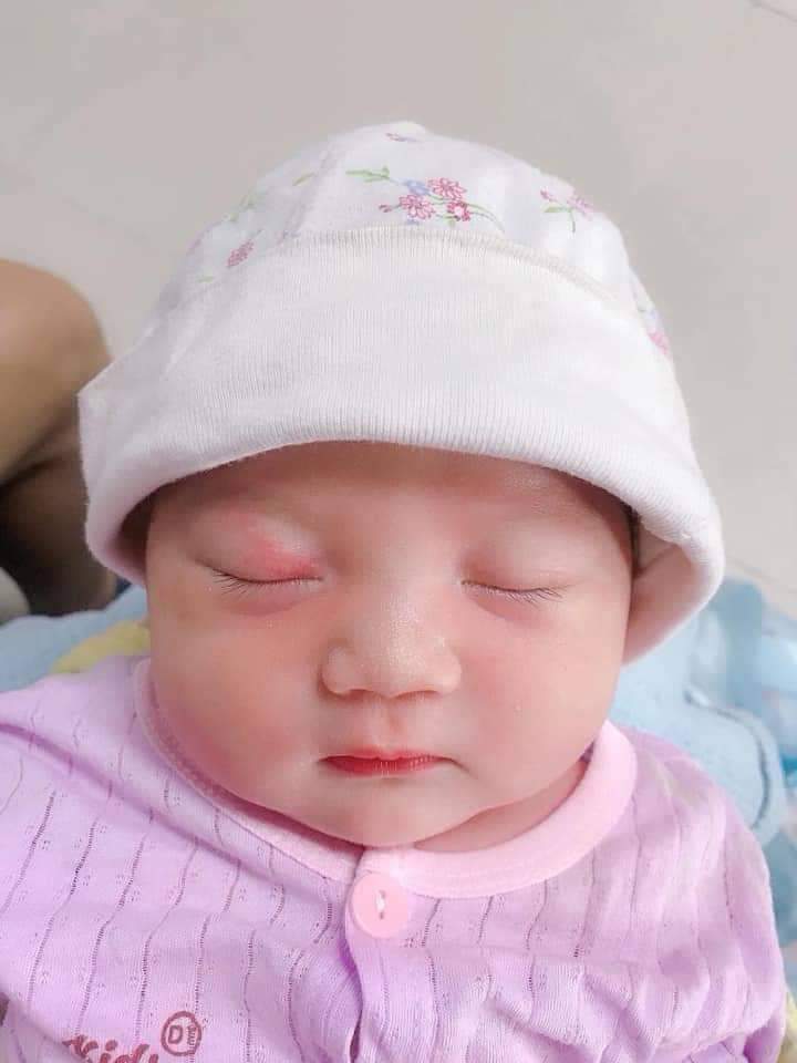 tên con  là chery ạ 
Con sinh ở tuần 39w 
Con đc 3,8kg   .
Hôm nay con đc 10d ngày tuổi ạ , mà con đã lớn đc 700gr rồi ạ , mẹ con vừa cân con xong nè .

Các mom cho em hỏi , hiện tại e rất nhiều sữa , hai bầu ngực lúc nào cũng như hai quả tạ , e muốn hút ra trữ cho con , thì bảo quản như thế nào ạ , và sữa mẹ hút để ra bên ngoài thì để đc bao lâu , e muốn hút tập cho con ăn bình cho quên , để đi đâu m còn đi đc , có mẹ nào xin vía nhiều sữa của mẹ con k ạ