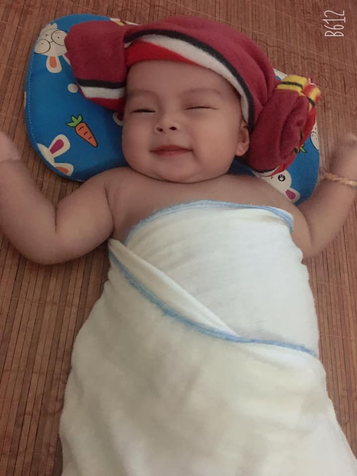 E sinh bé đã 2m23d rồi  nb3kg h đã7,5kg rồi ak.sữa mẹ hoàn toàn ạ.h e ms kể hành trình ik đẻ của e ạ.e dự sinh 25/6 Mk chưa thấy dấu hiệu j nên e lên viện theo dõi .đúng chiều 26/6 e đau bụng mk k thấy ra huyết Hồng hay máu báo j cả .m.n bảo đợi nó ra rồi mới có dấu sinh nhưng e đau theo từng cơn nên đi vào bsi khám trong thì mở 4 phân rồi .bsi đẩy vào phòng  sinh lên chiếc giường huyền thoại đó e đã mở thêm sau họ bấm ối mở hết e sinh luôn ,răn 3 hơi là chuột con chào đời .họ đẩy e ra ai cũng ngạc nhiên bảo mới thấy nó vào mà đã ra rồi .tv e sinh nhanh chắc do hay đi xin vía sinh nhanh sinh thường của các mom nên e sinh nhanh ạ,
