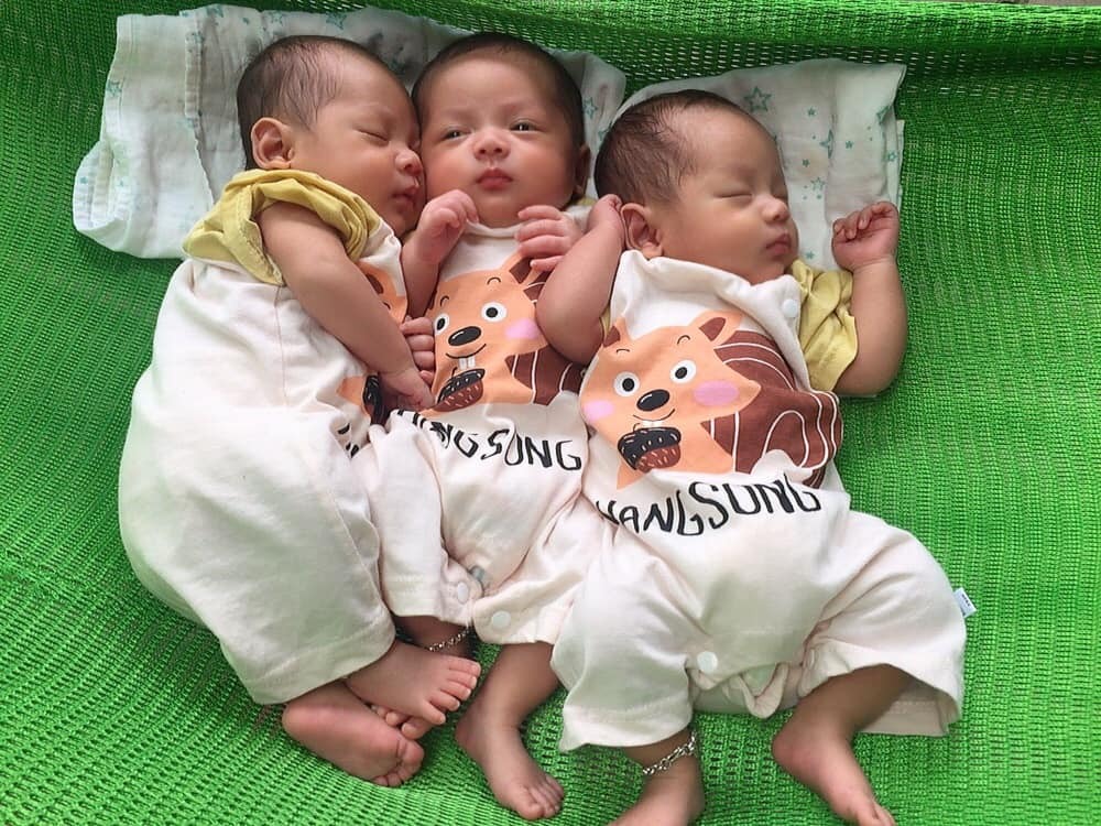 Mới ngày nào e còn bỡ ngỡ lên app hỏi về kinh nghiệm mang thai 3... vậy mà bây giờ bé nhà e đã được 1m15d rồi các mẹ ạ.  E vượt càn thành công r ạ. Chúc các mẹ bầu vượt cạn thành công và chào đón các con đủ ngày đủ tháng nhé.