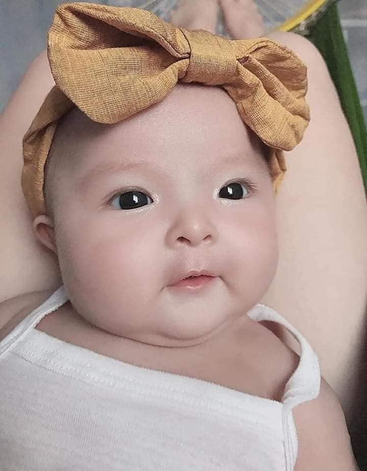 E cũng vèo cái ra luôn, mẹ nào xin vía má bánh bao e cho ạ