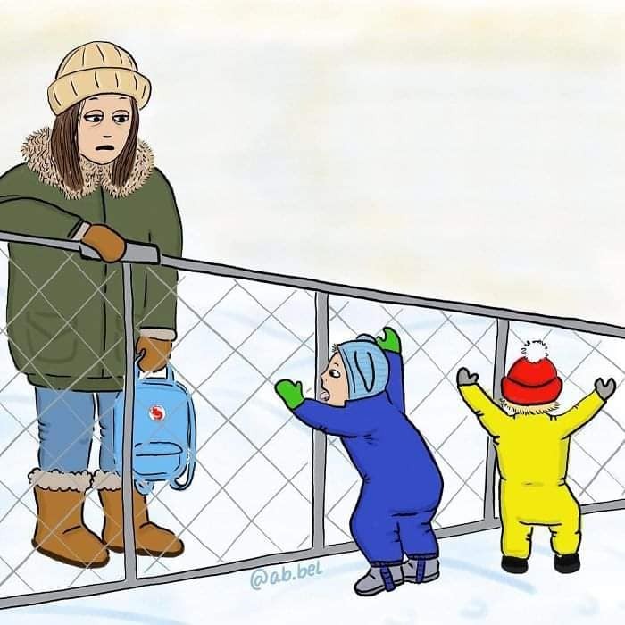 MOM NÀO BẢO Ở NHÀ CHĂM CON NHÀN VÀ SƯỚNG LẮM RA EM KỂ CHO MÀ NGHE 😂😂

Từ bao đời nay, người ta luôn mặc định mẹ ở nhà chăm con là nhàn và sướng, không phải lo đến chuyện đi làm kiếm tiền mưu sinh. Định nghĩa về công việc chăm con trong mắt mọi người đơn giản lắm, đâu có vất vả bằng 8 tiếng ngồi lì văn phòng, đầu tuần họp, cuối tuần báo cáo công việc, sáng đến đúng giờ chấm vân tay, chiều cũng không thể về sớm. Ngay cả chính phụ nữ chúng ta, khi biết có ai đó, bạn bè hay hàng xóm “được” ở nhà chăm con là trầm trồ lên đó sao.

Trong mắt mọi người, tất nhiên bao gồm cả những ông chồng, chăm con là ôm con cả ngày. Cái bọn trẻ con chưa biết đi ấy, tay chân bụ bẫm dễ thương, người thì thơm thơm mùi sữa, ôm cả ngày thì còn gì sung sướng, nhàn hạ bằng.

Nhàn và sướng như vậy nên nếu:

- Ở nhà chăm con mà để nhà cửa bừa bộn, quần áo quên chưa cho vào máy giặt giặt thì sẽ bị hỏi “cả ngày làm việc gì mà để nhà cửa thế này?”.

- Ở nhà chăm con mà chồng nhắn tin, gọi điện chưa trả lời ngay, thì sẽ bị thắc mắc “không biết làm gì mà không nghe máy?”.

- Ở nhà chăm con mà đầu tóc bù xù, quần áo luộm thuộm, thì sẽ bị nói “không biết tự chăm lo cho bản thân, không biết sắp xếp thời gian”.

- Ở nhà chăm con mà cuối ngày chồng về mặt khó chịu, cáu kỉnh, thì sẽ bị mắng “chồng đi làm về mệt không được một lời hỏi han”.

Chăm con cụ thể là công việc gì mà ai cũng bảo là nhàn vậy?

Chăm con hay trông con cụ thể bao hàm những công việc gì? Mà ai cũng trầm trồ, ngưỡng mộ vì là nhàn, vì là sướng. Vâng chúng tôi sướng lắm! Chăm con là tổng hòa của nhiều công việc ai cũng bảo là dễ và vụn vặt ấy.

Chăm con là cho con bú, cho con ăn, vệ sinh cho con, tắm cho con, chơi với con, bế con khi con muốn, nói chuyện với con khi con cần, thức đêm cùng con khi con không chịu ngủ. Chăm con còn là dọn dẹp nhà cửa, chăm con còn là phải luôn vui vẻ, tinh thần thoải mái để đủ sữa cho con.
Chăm con là tắm, là vệ sinh cá nhân thật nhanh, là bật dậy như lò xo khi nghe tiếng con khóc, ọ ọe bên tai. Chăm con là những giấc ngủ lơ mơ, tự dặn mình không được ngủ sâu giấc, còn dậy cho con bú, còn xem con có ra mồ hôi không, còn phải đắp chăn cho con nhỡ con bị lạnh.

Khi con đang ở giai đoạn sơ sinh, người ta sẽ nói “tầm này vẫn chưa vất đâu, giờ nó toàn ngủ và ti mẹ, mẹ tha hồ mà nằm chơi”. Nhưng họ đâu biết rằng một ngày đứa trẻ sơ sinh đại tiện, tiểu tiện bao nhiêu lần và người mẹ khi con ngủ thì còn phải tranh thủ giặt giũ, nấu nướng, dọn dẹp nhà cửa. Rồi còn nhiều vấn đề xảy đến mà mẹ phải một mình xoay xở như con nôn trớ, con bị táo bón, con hắt hơi sổ mũi, con bị rôm sẩy, con bỗng nhiên bỏ bú, con bỗng nhiên ngủ ngày chơi đêm…

Cứ thử trải qua 8 tiếng ở công sở và 8 tiếng ở nhà trông con, xem thời gian nào trôi đi nhanh hơn. Chưa hết đâu, đêm đến các ông chồng được ngủ trọn giấc, mà nếu con có khóc thì cũng trùm chăn kín mít để giấc ngủ không bị ảnh hưởng. Còn một mẹ một con cứ thế hết ôm nhau rồi chơi với nhau cho đến tận sáng.

Khi con đến tuổi ăn dặm, thì công việc vất vả nhất mà người mẹ phải làm là tìm ra phương pháp ăn phù hợp với con. Nhưng thực tế công việc này chưa vất vả bằng việc phải đứng ra bảo vệ chính kiến trước lời khuyên chẳng đâu vào đâu của mọi người xung quanh. Nếu con bụ bẫm thì không sao, con mà “còi” mặc dù nó nhanh nhẹn thì kiểu gì cũng bị mắng xối xả, “có mỗi việc cho nó ăn mà cũng không xong”, “để con còi dí thế à”, “chăm con kiểu gì vậy”.

Đến lúc con biết đi, chuyển sang ăn cơm, nói được nhiều hơn, thì người mẹ lại phải lo dạy con thế nào, đối phó với những khủng hoảng của con ra sao. Khi ấy con không vâng, ạ, dạ, thưa với người lớn, con ngang bướng, ương ngạch, nghịch ngợm thì cũng đổ lỗi hết lên đầu người mẹ rằng “mẹ không biết dạy con”, “con hư tại mẹ”.

Nếu ai thắc mắc vợ ở nhà làm gì thì hãy thử dành 1 ngày ở nhà chăm con toàn thời gian, nếu không thì thử thức một đêm chơi với con, sẽ có câu trả lời ngay. Đảm bảo các ông chồng sẽ sợ “xanh mặt”, thà đi làm còn hơn phải ở nhà chơi với con. Khi đã hiểu rồi thì xin đừng quát tháo, so bì hay coi thường những người làm mẹ. Họ thực sự là “siêu nhân” đấy, không phải người bình thường đâu!

- Illustration by Jade Nordahl