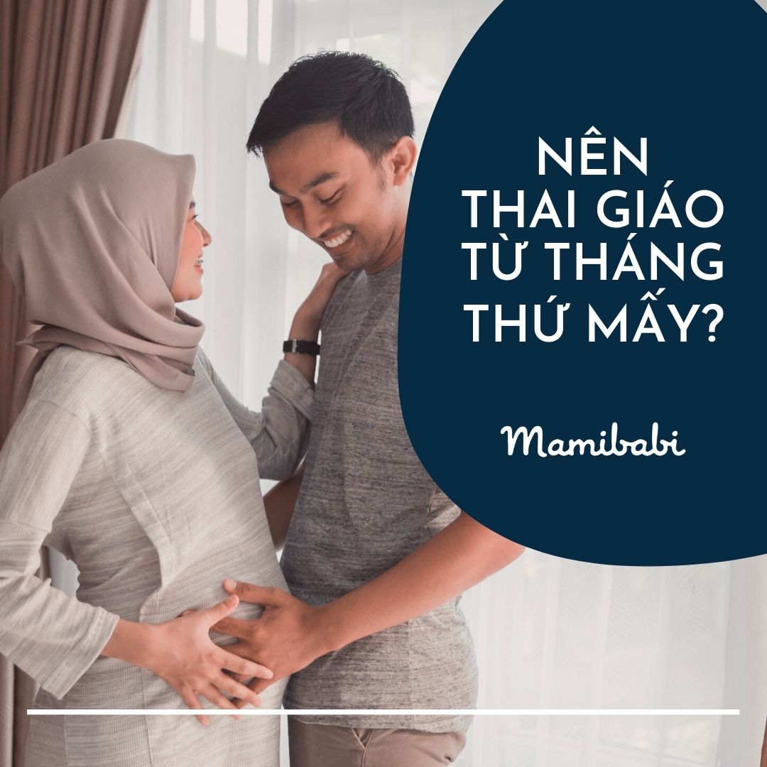 🥰NÊN THAI GIÁO TỪ THÁNG THỨ MẤY? 🗓

🗓Nên bắt đầu thai giáo từ tuần thứ bao nhiêu? Nói chuyện với thai nhi từ tháng thứ mấy thì con sẽ bắt đầu hiểu? Đây là câu hỏi đc quá trời các mẹ thắc mắc vì ko phải ai cũng biết đến thai giáo trước khi mang bầu mà thường là bầu một thời gian rồi mới bắt đầu thai giáo. Vậy nên thai giáo từ khi nào để con phát triển toàn diện? Hôm nay mình sẽ chia sẻ với các mẹ thời gian phù hợp để bắt đầu thai giáo cho con nha!

1. Nên thai giáo từ tháng thứ mấy, tuần bao nhiêu?

👍Trên thực tế, ko có mốc thời gian cố định để bắt đầu thai giáo cho bé mà chỉ có các hoạt động thai giáo phù hợp với từng tuần thai, ngày mang thai. Nếu dùng Mamibabi để thai giáo thì trên app các mẹ thấy đã đc thiết kế sẵn từng hoạt động tương ứng với từng ngày rồi, chỉ cần mở app và làm theo thôi ạ.

👍Em sẽ nói qua thêm 1 chút về lợi ích của thai giáo, sau đó sẽ nói vắn tắt các hoạt động thai giáo nên làm gì, trọng tâm thai giáo theo từng tháng nha các mom.

2. Lợi ích của thai giáo

Theo tác giả Trần Trúc Anh trong quyển Cẩm nang thai giáo - Phương pháp giáo dục trẻ khi còn là bào thai, thì những trẻ em được Thai giáo tốt sẽ có những đặc điểm sau:

👉Thừa hưởng những ưu điểm di truyền của cha mẹ: Kết hợp những nét đẹp của bố và mẹ nên thường xinh trai, đẹp gái hơn bố mẹ.

👉Nhanh chóng trưởng thành: Trẻ được thai giáo có biểu hiện rõ ràng là lớn nhanh hơn những trẻ khác, nói sớm, nhanh nhẹn, hoạt bát..., biết ngồi, đứng, đi, chạy sớm hơn những đứa trẻ khác.

👉Ngoan, ngủ tốt, hiếm khi quấy khóc: Trẻ được thai giáo có đầy đủ dưỡng chất trong cơ thể ngay từ trong bụng mẹ nên có sức khỏe tốt, tinh thần thoải mái nên thường dễ nuôi.

👉Chỉ số IQ, EQ cao: Nhờ những tác động hàng ngày suốt trong thời kỳ mang thai nên não bộ của trẻ được thai giáo phát triển rất nhanh. Và do được nuôi dưỡng bằng tình yêu thương, những cảm xúc tích cực từ mẹ và mọi người xung quanh, bé có chỉ số thông minh xúc cảm (EQ) cao hơn những trẻ khác.

👉Phẩm chất đạo đức tốt: “Con vào dạ, mạ đi tu” nên trẻ được thai giáo được hưởng những suy nghĩ chân, thiện, mỹ từ mẹ nên có xu hướng trở thành những người biết quan tâm đến mọi người, yêu thương mọi người, nhiệt tình, thành thực, có thái độ sống tích cực, yêu ghét rõ ràng, biết phải trái.

👉Dễ thích ứng và nhiều khả năng sáng tạo: Trẻ trải qua quá trình thai giáo thường có tính độc lập trong cuộc sống, biết tự lập sớm, có khả năng thích ứng với các môi trường sống khác nhau, có cá tính mạnh, trí tưởng tượng phong phú, sáng tạo, có trách nhiệm với bản thân, gia đình và xã hội.

👉Có ý chí kiên cường: Trẻ được thai giáo thường sống lạc quan, cho dù gặp khó khăn cũng dũng cảm đương đầu.

Tóm lại, trẻ được thai giáo có rất nhiều ưu điểm, thực sự là những đứa trẻ có đầy đủ tố chất như chúng ta hằng mong đợi. Những ví dụ điển hình sau đây sẽ chứng minh những đặc điểm trên là hoàn toàn có cơ sở ở trẻ được thai giáo.

3. Hướng dẫn thai giáo cho mẹ bầu từng tháng

👍Nếu muốn tìm hiểu chi tiết từng tháng, mom có thể đọc thêm từng bài tại đây:
https://mamibabi.com.vn/newscategory/19/thai-giao-theo-thang

👍Sau đây mình sẽ tóm tắt các hoạt động thai giáo trọng tâm từng tháng để mom nắm được nha:

🥳TRƯỚC KHI MANG THAI:
- Tiêm phòng sởi, quai bị, Rubella - Khám sức khỏe tổng quát
- Chăm sóc sức khỏe thể chất và tinh thần
- Vợ chồng yêu thương nhau
- Chuẩn bị tâm lý đón nhận em bé

🥳THAI GIÁO THÁNG THỨ 1:
- Khám thai và tuân thủ những chỉ dẫn của bác sỹ về lịch khám, ăn uống, thuốc...
- Lao động vừa sức, nghỉ ngơi hợp lý
- Bắt đầu áp dụng phương pháp thai giáo qua 5 tác động giác quan

🥳THAI GIÁO THÁNG THỨ 2:
- Giữ tâm trạng cân bằng, vui vẻ, hạnh phúc
- Khắc phục tình trạng ốm nghén và các vấn đề tâm lý tiêu cực
- Nghe nhạc thai giáo trong suốt thai kỳ

🥳THAI GIÁO THÁNG THỨ 3:
- Khám thai, xét nghiệm, tầm soát dị tật

🥳THAI GIÁO THÁNG THỨ 4:
- Nói chuyện với bé
- Mát xa bụng nhẹ nhàng
- Đi dạo
- Ngắm cảnh đẹp, tranh đẹp

🥳THAI GIÁO THÁNG THỨ 5:
- Dạy bé qua bài hát, thơ, truyện
- Tập cho bé vận động trong bụng mẹ
- Chơi đùa cùng thai nhi: Giúp thai nhi di chuyển theo tay ba mẹ

🥳THAI GIÁO THÁNG THỨ 6:
- Dạy trẻ ngôn ngữ
- Trò chuyện cùng bé 
- Tập thể dụng có lợi cho việc sinh

🥳THAI GIÁO THÁNG THỨ 7:
- Đặt tên cho bé và gọi hàng ngày
- Nghỉ ngơi hợp lý

🥳THAI GIÁO THÁNG THỨ 8:
- Tâm sự cùng con

🥳THAI GIÁO THÁNG THỨ 9:
- Sẵn sàng cho sự ra đời của bé
- Chú ý sự an toàn của mẹ và bé
- Giáo dục con sau sinh, tiếp tục dạy con thông qua tác động 5 giác quan của bé

4. Học thai giáo miễn phí

Theo quan điểm của mình thôi nhé, trên thực tế thì các mẹ ko cần tham gia các khóa học thai giáo vì trên app Mamibabi đã có đầy đủ các hoạt động thai giáo cho các mẹ rồi. Ngoài ra trên app có cộng đồng các mẹ đã và đang thai giáo, cần tâm sự hay hỏi han gì là có thể post bài hỏi được ngay. Rất tiện phải không ạ? 

Chúc các mẹ thai giáo hiệu quả nha! 😍