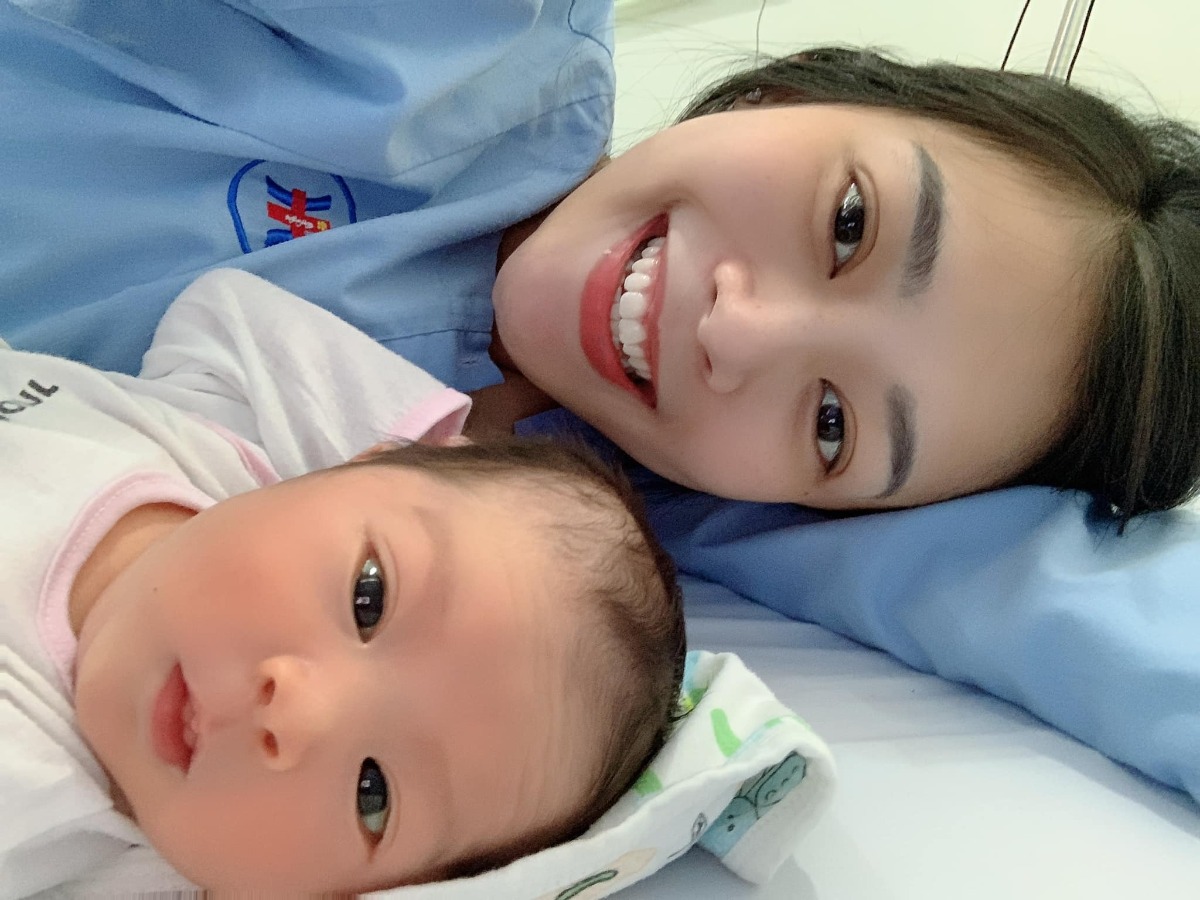 REVIEW SINH TẠI ĐA KHOA QUỐC TẾ HẢI PHÒNG

Hnay nằm rảnh rỗi em xin phép review cho các mẹ chuẩn bị sinh em bé nhé ! Em sinh được 8 ngày rồi , sinh mổ bé gái 3kg1 tại sản 1 bệnh viện đkqt Hải Phòng, bác sĩ mổ cho em là cô Đoàn Thuý Hà . Bé này e sinh là bé thứ 3 do vỡ kế hoạch 😆 những lần sinh trước e đẻ thường khá dễ và đều phải lách ối vì cổ tử cung e ngả sau. Tâm lý khá chủ quan do nghĩ sinh thường được nên em đều chọn bệnh viện đẹp dịch vụ tốt sau sinh vì người nhà em đều bận . Ban đầu 12 tuần e có đăng ký bên Vinmec và được bs Hương theo dõi thai kỳ . Nhưng đến mốc 24w thì vướng dịch nên e ngại qua Vin mah khám tại phòng khám cô Đoàn Thuý Hà . E có quen cô Hà nhưng ko thích đkqt lắm vì thấy phòng xấu với mn chê quá nên ko đk sinh bên này . Cô Hà theo dõi thai kỳ cho em và có bảo nếu thích sinh bên Vin thì cô sẽ nhờ cô Tuyết Mai đỡ cho em khá mát tay là bạn của cô . E hẹn lịch cô Mai và đến khám nhưng ko thấy cô nhiệt tình lắm và phía bên Vin muốn em xét nghiệm thêm trước sinh vì em đổi bác sĩ nên xét nghiệm cũ của em chưa chuyển ... thấy khá lằng nhằng nên e đăng ký cô Hà về Đkqt với cô hứa cho ở phòng đẹp có ng phục vụ nhiệt tình và khâu thẩm mỹ lại tuốt tuồn tuột cho em nữa 😆😆😆 vấn đề đến tuần thứ 38 bụng em vẫn khá cao và con em lại bị 1 vòng hoa quấn cổ nữa nên e cũng hơi lo sẽ phải mổ . Dự sinh em là ngày 10/7 đến ngày 5/7 khám mah bụng vẫn cao như chửa 3-4 tháng . Tâm lý khá hoang mang 😅 mah lại mở 3p rồi vẫn chưa thấy j . Cô Hà bảo em m10 cô đi Sài Gòn nên e sẽ phải chuẩn bị tinh thần rằng đến m9 ko đẻ được là em lên thớt . Về nhà tắm rửa các thứ ko thấy j e vẫn ung dung đi chơi , cf , mua đồ các thứ . Đến tối 7/7 em thấy đau gài gài xuống thì vội sang nhà cô Hà khám hôm ấy cô lại vướng đi quảng ninh chưa về . Đo cơn co đã có mah nhịp tim bé tăng cao quá mức bt như lúc chuyển dạ nên cô gọi điện bảo nhập viện ngay. Tức tốc về nhà ăn bát cơm , tắm sắp đồ đạc vào viện . Lên viện thì có bạn y tá ra đón bảo cô Hà gọi về làm thủ tục xét nghiệm các thứ , đo cơn nhịp tim bé và lấy phòng cho em nghỉ . Đến 9h sáng hôm sau , e dậy và đi đo nhịp tim khoảng 11h cô về vội vào khám thì thấy bé vẫn khá cao cô hỏi muốn mổ luôn ko ? E xin đợi đến tối kích đẻ nếu ko được mới mổ . Trốn về nhà làm bát bún vịt , gội đầu sạch sẽ thơm tho , gọi điện xin thầy tử vi h đẻ OK nhất trong ngày mai . Tối e lên viện nằm đợi cơn đau đẻ mah ko có cái cơn nào hết ấy 😂 7h sáng ngày 9/7 e đang ngon giấc cô Hà lại vào tìm ( e được xếp phòng cạnh phòng chờ đẻ ) gọi em ktra và ko thấy hiện tượng chuyển dạ nên cô bảo em cb mổ 😱 Nài nỉ xin kích nhưng cô bảo bé bị vòng hoa quấn chặt nên ko chui xuống được , nếu kích em vừa chịu cơn đau đẻ khá mất sức rồi kiểu j cũng mổ nên chọn mổ chủ động . Em OK và chọn 11h30p . Sau đó , bị thụt hậu môn và về phòng thông báo với chồng . Vệ sinh xong xuôi , ck em té về nhà có chút vc và bảo 11h có mặt . Nằm trong phòng khá sợ . Y tá 4-5 ng gọi nhưng em vẫn lý do lý chấu ko ra 🤣 . Cuối cùng thì vẫn phải đẻ . Nằm trong phòng chờ đẻ xong xuôi các thủ tục . E được đẩy lên t5 vào phòng mổ , bị chọc thuốc tê vào tuỷ sống xong bị trói lại , 🤣 e kêu gào ầm ỹ các thứ kêu hoa mắt chóng mặt muốn ngất . Thế khoảng 10p thì nghe thấy em bé oe oe rồi , được 3kg1 . Xong y tá bế em cho gặp mẹ xíu r bế ra vs bố và bà nội bà ngoại . E khâu xong thì khâu lại vùng kín . Xong xuôi tất cả tầm 2 tiếng . Nhìn chân mình mah chẳng cử độnh được j cả . Rồi sang phòng hậu phẫu khoảng 6 tiếng sau y tá đón em lên t13 vì em đặt phòng 1tr4 1 ngày hôm em mổ xong mới có phòng . Mổ xong sợ đau nên em truyền giảm đau 3 ngày . Y tá phục vụ 24/24 cả bé lẫn mẹ bé 1tr 1 ngày , hết truyền dịch em thuê ngoài khoa có 500k/1 ngày thui . Các mẹ cứ chê chứ e thấy các bạn điều dưỡng khá nhiệt tình chăm bé , chăm mẹ vệ sinh tận giường còn chăm cả bé t2 nhà e lên ở vs mẹ nữa . Tuy cơm có hơi chán nhưng thôi tạm chấp nhận được . Đến ngày t6 chán quá e xin về thì gọi được cả dv gội đầu tại phòng luôn. Viện phí gồm : đẻ mổ , khâu thẩm Mỹ tầng sinh môn , chi phí thuê điều dưỡng , tiền phòng , xét nghiệm các thứ , xét nghiệm bé sau sinh : 41tr500 tất cả . Mổ đẻ hoàn toàn ko đau , e thấy khỏe hơn sinh thường có điều phải kiêng kỹ hơn xíu . Ah quên sau còn chiếu plasma chống sẹo nữa nên sẹo nhanh lành hơn bt . 250k 1 lần . Làm 3 lần là đẹp r ☺️