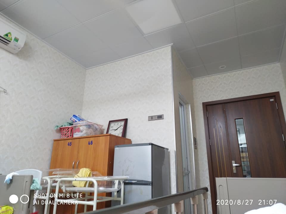 REVIEW KINH PHÍ ĐẺ MỔ DỊCH VỤ PHỤ SẢN HÀ NỘI D4

Hôm trước có hứa chia sẻ về kinh phí đẻ mổ dịch vụ D4 cho một số bạn. Nay ck mình thanh toán rồi, nên mình chia sẻ cho một số bạn chuẩn bị đẻ mổ dịch vụ D3,D4 để chuẩn bị nhé❤️
- Đồ mang đi sinh Mẹ và Bé. 
Vẫn như mọi lần nhà mình ôm đồm mang rất nhiều đồ, sau phải mang về hết😁. 
Nên các mom chỉ cần cb:
+ 01 Bộ cho Mẹ và 01bộ Bé lúc ra viện
+ Bỉm cho Mẹ và Bé, sữa, bình sữa cho Bé
+ Bao tay, bao chân, mũ, khăn xô
+ Tất chân cho Mẹ, bông nhét tai, nước muối sinh lý để lau mặt, khăn mặt, bàn chải đánh răng
+ Khăn voan/ khăn bông bay che bé khi ra viện
+ Khăn khô đa năng để rửa cho Bé ị, đái
+ Chậu nhỏ để rửa cho bé ị, đái.
Hình như chỉ thế là đủ😍😍
- Về kinh phí:
Mình mổ chủ động, chọn BS khu dịch vụ, nằm ở D3 hay D4 là do BS mình chọn làm bên nào nhé. Mình nằm D4. Các Mom khi đi làm thủ tục mổ thì không cần đặt trước phòng cho đỡ tốn 1 ngày tiền phòng nhé😊
+ Đặt cọc 25,5tr
+ Chuẩn bị ra viện cọc thêm 8tr
Tổng 33,5tr được trừ 2,1tr BHYT trái tuyến. Tiền viện phí 31,5tr + 1tr( gần 1tr thôi) tiền sữa Mẹ, con, chai gừng hạ thổ- cái này không cần mua nếu Mom nào mua sữa cho con rồi, nên dặn chồng trước vì lúc này mình nằm hậu phẫu ko dặn trước là lại mua giống nhà mình đấy😀😀+ 1tr camonBS +2,5tr tiền thuốc Mẹ, con + 1tr kem trị sẹo mổ😬 Tổng chi 37tr (cơm nhà tự nấu nhé)
Cụ thể:
+ Làm Full xét nghiệm cho con, loại nào nhiều mức giá thì chọn loại giá cao hơn nhé.
+ Khám, siêu âm Mẹ, con khi ra viện. 
+ Mẹ tắm khô 1 lần, cái này nếu nhà Mom nào có ng nhà lau người cho thì cũng không cần😁, vì yta họ chỉ đeo cái găng tay dạng xốp lau khắp ng mình thôi, lau xong thoáng mát cũng thích😊, Không gội được khô vì tóc dài quá, chị y tá bảo không đủ dầu gội😂
+ Chiếu tia plasma 6 lần cho 3 ngày: 3-2-1
+ Rửa vệ sinh hàng ngày cho Mẹ, 2-3lần.
+ Mình làm thêm Kế hoạch hoá GD trong lúc mổ nữa, nghe nói khoản này chi phí 1,4tr
+ Dùng gói giảm đau 3,5tr.
+ Ở phòng 2giường 1trx3 ngày.
+ Giường gấp cho ng nhà 50k/tối.
Hết rồi nhé. 
Mình có ảnh D4 cho các bạn tham khảo. Phòng mới sửa sang nên sạch sẽ, nhưng cũng không rộng rãi lắm, 2 giường ngủ, tối ng nhà 2 giường gấp là vừa khít chỗ nhé.
Chúc các Mom cán đích thành công nha❤️❤️