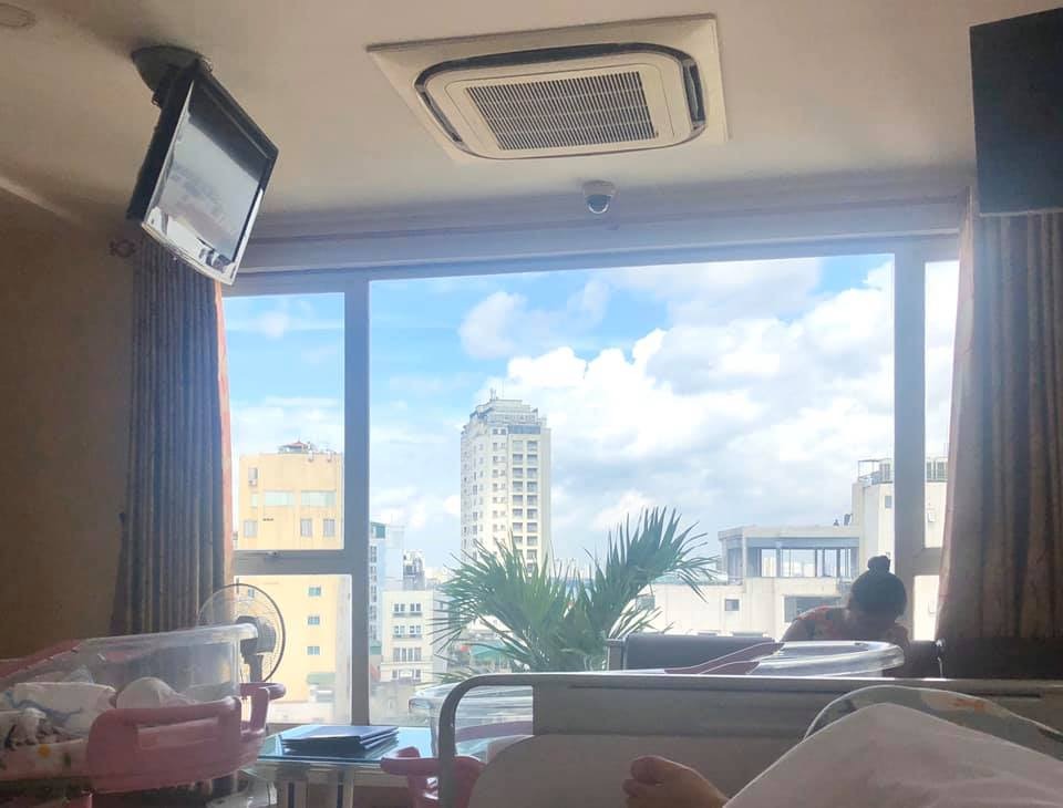 REVIEW SINH TẠI BV HỒNG NGỌC

Dành cho mẹ nào còn đang phân vân có nên đẻ ở Bệnh Viện Hồng Ngọc ko nhé. Câu trả lời của em là CÓ các mẹ ạ. Các mẹ cứ thử đi, 1 sự lựa chọn chân ái đấy 

Em theo khám bác sĩ Tú ngay từ những tuần đầu tiên. Ấn tượng đầu tiên là bác rất tâm lý. Vợ chồng e rất kỹ tính về khoản chọn bác sĩ mà còn yên tâm hết mức khi có bác sĩ Tú đồng hành. Trong suốt thai kỳ, có vấn đề gì bác đều giải thích cặn kẽ, tạo cho mình cảm giác an tâm, ko lo lắng gì cả. Ko những thế về nhà khi cần cứ alo là có bác liền. Bác luôn động viện và hỗ trợ hết mức cho e sinh thường nhưng vì đầu e bé bị mắc ko tụt xuống được, e đau 3 ngày 3 đêm dùng mọi biện pháp mà chỉ mở được 2 phân nên 41w bác sĩ chuyển e sang sinh mổ. Ko uổng công các mẹ đã reveiw trước đó, bác mổ mát tay lắm chị em ạ. 2 ngày dậy tập đi thấy nhẹ nhàng lắm chứ ko đáng đau đáng sợ như nhiều người vẫn nói đâu. 3 ngày là em đã sinh hoạt gần như bình thường đc rồi, vết mổ chỉ như 1 đường chỉ nhỏ thôi

Cơm viện thì ngon khỏi chê. Đội ngũ các chị hộ sinh nhiệt tình và nhẹ nhàng lắm các mẹ ạ. 5 ngày ở viện mẹ và bé luôn đc các bác sĩ theo dõi sức khoẻ sát sao

Thực sự thì đi đẻ không khác gì đi nghỉ dưỡng là có thật. Mà đi nghỉ dưỡng có khi còn ko bằng đâu, làm gì được cơm bưng tận giường, cái gì cũng phục vụ tận tay như ở viện

Đẻ ở Hồng Ngọc đi chị em ạ. Đời được mấy đâu. So với chi phí với Thi Cúc, Phương Đông hay Sản HN thì ngang nhau hết à, quan trọng là cái mà mình nhận lại được

Em cảm ơn bác sĩ Tú và đội ngũ y bác sĩ khoa sản của viện mình nhiều lắm ạ