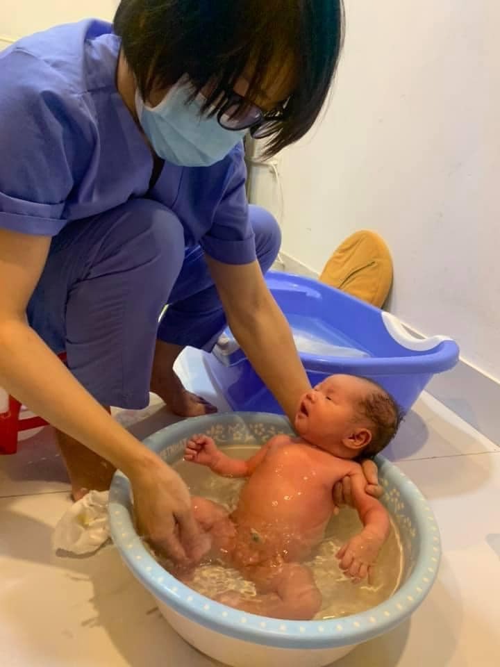 Rì viu đẻ tập 3 bé chuột tại Bệnh viện đa khoa Hà Đông
Chào cm chuột nhé! E tập 1 đẻ thường tập 2-3 đẻ mổ.
Cảm giác đẻ thường vs mổ đau tn trải qua hết rồi nên cá nhân e thấy đều có mặt hại cả 😂😂 là phụ nữ khổ thật! 
👉🏼 Tập 1  2014 đẻ thường đúng ngày cuối tuần chỉ có 2bs trực, muốn đẻ mà k có bs đỡ, bs bận đi mổ 😂 ( bvien nông nghiệp ) bs Thơm quá tệ! 
😂 E buồn dặn y tá k cho dặn kêu k có bs dặn vỡ tử cung???? Làm e kìm và dặn toàn shit..... kết quả e bị trĩ!  😞 ôi ác mộng. Còn bị viêm lộ tuyến nữa. 
😖 2 bệnh này hầu như đẻ thường 90% đều bị! Lành tính nhưng khó chữa! 
❌ Đẻ mổ thì bị sẹo - bị đau lưng - hay quên....
❌ Đẻ thường dặn bị trĩ - viêm lộ tuyến - bím rộng hơn 
Đẻ kiểu j cũng khổ cả 😞
Tập 2  2018 quá sợ e đã đẻ mổ bé cún ở bvien hà đông. 
Rất may là có 1 chị trên fb cho số chị hộ sinh ở đó. C nhiệt tình lo a-z luôn e hưởng bảo hiểm 80% nên hết k đáng bnhju cả. 
Tập 3 2020 e vẫn dki đẻ hà đông nhờ chị hộ sinh cũ. Phòng ốc bh đẹp chi phí cũng rẻ. 
C yta nhờ bs Khải mổ cho e ạ! 
Vết sẹo e bé như cái chỉ nói chung bác rất cẩn thận làm chậm mà ok. Bác nhiều năm kinh nghiệm rồi.
Cảm ơn ekip 2tr còn chị yta 1tr ạ! 
E có làm xét nghiệm cho con. Nhưng nếu tập 1-2 các con ksao cm k cần làm cũng dc.
Phòng 600k 3 giường. Nóng lạnh - ti vi - điều hoà - tủ lạnh đủ cả
E đi cuối tuần nên p đó vắng nhà e 1 mk nằm thoải mái :)))) nói chung e ưng lắm ạ! 
Đẻ pshn thì 30tr nhưng e đẻ đây tiết kiệm dc quá nhiều lun.
Nằm 3ngày tiền giường 1800k 
Tiền biếu bs yta 3000k 
Tiền viện phí 3700k ( có bảo hiểm giảm 80%) 
Xét nghiệm cho con 2500k 
Ăn uống cơm nhà mang ra :))) 
E nằm 3 ngày là về rồi, k đau dạ con hay j đâu.
Thấy c yta bảo lúc tiêm gây tê là kim nhỏ với truyền giảm đau sau mổ nên e k thấy đau. Hôm cuối thì có vài chị vào nằm p e. Ai cũng bảo e khoẻ 😂😂
Nếu cm k có tiền sử bệnh gì thì cứ đẻ gần nhà như e là tiện. 
E hà đông đẻ hà đông vừa ít tiền vừa k đông chen chúc vừa tiện đủ đường.
Cm đẻ cố gắng kiêng cho kĩ! 
E sai lầm quá! Hôm trc tắm xong quên khăn chạy vào phòng dính điều hoà lạnh bị run lạnh xong đêm ngủ e bị rét run luôn. Từ lúc sinh tới bh 2 lần nửa đêm rét run trùm chăn kín vài phút là hết. 
1 lần bị tê nhức buốt hết chân trái! 
Các cụ bảo kiênh thì kiêng kĩ k sau khổ. 
Như e k cần đợi già khổ mà ngay bh đã thấy thấm thía rồi 😞 
K đc ngồi xổm bím sẽ bị đanh' dắm lun đó! 
Nằm khép chân k sau sẽ bị rộng nha 
Bé nhà e dc hơn tháng r. Nay e mới viết rì viu dc cho cm! 
Chúc cm có 1 thai kì khoẻ mạnh mẹ tròn con vuông nhé!