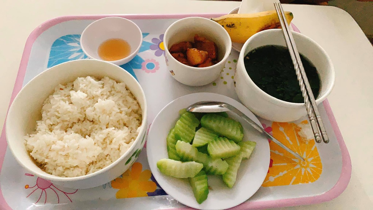 Góc review đẻ sản 1 Đa khoa Quốc tế Hải Phòng

Bài đăng mang tính chất cảm nhận của bản thân em nên mom nào có ko đồng tình thì vui lòng ko nói lời cay đắng 😭 
 Đầu tiên là em đăng kí trc sinh tại ĐKQT nhưng ko phải ngày hội thảo nên em được giảm 500k . Còn mom nào đăng kí vào ngày hội thảo (ngày CN cuối cùng của tháng thì được tặng quà và giảm 10% giá dịch vụ cơ ạ) 
Câu chuyện đi đẻ như sau: 
- 4h30 sáng em bị vỡ ối, tuy nhiên k có cơn đau nên 2 vc đủng đỉnh mặc quần áo đi lên bệnh viện, cầm theo CMT, thẻ BH và tập giấy siêu âm xét nhiệm các thứ hồi e mang thai (cái này bv ngta chỉ xem kết quả gần nhất thôi các mom nhé). Hết. Chỉ có đúng 3 thứ ạ :)))  nhưng các mom nhớ mua thêm giấy ướt cho trẻ sơ sinh (để lau cho con khi đi ị) và giấy khô nhé. 
- Em sinh mổ vì ko có cơn co, tiêm tủng các thứ nhưng k mở đc phân nào, nên đi mổ gấp luôn, em chọn Bác Hà mổ cho em, hôm đó vào ngày bình thường và giờ hành chính nên cũng ko bị mất tiền chọn bs. Còn nếu vào CN hay ngoài giờ hành chính thì chọn BS mất 1tr ạ, chọn giờ mổ nữa thì mất thêm 1tr nữa. 
- cảm quan về sinh tại Sản 1 của ĐKQT là rất oke các mom nhé. Chỉ có 2 vc mà đi vào đây thì đúng chuẩn, vì ck chẳng phải lg. Đóng tiền và ngồi chờ vk. Tất tần tật các thứ như đều đc yta làm như đưa đi vsinh, đi siêu âm ngồi vào cái xe đủn, bla blo ck chẳng phải lg, đến lúc đi mổ các c yta đưa đi, ck chỉ ngồi chờ vk và con. Mà rất nhẹ nhàng. 
- Phòng tiêu chuẩn ở đây là cho 2 người, có ghế sofa nên đêm mà ck ở lại thì ngủ luôn trên ghế kp thuê giường gấp, nằm thích luôn 🤣 
- Ngày 3 bữa cho sản phụ, sáng trưa chiều các cô đúng giờ là cầm cơm vào từng phòng, ăn xong yta lại đi thu lại. Đi vào viện tất cả quần áo của bé, chăn quấn, khăn sữa sẽ đc yta đưa cho, sáng sáng sẽ đi thu lại đồ bẩn để đổi cho các bé, cứ 3 tiếng các cô yta lại đi đưa sữa cho các bé 1 lần, ngày 2 lần có yta vào vệ sinh vùng kín cho mẹ, sáng sáng các cô 8,9h sẽ vào phòng đưa các con đi tắm thơm tho rùi trả lại cho các mẹ.  
- Còn người nhà nếu đỡ mất công thì lên tầng 10 ăn cơm căntin 30k/suất, ck em bảo cơm ăn đc, ngon! 
- vì đẻ mổ nên ngày đầu e rất đau, k cử động đc. Mà có mỗi ck. Nên 2 đêm đầu vk ck quyết định gửi con cho các cô trông 250k/đêm. 
- sau 3 ngày sk đã ổn hơn, e đăng kí quả gội đầu cho sạch sẽ, đi mổ mồ hôi mồ kê kinh khủng khiếp mà nóng ntn :))) Gội đầu mất 50k sẽ đc chíp thẻ và khi nào ra viện các mẹ sẽ thanh toán 1 thể. 
- cơm ở bvien thì khá là ngon, sạch sẽ và nhiều. Ảnh dưới là các bữa cơm, hoa quả chỉ có chuối thôi vì ăn cho đỡ táo bón, các quả khác là của e tự cbi các mẹ nhé. Sáng ăn cháo, còn trưa và tối ăn cơm 
- Ở đây không gian thoáng mát, ngày nào cx có lao công vào dọn vệ sinh bằng dầu xả thơm mà k bị muỗi, sạch sẽ các kiểu. 
- Edit thêm đó là nước vối, nước lạnh, nước nóng ở đây lúc nào cũng có, các bố chỉ việc lấy bình với phích đã đc phát đi lấy ở giữa hành lang về cho các mẹ, k mất tiền sáng sớm ra đi mua như ở sản đâu ạ. 
Em chịu khó vắt sữa nên cứ phải có nc nóng liên tục để rửa, ngày 5,6 phích. Tính ở sản thì cứ 10-15k/phích mà dùng như nhà e thì khá tốn tiền
- khi nhập viện, trong gói dịch vụ đã có bỉm cho mẹ, bỉm cho bé, quần lót giấy, 2 bàn chải đánh răng, kem đánh răng và xà phòng tắm nên chẳng phải mua gì cả. Mom nào nhà xa, người nhà có thể tắm luôn tại phòng vì có lắp bình nóng lạnh các thứ.  
- Sau 1 hồi nói khá dài thì cá nhân e thấy bvien tư rất oke luôn. Tính ra trừ đi bảo hiểm, đóng cả tiền tiêm vacxin viêm gan B cho con, tiền lấy máu gót chân bla blo thì tầm 12tr. 
Các mom có thể yên tâm đẻ ở đây vì nói thật đẻ ở sản rẻ nhưng vất vả vì nhiều cái phát sinh, cg người nhà cũng phải tự làm hết. Còn ở đây thì 2 vc thoải mái kp lo gì 
Các mom có thể tham khảo ĐK khá là oke đó ạ