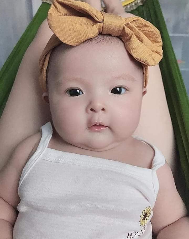 E cũng vèo cái ra luôn, mẹ nào xin vía má bánh bao e cho ạ