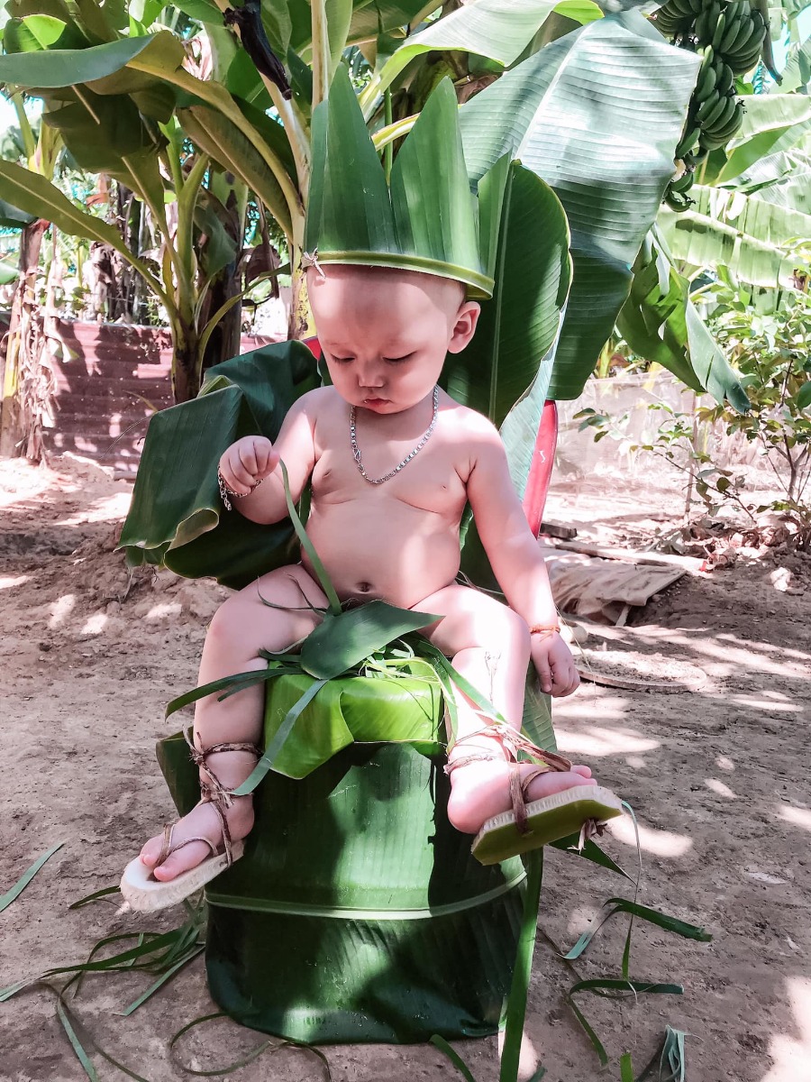 Có ai thấy con ở đâu không ạ
Nếu không thấy thì con đã hoá thân thành công rồi🤣🤣
Chuyện là con chăn vịt giúp ông ngoại mà vịt thấy con nó sợ nên con phải hoá thân thành bụi chuối nè☺️☺️