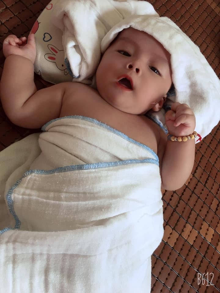 E sinh bé đã 2m23d rồi  nb3kg h đã7,5kg rồi ak.sữa mẹ hoàn toàn ạ.h e ms kể hành trình ik đẻ của e ạ.e dự sinh 25/6 Mk chưa thấy dấu hiệu j nên e lên viện theo dõi .đúng chiều 26/6 e đau bụng mk k thấy ra huyết Hồng hay máu báo j cả .m.n bảo đợi nó ra rồi mới có dấu sinh nhưng e đau theo từng cơn nên đi vào bsi khám trong thì mở 4 phân rồi .bsi đẩy vào phòng  sinh lên chiếc giường huyền thoại đó e đã mở thêm sau họ bấm ối mở hết e sinh luôn ,răn 3 hơi là chuột con chào đời .họ đẩy e ra ai cũng ngạc nhiên bảo mới thấy nó vào mà đã ra rồi .tv e sinh nhanh chắc do hay đi xin vía sinh nhanh sinh thường của các mom nên e sinh nhanh ạ,
