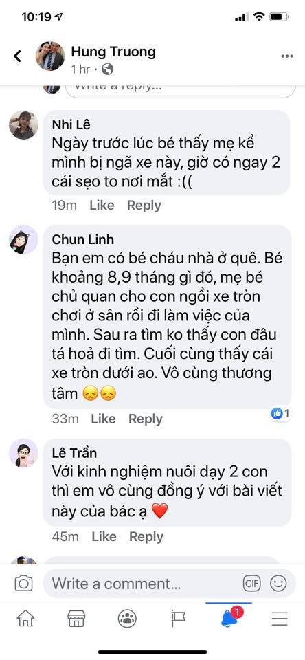 HIỂM HỌA XE TRÒN

Xe tròn đã bị cấm ở Canada, ở Mỹ thì khuyến cáo không dùng vì nguy cơ gây tai nạn chết người, trẻ em chỉ biết đẩy đi mà không hề biết kiểm soát, nên sẽ lật nhào nếu va chạm vào chướng ngại vật gây chấn thuơng, thậm chí chết người. Nguy hiểm còn cao hơn khi chơi ngoài sân, trên vùng dốc hay cầu thang. 

Riêng ở Mỹ, trong năm 2014 có 2000 trường hợp cấp cứu do tai nạn liên quan tới xe tròn, 90% là chấn thương vùng đầu cổ, 1% bị vỡ xương sọ. Canada đã cấm tiệt xe này từ nằm 2014.

Ngoài ra xe tròn không làm mau biết đi mà còn làm chậm biết đi hơn. Tuy nhiên chưa có bằng chứng xe tròn làm tổn thương khớp háng hay gây chân vòng kiềng.

Trẻ ngồi xe tròn không hề học được cách giữ thăng bằng, là bước đầu tiên của học đi, cha mẹ quăng con vô chiếc xe, vừa là vú em vừa để tập đi, thật ra làm chậm lại quá trình tập đi mà còn gây nguy hiểm cho con.
Cách tốt nhất vẫn là cho trẻ tự chơi, nhiều tummy time.

Cách tập đi tốt nhất là cho trẻ lần đi với dụng cụ chắc chắn để bám như ghế nặng VỚI sự giám sát của cha mẹ hoặc trong tay của cha mẹ thân yêu.

Không cần phải bắt trẻ phải tập vltl từ 6 tháng để phát triển, leo trèo như lính đặc nhiệm, đó là một dạng bạo hành.

Cảnh báo thêm một lần nữa, khi nào rảnh sẽ viết về sự phát triển vận động của trẻ.

Dù ai nói ngã nói nghiêng
Lòng em vẫn quyết không mua xe tròn.