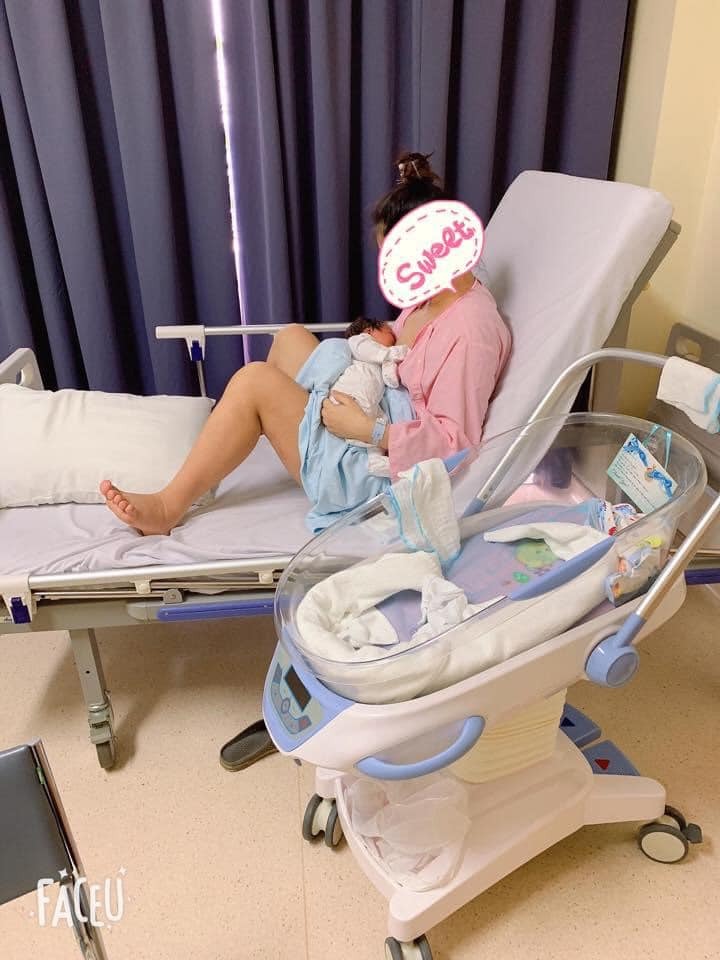 REVIEW SINH TẠI BỆNH VIỆN TÂM ANH

1 chút review trải nghiệm cá nhân lần đầu làm mẹ của em ❤ 
Lần đầu tiên mang bầu nghe mấy ng bạn kêu là đi đẻ vất vả lắm. Mang cái nọ cái kia lỉnh kỉnh lắm chưa nói tới là đẻ xong k có giường mà nằm này kia... lo lắng đủ thứ
Ấy thế mà lần đầu tiên làm mẹ chỉ cần xách mông lên và tới bệnh viện chả mang theo cái j cả :)). Hàng xóm cứ nghĩ đi khám định kì . 😂😂😂😂 hỏi mới biết em đi đẻ 🤤🤤🤤🤤
Bác sĩ chăm sóc nhiệt tình tới chân tơ kẽ tóc . Người nhà tới nói là tới trông nom mà thật ra tới chỉ để ăn và  để ngủ 😂😂😂😂 đồ ăn cũng ngon í . Mình đóng gói đẻ thường tại Tâm Anh mà cuối cùng là phải mổ vì em nằm cao quá mẹ rặn k đc.  Nói chung là rất ưng ý . E ở Sài Gòn. Lấy chồng ở SG. Mà tới khi đẻ vẫn quyết định bay ra HN để đẻ ở đây í ạ. Rất là ưng í . Các mẹ nào còn băn khoăn k bít chọn đâu để yên tâm. Thì e xin vote 1 phiếu cho Tâm Anh. Rất tuyệt vời. Vết mổ rất thẩm mỹ như hằn bụng k lồi k giun dết tí nào.