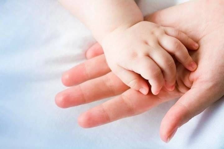 Mom nào thích nhìn tay trẻ con như em ko 😂😂