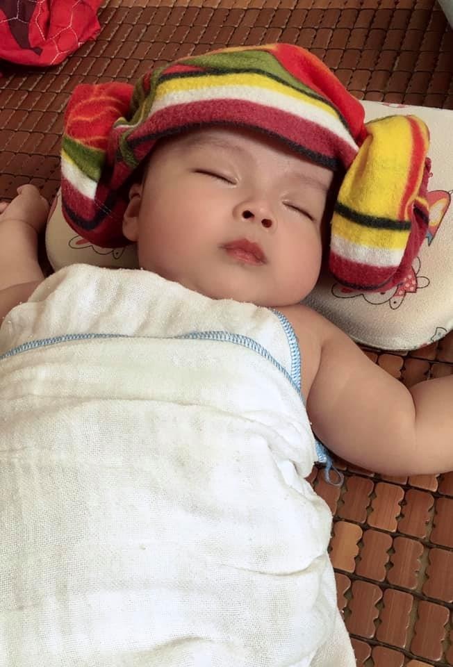 E sinh bé đã 2m23d rồi  nb3kg h đã7,5kg rồi ak.sữa mẹ hoàn toàn ạ.h e ms kể hành trình ik đẻ của e ạ.e dự sinh 25/6 Mk chưa thấy dấu hiệu j nên e lên viện theo dõi .đúng chiều 26/6 e đau bụng mk k thấy ra huyết Hồng hay máu báo j cả .m.n bảo đợi nó ra rồi mới có dấu sinh nhưng e đau theo từng cơn nên đi vào bsi khám trong thì mở 4 phân rồi .bsi đẩy vào phòng  sinh lên chiếc giường huyền thoại đó e đã mở thêm sau họ bấm ối mở hết e sinh luôn ,răn 3 hơi là chuột con chào đời .họ đẩy e ra ai cũng ngạc nhiên bảo mới thấy nó vào mà đã ra rồi .tv e sinh nhanh chắc do hay đi xin vía sinh nhanh sinh thường của các mom nên e sinh nhanh ạ,