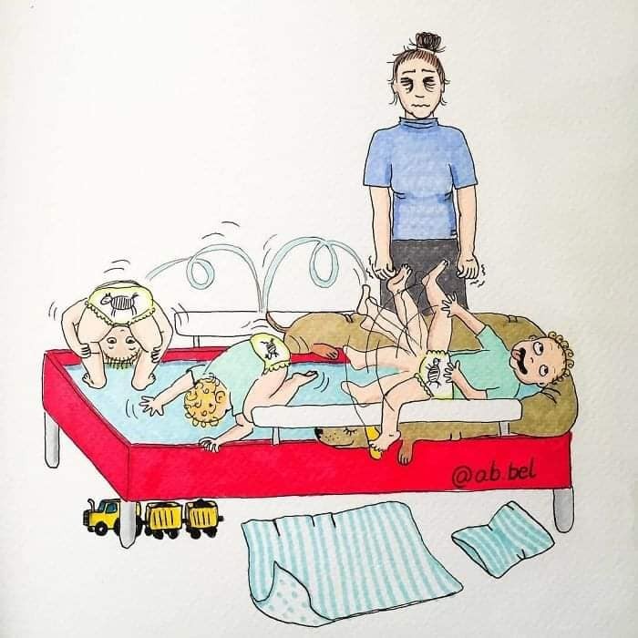 MOM NÀO BẢO Ở NHÀ CHĂM CON NHÀN VÀ SƯỚNG LẮM RA EM KỂ CHO MÀ NGHE 😂😂

Từ bao đời nay, người ta luôn mặc định mẹ ở nhà chăm con là nhàn và sướng, không phải lo đến chuyện đi làm kiếm tiền mưu sinh. Định nghĩa về công việc chăm con trong mắt mọi người đơn giản lắm, đâu có vất vả bằng 8 tiếng ngồi lì văn phòng, đầu tuần họp, cuối tuần báo cáo công việc, sáng đến đúng giờ chấm vân tay, chiều cũng không thể về sớm. Ngay cả chính phụ nữ chúng ta, khi biết có ai đó, bạn bè hay hàng xóm “được” ở nhà chăm con là trầm trồ lên đó sao.

Trong mắt mọi người, tất nhiên bao gồm cả những ông chồng, chăm con là ôm con cả ngày. Cái bọn trẻ con chưa biết đi ấy, tay chân bụ bẫm dễ thương, người thì thơm thơm mùi sữa, ôm cả ngày thì còn gì sung sướng, nhàn hạ bằng.

Nhàn và sướng như vậy nên nếu:

- Ở nhà chăm con mà để nhà cửa bừa bộn, quần áo quên chưa cho vào máy giặt giặt thì sẽ bị hỏi “cả ngày làm việc gì mà để nhà cửa thế này?”.

- Ở nhà chăm con mà chồng nhắn tin, gọi điện chưa trả lời ngay, thì sẽ bị thắc mắc “không biết làm gì mà không nghe máy?”.

- Ở nhà chăm con mà đầu tóc bù xù, quần áo luộm thuộm, thì sẽ bị nói “không biết tự chăm lo cho bản thân, không biết sắp xếp thời gian”.

- Ở nhà chăm con mà cuối ngày chồng về mặt khó chịu, cáu kỉnh, thì sẽ bị mắng “chồng đi làm về mệt không được một lời hỏi han”.

Chăm con cụ thể là công việc gì mà ai cũng bảo là nhàn vậy?

Chăm con hay trông con cụ thể bao hàm những công việc gì? Mà ai cũng trầm trồ, ngưỡng mộ vì là nhàn, vì là sướng. Vâng chúng tôi sướng lắm! Chăm con là tổng hòa của nhiều công việc ai cũng bảo là dễ và vụn vặt ấy.

Chăm con là cho con bú, cho con ăn, vệ sinh cho con, tắm cho con, chơi với con, bế con khi con muốn, nói chuyện với con khi con cần, thức đêm cùng con khi con không chịu ngủ. Chăm con còn là dọn dẹp nhà cửa, chăm con còn là phải luôn vui vẻ, tinh thần thoải mái để đủ sữa cho con.
Chăm con là tắm, là vệ sinh cá nhân thật nhanh, là bật dậy như lò xo khi nghe tiếng con khóc, ọ ọe bên tai. Chăm con là những giấc ngủ lơ mơ, tự dặn mình không được ngủ sâu giấc, còn dậy cho con bú, còn xem con có ra mồ hôi không, còn phải đắp chăn cho con nhỡ con bị lạnh.

Khi con đang ở giai đoạn sơ sinh, người ta sẽ nói “tầm này vẫn chưa vất đâu, giờ nó toàn ngủ và ti mẹ, mẹ tha hồ mà nằm chơi”. Nhưng họ đâu biết rằng một ngày đứa trẻ sơ sinh đại tiện, tiểu tiện bao nhiêu lần và người mẹ khi con ngủ thì còn phải tranh thủ giặt giũ, nấu nướng, dọn dẹp nhà cửa. Rồi còn nhiều vấn đề xảy đến mà mẹ phải một mình xoay xở như con nôn trớ, con bị táo bón, con hắt hơi sổ mũi, con bị rôm sẩy, con bỗng nhiên bỏ bú, con bỗng nhiên ngủ ngày chơi đêm…

Cứ thử trải qua 8 tiếng ở công sở và 8 tiếng ở nhà trông con, xem thời gian nào trôi đi nhanh hơn. Chưa hết đâu, đêm đến các ông chồng được ngủ trọn giấc, mà nếu con có khóc thì cũng trùm chăn kín mít để giấc ngủ không bị ảnh hưởng. Còn một mẹ một con cứ thế hết ôm nhau rồi chơi với nhau cho đến tận sáng.

Khi con đến tuổi ăn dặm, thì công việc vất vả nhất mà người mẹ phải làm là tìm ra phương pháp ăn phù hợp với con. Nhưng thực tế công việc này chưa vất vả bằng việc phải đứng ra bảo vệ chính kiến trước lời khuyên chẳng đâu vào đâu của mọi người xung quanh. Nếu con bụ bẫm thì không sao, con mà “còi” mặc dù nó nhanh nhẹn thì kiểu gì cũng bị mắng xối xả, “có mỗi việc cho nó ăn mà cũng không xong”, “để con còi dí thế à”, “chăm con kiểu gì vậy”.

Đến lúc con biết đi, chuyển sang ăn cơm, nói được nhiều hơn, thì người mẹ lại phải lo dạy con thế nào, đối phó với những khủng hoảng của con ra sao. Khi ấy con không vâng, ạ, dạ, thưa với người lớn, con ngang bướng, ương ngạch, nghịch ngợm thì cũng đổ lỗi hết lên đầu người mẹ rằng “mẹ không biết dạy con”, “con hư tại mẹ”.

Nếu ai thắc mắc vợ ở nhà làm gì thì hãy thử dành 1 ngày ở nhà chăm con toàn thời gian, nếu không thì thử thức một đêm chơi với con, sẽ có câu trả lời ngay. Đảm bảo các ông chồng sẽ sợ “xanh mặt”, thà đi làm còn hơn phải ở nhà chơi với con. Khi đã hiểu rồi thì xin đừng quát tháo, so bì hay coi thường những người làm mẹ. Họ thực sự là “siêu nhân” đấy, không phải người bình thường đâu!

- Illustration by Jade Nordahl