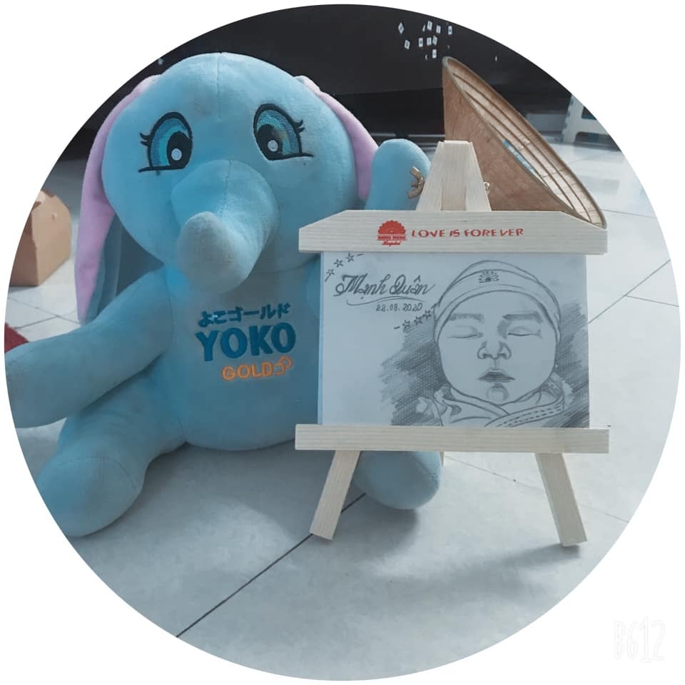 Review đi đẻ bệnh viện Hồng Ngọc

Xin giới thiệu với các cụ mình 3 con rùi, mà cả 3 con đều là đẻ thường bạn thứ 3 nhà mềnh, sinh ở Hồng Ngọc vừa được 20 ngày hôm nay,. Mình ngoi lên viết cho những ai còn đang băn khoăn đi đẻ ở viện nào.
Kể lể tiếp, hai bé đầu nhà mình sinh ở Phụ sản Hà Nội, bạn lớn 2014 sinh hết 12,13 triêụ gì đó mình không nhớ chính xác, bạn bé 2018 mình sinh hết hơn 16 triêụ, cả hai bạn mình đều làm đo thính lực, đo tim bẩm sinh và lấy máu gót chân cho con.

Năm nay mình tìm hiểu thì thấy bạn mình sinh ở Phụ Sản Hà nội cũng hết tầm 20 triệu.

Đánh giá chung bác sỹ sản Hà nội chuyên môn tốt, sinh dịch vụ nên cũng nhẹ nhàng, y tá điều dưỡng cũng vậy, họ cũng rửa tầng sinh môn ngày hai lần cho sản phụ, bé đi tắm hay đi tiêm gì thì y tá cũng đến tận phòng bế bé, nói chung là như thế đối với viện công là quá tuyệt vời rùi. Nhưng số mình đen bạn ạ, sinh bé 2018 xong được nửa tháng mình bị bế sản dịch nên là lần này mình định samg sản TW  cho yên tâm., Nhưng trời chẳng chiều lòng người, dịch bệnh bùng phát, mình sợ sản TW đông, đã thế bên đó không có khoa dịch vụ đối với đẻ thường mà là khi sinh xong nếu còn giường dịch vụ thì nằm thôi, còn hết thì nằm giường thường, hình như ko có người nhà chăm, chỉ được vào theo giờ,mình nói thật mình hốt nhất khoản đó, đẻ xong, người yêú lại còn đau đớn nữa, mà không có ai chăm 1 mẹ, 1 con thì sợ lắm.. 

Suy đi tính lại mình quyết định đăng ký sinh ở bệnh viện Hồng Ngọc bên chỗ 55 Yên Ninh, một là vì dịch bệnh, hai là vì neo người, không muốn người nhà vất vả.

Lúc mình đi đăng ký sinh bé nhà mình được 38 tuần rùi, mình tạm ứng 11 triệu vì nhà mình có bảo hiểm thai sản, bạn nào không có bảo hiểm thì hình như đóng 10 hay 15 triệu luôn, mình ko nhớ chi tiết nhé, sau thừa thiếu bao nhiêu thì ngày ra viện thanh toán sau.

Gói sinh ở Hồng Ngọc thì được chọn bác sỹ theo dõi thai kỳ và thăm khám luôn, ở bên Hồng Ngọc bạn có thể đăng ký gói từ 28 tuần, trong gói đã bao gồm 5 lần siêu âm và thăm khám bác sỹ , chi phí đăng ký xét nghiệm trước sinh, quần áo, bỉm sữa cho mẹ và con khi lưu viện, cơm ăn ngày 3 bữa chính, 3 bữa phụ gồm cháo, sữa các kiểu..

Một cái hay nữa cho các bạn có bảo hiểm thai sản khi sinh ở Hồng Ngọc nếu tiêm đẻ không đau giống mình thì không phải mất thêm tiền riêng mà là phần bv họ tặng theo gói, như lần trước mình sinh dịch vụ ở bên PsHn thì cái đó chi phí tính riêng, không có trong gói và bảo hiểm thai sản cũng không thanh toán cho mình, chi phí cho dịch vụ này tầm 1-2 triệu. 

Giờ mình kể chi tiết từ lúc đăng ký sinh đến lúc xuất viện nhé

1. Đăng ký sinh và Thăm khám trong thai kỳ: Đăng ký sinh như mình nói ở trên các mẹ có thể đăng ký lúc 28 tuần, gói sinh thường là 19.2 triệu, gói sinh mổ hơn 30 triệu tùy theo lần mổ thứ bao nhiêu, mổ lần 3 đắt hơn mổ lần 1, Mình đăng ký gói sinh thường. Sáng đến ký hợp đồng và làm xét nghiệm trước sinh luôn, đi đâu y tá dẫn đi, chồng chỉ việc ngồi chờ và đọc báo chứ ko phải chạy đôn chạy đáo xếp chỗ, đến lượt, mình làm tất cả buổi sáng là xong hết luôn, xong lại được tặng phiếu ăn ở khách sạn tầng 4 của Hồng Ngọc, ăn uống đuề huề tha hồ chọn món.
Ký hợp đồng thì bên Hồng Ngọc dặn mang bảo hiểm y tế, bảo hiểm thai sản nếu có, mang theo chứng minh thư đi, xong họ tư vấn tiêm chủng khi sinh, và các dịch vụ khác nếu bạn có nhu cầu.Mình thì đăng ký luôn cả lấy máu gót chân, chiếu tia plasma, ... Họ tăng luôn cả voucher khách sạn ngủ 2 ngày 1 đêm ở cạnh đó, và 1 thẻ ăn nhà hàng tầng 4 trị giá 600k.Sau họ dặn khi đi sinh mang theo những gì, rùi mình đi khám xét,đi ăn rùi về. Cứ đến lịch khám theo hẹn của bác sỹ là mình đến đọc tên là họ xếp sẵn vào bác sỹ mà bạn chọn thôi.
Trong gói đã có 5 lần khám thai và siêu âm rùi nên các bạn đăng ký sinh từ 28 tuần là lợi nhất nhé, không mất tiền đi khám riêng lẻ, bạn được chọn bác sỹ thăm khám, có rất nhiêù bác sỹ giỏi đã làm qua nhiều bệnh viện như Bác Quyền, Bác Tú, Bác Xuân...Qua tìm hiểu và xem review của các mẹ đi trước mình chọn bác Tú, bác trẻ và cực nhẹ nhàng luôn, bác hỏi chi tiết những lần sinh trước của mình, thời gian đau khi sinh, rùi con bao nhiêu cân, sau sinh như nào...
Nói chung là mình cực kỳ hài lòng vì chọn bác sỹ Tú, kể cả y tá điều dưỡng tiếp đón, chăm sóc của khoa Sản hay các bác sỹ siêu âm, khám nội, gây mê nhẹ nhàng và tâm lý hết cỡ .

2. Đi sinh và ở viện.
Khi đi sinh thì bạn mang theo sổ hộ khẩu photto, các loại bảo hiểm mình có, chứng minh thư, 1 bộ quần áo mặc cho mẹ lúc ra viện và một bộ quần áo con lúc ra viện là được, còn lại ở viện đầy đủ hết đồ rùi.
Sinh đẻ mỗi lần mỗi khác các bạn ạ, mình đến ngày sinh chưa sinh nên cứ 2 ngày phải đi khám/lần.Hai lần trước mình ra máu báo và có cơn co tử cung dồn dập còn lần 3 thì mình rỉ ối lúc 7h tối, mình lấy điện thoại gọi cho bác Tú, bác hỏi chi tiết, bảo mình bình tĩnh và hướng dẫn mình và nói mình sẽ sinh trong vòng 12-24h vì lúc đó mình chưa đau bụng. Mình lên nhà tắm rửa đàng hoàng rồi vào nhập viện là lúc tầm gần 9h tối. Hôm đó bác sỹ Tú không trực mà là bác sỹ Phương, bác cũng nhẹ nhàng hết cỡ, bác cho mình đi siêu âm, chạy máy kiểm tra tim thai và cơn co, mọi thứ của con mình đều ổn, nước ối trong, tử cung mở 1 phân,sau bác dặn vào phòng chờ nằm nghỉ, có cơn co thì bảo bác, ở đó có nữ hộ sinh theo dõi tim thai và chạy máy cho mình luôn. Họ thụt phân và làm các thủ thuật khác.
Chờ mãi đến 10h đêm mình vẫn chưa đau nhiều, bác sỹ hướng dẫn mình vê đầu ty để tử cung co nhưng được 1 lúc có cơn đau hơn hẳn, mình lại cứ muốn qua 1h mới sinh với đêm trước đó cũng không ngủ được nên bác sỹ bảo thôi ngủ đi sau lấy sức sinh. Khoảng 11h hơn gần 12h, mình đau bụng dữ dội bác sỹ hướng dẫn mình vào phòng sinh và tiêm đẻ không đau cho mình. Ôi thôi đúng là đau đẻ, dù mới mở 3,4 phân mà tưởng không chịu được, chắc mình chịu đau kém, tiêm đẻ không đau xong là mình ngủ một giấc luôn nên là mn bảo có tác dụng phụ nhưng mình vẫn tiêm. Bác sỹ cứ dặn khi nào cảm giác đau như buồn ị thì bảo mà mình chả có cảm giác gì luôn 😂.
Đến tầm hơn 1h30 là mình mở 10 phân rùi, bác sỹ và hộ sinh hướng dẫn mình cách rặn đẻ, sau 3-4 lần theo nhịp điệu của bác sỹ là bạn ý oe oe, sau đó bác sỹ làm các thủ thuật tiếp theo như khâu cho mình, thụt tiểu...và em bé được da tiếp da với mẹ luôn. Nghe con khóc mà mình cũng khóc, đấy lần nào mình cũng khóc thế, hạnh phúc quá người ta cũng khóc là thế.🙂 Con nhà mềnh được 3.4 kg mà lúc bầu mẹ không ăn quá nhiều, chỉ ăn hoa quả là chính.
Chồng mình ngồi ngoài chờ và xem bóng đá, hình như hôm đó là chung kết giữa Inter với đội nào ý, đấy sướng nhất chồng mình, được thêm đứa con mà vẫn được xem bóng đá, ngày xưa hai vc hay cùng nhau xem, giờ thì mềnh chịu 😀 
Ah lại kể tiếp xong xuôi hộ sinh ở đó trông mình cùng chồng mình luôn, họ mang cho mình bát cháo nóng và bảo chồng mình bón cho mình chứ không được ngồi dậy.Theo dõi ở phòng sinh 4 tiếng sau họ chuyển mình về phòng sau sinh, dặn 6 tiếng mới đc đi lại,.
Phòng thì rộng rãi và có 3 mẹ ở cùng nhau, điêù hoà, quạt, cốc đủ cả. Mỗi mẹ sau sinh được 1 người ở lại cùng, người nhà thì có giường gấp để ngủ, các con sẽ được phát quần áo Nous,khăn sữa, khăn tắm c, bỉm Moony các kiêủ, sản phụ sau sinh cũng vậy có quần áo và bỉm, băng vệ sinh đủ cả.
Trong bệnh viện còn có máy hút sữa medela, philip xịn xò, máy tiệt trùng và hâm sữa. Mình mới sinh dù rất đau người và mệt nhưng ngồi kích sữa luôn.,Không gì bằng thuận theo tự nhiên, con ăn sữa mẹ và lớn cả. Ngoài ra bệnh viện cũng tặng luôn cho bé 1 bộ body, tất chân, tất tay đầy đủ, tặng hộp sữa Hipp hữu cơ và bình sữa để lúc đầu Mẹ chưa về sữa thì cho con dùng.
Khi ở viện cứ đúng giờ y tá sẽ đi phát thuốc, tiêm cho mẹ, ngày bac sỹ khám hai lần, bác sỹ nhi khám 1 lần, có vấn đề gì thì bấm chuông, y tá sẽ xuất hiện luôn. Như mình thấy hồi sinh ở Pshn mình muốn thay ga thì y tá sẽ mang ga đến cho nhưng người nhà sẽ tự thay, còn đây mình muốn thay ga y tá sẽ mang đến và thay cho luôn 😀 
Vấn đề ăn uống của sản phụ đã có bệnh viện lo, ngày ba bữa chính ba bữa phụ, có kèm cả hoa quả.
Mình ăn khoẻ nên bữa nào cũng ăn hết cả suất cơm 🙂
Chỉ có vấn đề là mình đẻ lần 3 đau dạ con dã man các cụ ạ, cho con bú biêt nhau ngay, nhưng vẫn cần tích cực cho con bú để sữa nhanh về và tống sản dịch ra ngoài.
Người nhà thì có thể ăn ở tầng 4 hoặc là ra ngoài cổng ăn cũng có nhiêù hàng quán.
Thăm nom thì dịch bệnh nên hạn chế hơn nhưng vẫn có giờ thăm nom và có thẻ là vào thăm được.
Ah nhân tiên kể luôn chuyện 1 em 95 sinh cùng phòng mình, mua bh thai sản của Manulife để sinh, thế nào mà tính sát sàn sạt sinh 270 ngày, ai ngờ con so đẻ sớm 1 tuần thế là thiếu mất 2 ngày, ngồi tiếc hùi hụi luôn, đấy bảo mua sớm thì cứ cãi và chần chừ cơ.
Xong mình sinh thường thì 2 ngày 1 đêm mẹ khoẻ con khoẻ thì về. Sinh mổ thì 5 ngày 4 đêm thì phải.

3.Thanh toán và ra viện
Bác sỹ cho ra viên thì ra viện thôi ạ, người nhà đi làm thủ tục ra viện, mình có bảo hiểm Bsh nhưng chủ nhật họ không làm nên mình lấy hoá đơn luôn sau về tự claim. Còn không thì thứ hai quay lại bên bệnh viện họ gửi hồ sơ cho bảo hiểm là được bảo lãnh luôn không cần lấy hoá đơn.
Bảo hiểm y tế thì sinh dịch vụ ở Hồng Ngọc được trừ 680k, đẻ mổ được trừ 2,3 triệu thì phải. Bên Hồng Ngọc đang có chương trình giảm2 triệu sinh thường.
Ra viện bác sỹ hẹn ngày khám lại miễn phí cho mẹ và con 1 lần trong vòng 30 ngày, bạn đến khám sớm hơn cũng oke. Tất cả hết tầm 20 triệu
Xong họ trả lại 2 triệu vì đang khuyến mại theo gói sinh.
Xong xuôi thanh toán mua thuốc cho mẹ và con là về nhà thôi.
Nói chung là mình thấy nếu mẹ không có bệnh gì, thai kỳ bình thường sinh ở đây quá ổn, chi phí hơi cao chút nhưng có bảo hiểm như kiểu Manulife, thanh toán 100% theo hạn mức, không đồng chi trả dù là viện tư thì thoải mái mà đẻ.
Tiện thể nhắc là mình vẫn làm hợp đồng bảo hiểm Manulife, Bsh, vbi.. các kiểu cho các ông bố, bà mẹ và các cục vàng ạ..Thời này rùi mà không có bảo hiểm là hơi bị lạc hậu và thiếu xót trong kế hoạch tài chính của gia đình nhé các cụ.
Làm vì đam mê thôi chớ mềnh cũng có 3 cục vàng rùi đới, bác nào muốn gia nhập team 3 con thì ới nhau mình chia sẻ 😀 

Anw: Đây là bức hoạ con mình, bệnh viện họ vẽ tặng khi bé mới sinh nhé.