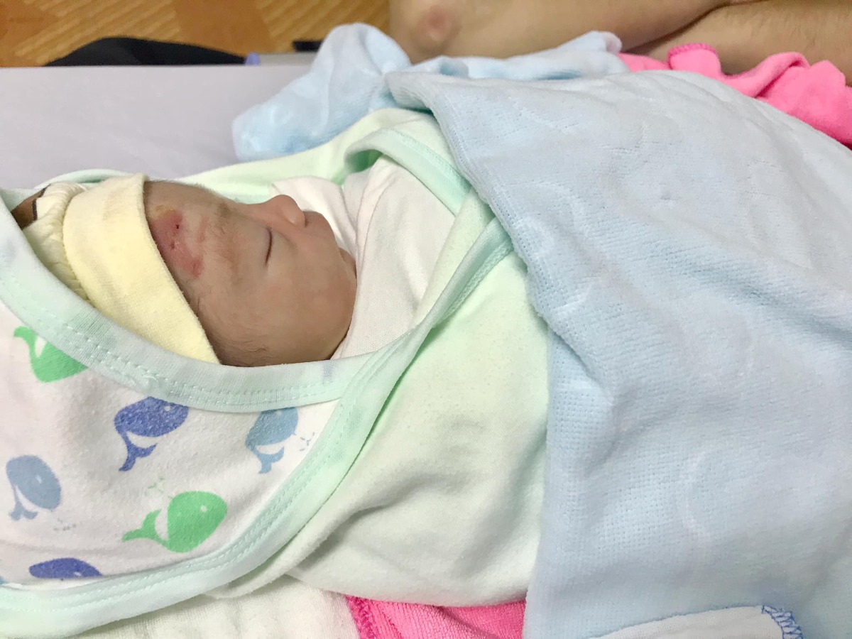 REVIEW SINH TẠI VIỆN Y HỌC BIỂN
Khoa sản bệnh viện Y học biển Hải Phòng

TÂM SỰ QUẢ ĐI ĐẺ “THẦN THÁNH” NHÂN TIỆN VỪA CHO CON TI XONG 🍼
- Nghĩ lại cuộc hành trình đi đẻ của em gian nan quá mng ạ. E đang nằm viện ngày thứ 2 và tâm sự sương sương với mng nha....
Chiều thứ 5 (10/9) em vỡ ối ở nhà. Tắm rửa thay đồ r 10 phút sau em có mặt ở bệnh viện vào phòng đợi mở hết r đẻ... e nghĩ nó đơn giản như đi chơi, nhưng không... 4h kém e đã thay đồ xong, nằm chạy máy đo cơn gò, bsi Huỳnh “quốc dân” đỡ đẻ cho e. E bắt đầu có cơn co, từng cơn thúc xuống rất đau mà e k có sức để rặn. E phải thở oxy, truyền nước, ng run vì mệt, mồ hôi nhễ nhãi, cổ khô, mắt ướt lệ nhoà,... Chật vật từ 4h kém đến 5h15 e cũng được đón bé đầu lòng với thai sinh non 37w3d bằng kỹ thuật forceps!!! Và từ đấy em được nổi tiếng với cái tên “Trúc 2 tạ 2” vì thai em suy dinh dưỡng được 2.2kg mà k rặn được phải dùng dụng cụ để lôi con ra (bé như con chuột chít) 😅 trvia e về phòng với mẹ luôn và cứ ăn r lại ngủ như 🐷 con say sữa (cả thai kỳ e lên 10kg mà con sdd đc 2.2kg, chắc bn nó hấp thụ vào sữa nên sữa e về cho con bú luôn). Còn mẹ thì đau mà cũng nhớ đến già về cuộc trải nghiệm này, tự dưng đánh dấu mấy vết bầm tím trên mặt con bằng dụng cụ để kéo con ra 😔 
E cảm ơn bsi Huỳnh “quốc dân” cùng toàn ekip đã hỗ trợ la hét chỉ dẫn và cuối cùng các bác đã bế con e ra luôn để e đc về với thế giới thực tại ạ 🤧🤧 
- Em đẻ thường lần 1 khg bảo hiểm. Hiện tại tạm ứng 8tr. Đợi e về e review chi tiết sau nha!!!