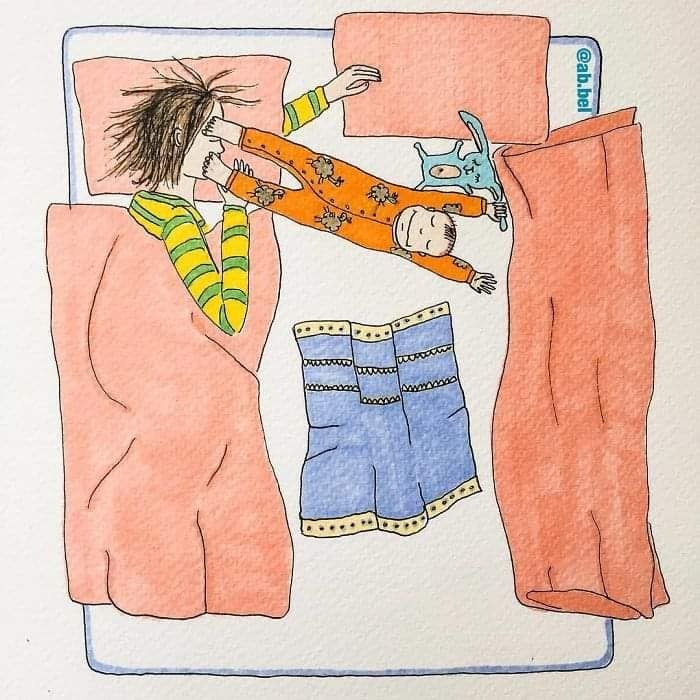 MOM NÀO BẢO Ở NHÀ CHĂM CON NHÀN VÀ SƯỚNG LẮM RA EM KỂ CHO MÀ NGHE 😂😂

Từ bao đời nay, người ta luôn mặc định mẹ ở nhà chăm con là nhàn và sướng, không phải lo đến chuyện đi làm kiếm tiền mưu sinh. Định nghĩa về công việc chăm con trong mắt mọi người đơn giản lắm, đâu có vất vả bằng 8 tiếng ngồi lì văn phòng, đầu tuần họp, cuối tuần báo cáo công việc, sáng đến đúng giờ chấm vân tay, chiều cũng không thể về sớm. Ngay cả chính phụ nữ chúng ta, khi biết có ai đó, bạn bè hay hàng xóm “được” ở nhà chăm con là trầm trồ lên đó sao.

Trong mắt mọi người, tất nhiên bao gồm cả những ông chồng, chăm con là ôm con cả ngày. Cái bọn trẻ con chưa biết đi ấy, tay chân bụ bẫm dễ thương, người thì thơm thơm mùi sữa, ôm cả ngày thì còn gì sung sướng, nhàn hạ bằng.

Nhàn và sướng như vậy nên nếu:

- Ở nhà chăm con mà để nhà cửa bừa bộn, quần áo quên chưa cho vào máy giặt giặt thì sẽ bị hỏi “cả ngày làm việc gì mà để nhà cửa thế này?”.

- Ở nhà chăm con mà chồng nhắn tin, gọi điện chưa trả lời ngay, thì sẽ bị thắc mắc “không biết làm gì mà không nghe máy?”.

- Ở nhà chăm con mà đầu tóc bù xù, quần áo luộm thuộm, thì sẽ bị nói “không biết tự chăm lo cho bản thân, không biết sắp xếp thời gian”.

- Ở nhà chăm con mà cuối ngày chồng về mặt khó chịu, cáu kỉnh, thì sẽ bị mắng “chồng đi làm về mệt không được một lời hỏi han”.

Chăm con cụ thể là công việc gì mà ai cũng bảo là nhàn vậy?

Chăm con hay trông con cụ thể bao hàm những công việc gì? Mà ai cũng trầm trồ, ngưỡng mộ vì là nhàn, vì là sướng. Vâng chúng tôi sướng lắm! Chăm con là tổng hòa của nhiều công việc ai cũng bảo là dễ và vụn vặt ấy.

Chăm con là cho con bú, cho con ăn, vệ sinh cho con, tắm cho con, chơi với con, bế con khi con muốn, nói chuyện với con khi con cần, thức đêm cùng con khi con không chịu ngủ. Chăm con còn là dọn dẹp nhà cửa, chăm con còn là phải luôn vui vẻ, tinh thần thoải mái để đủ sữa cho con.
Chăm con là tắm, là vệ sinh cá nhân thật nhanh, là bật dậy như lò xo khi nghe tiếng con khóc, ọ ọe bên tai. Chăm con là những giấc ngủ lơ mơ, tự dặn mình không được ngủ sâu giấc, còn dậy cho con bú, còn xem con có ra mồ hôi không, còn phải đắp chăn cho con nhỡ con bị lạnh.

Khi con đang ở giai đoạn sơ sinh, người ta sẽ nói “tầm này vẫn chưa vất đâu, giờ nó toàn ngủ và ti mẹ, mẹ tha hồ mà nằm chơi”. Nhưng họ đâu biết rằng một ngày đứa trẻ sơ sinh đại tiện, tiểu tiện bao nhiêu lần và người mẹ khi con ngủ thì còn phải tranh thủ giặt giũ, nấu nướng, dọn dẹp nhà cửa. Rồi còn nhiều vấn đề xảy đến mà mẹ phải một mình xoay xở như con nôn trớ, con bị táo bón, con hắt hơi sổ mũi, con bị rôm sẩy, con bỗng nhiên bỏ bú, con bỗng nhiên ngủ ngày chơi đêm…

Cứ thử trải qua 8 tiếng ở công sở và 8 tiếng ở nhà trông con, xem thời gian nào trôi đi nhanh hơn. Chưa hết đâu, đêm đến các ông chồng được ngủ trọn giấc, mà nếu con có khóc thì cũng trùm chăn kín mít để giấc ngủ không bị ảnh hưởng. Còn một mẹ một con cứ thế hết ôm nhau rồi chơi với nhau cho đến tận sáng.

Khi con đến tuổi ăn dặm, thì công việc vất vả nhất mà người mẹ phải làm là tìm ra phương pháp ăn phù hợp với con. Nhưng thực tế công việc này chưa vất vả bằng việc phải đứng ra bảo vệ chính kiến trước lời khuyên chẳng đâu vào đâu của mọi người xung quanh. Nếu con bụ bẫm thì không sao, con mà “còi” mặc dù nó nhanh nhẹn thì kiểu gì cũng bị mắng xối xả, “có mỗi việc cho nó ăn mà cũng không xong”, “để con còi dí thế à”, “chăm con kiểu gì vậy”.

Đến lúc con biết đi, chuyển sang ăn cơm, nói được nhiều hơn, thì người mẹ lại phải lo dạy con thế nào, đối phó với những khủng hoảng của con ra sao. Khi ấy con không vâng, ạ, dạ, thưa với người lớn, con ngang bướng, ương ngạch, nghịch ngợm thì cũng đổ lỗi hết lên đầu người mẹ rằng “mẹ không biết dạy con”, “con hư tại mẹ”.

Nếu ai thắc mắc vợ ở nhà làm gì thì hãy thử dành 1 ngày ở nhà chăm con toàn thời gian, nếu không thì thử thức một đêm chơi với con, sẽ có câu trả lời ngay. Đảm bảo các ông chồng sẽ sợ “xanh mặt”, thà đi làm còn hơn phải ở nhà chơi với con. Khi đã hiểu rồi thì xin đừng quát tháo, so bì hay coi thường những người làm mẹ. Họ thực sự là “siêu nhân” đấy, không phải người bình thường đâu!

- Illustration by Jade Nordahl