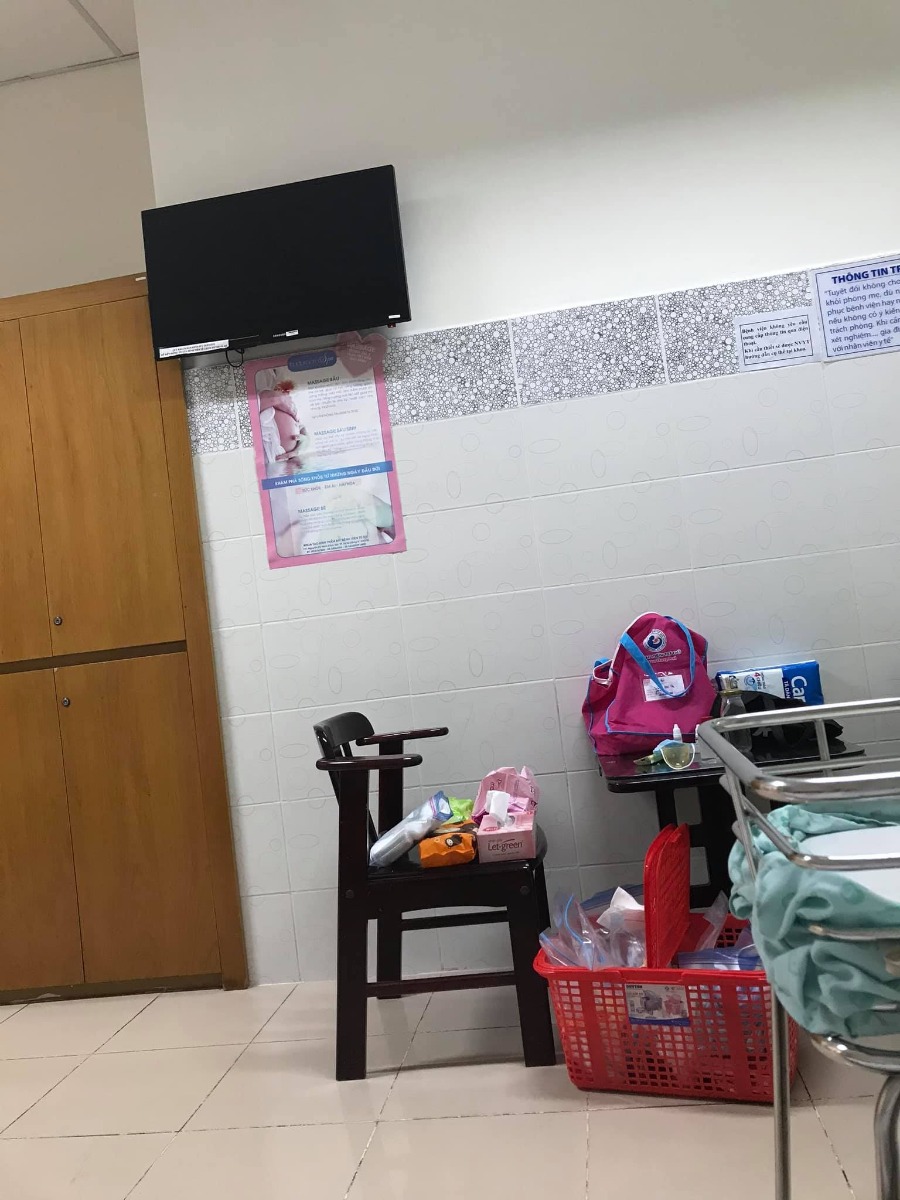 Review đi đẻ BV Từ Dũ HCM

Chào các Mom, hôm nay em mới có thời gian để review hành trình đi đẻ đầy gian nan của em.
Chuột con nhà em ds 19/9 mà 11/9 (38w6) đã ra với mẹ r. Đêm 9/9 em còn đi siêu thị đi bộ dạo dòng dòng vs chồng, cũng có cảm thấy hơi đau nhẹ nhẹ, linh tính nghĩ chắc cũng sắp đẻ ời. Về nhà nằm ngủ là em đau từng cơn nhưng nhẹ, rạng sáng 10/9 em có đau hơn xíu, chồng em thì nôn gặp con chuột này lắm vì là con so nên cứ hối fai vào viện liền. Thế là 4h sáng ngày 10/9 em với chồng đèo nhau lên viện. Lên khám nở được 1p60 thế là cho nhập sản A lúc 7h. 
Ám ảnh bắt đầu từ đây, em vào phòng nhưng ko có giường fai nằm ghế bố, đau lưng dã man ý. Hên sao đến trưa có ng đc xuất viện thế là em xí cái giường :))) đi lấy máu xét nghiệm HIV r khám trong vẫn 1p60 🥺 Tới trưa em hết đau bụng, nằm đánh 1 giấc tại cả đêm vừa đau vừa nôn nên em ko ngủ đc. Ngủ dậy đau típ, h là đau hơn lúc sáng nhưng em vẫn chịu đc. Cứ vậy 10’ 1 cơn mà ko nở thêm. 2 vợ chồng vừa nôn vừa mệt vì nằm sản A phòng 11 ng thêm ng thân ta nói nó nóng nó ồn. Bs của em là bác Giang Châu Võ đến do lúc sáng em có nt bác em theo bác cả thai kì, bác bảo mới nở 1p nếu khoẻ mai cho dề nha 😑 Đến tối 2 vợ chồng đi bộ hết cái bệnh viện cho mau nở thì em đau hơn 10’ 2 3 cơn. Khám trong đc 2p, em nản luôn, từ đó đến khuya em chán chã buồn khám trong nữa, vì cứ khám trong là em bị đau r ra máu 😭 Nguyên đêm em ko ngủ đc fai đi lên đi xuống hành lang mấy tiếng để mong cho mau nở vs đỡ đau chứ nằm nó còn đau hơn. Mà phòng em nằm có mình em đau đợi đẻ còn lại là bệnh lý nên mấy c ngủ ngon ơ còn ngáy nữa 😂 5h sáng em khám trong lần nữa do đau quá thì vẫn 2p em đi vệ sinh thì thấy bung nút nhầy. Đến 9h sáng 11/9 em đau dữ lắm ời mà fai đi siêu âm đợi lâu dã man. Về đến phòng là 10h30 bs vào khám trong nở đc 3p cho lên phòng sanh 2 vợ chồng mừng hết lớn. 
Bắt đầu bị cách ly với chồng, 1 mình bơ vơ ở phòng chờ sanh. Khi lên đó sẽ ngồi đợi ở bàn hướng dẫn, được khám trong, được hỏi sinh thường hay dịch vụ, có mua túi màu hồng ko. Em đăng kí sinh dịch vụ gia đình chọn bs Võ, em lên phòng đợi sinh là chồng em nt cho bác, 1 lúc sau bác ghé qua khám trong cho em, bác còn đùa bảo ũa chưa chịu về nữa hả, r bác khám trong bảo có dấu sanh r 3p r đợi bác đi mổ r hãy đẻ nha đừng đẻ liền 😂 đau quằn quại mà bác giỡn dui ghê 😑, em mua túi màu hồng, em ko chọn tiêm ko đau vì nghĩ em vẫn chịu đc có điều mỗi lần cơn gò tới em muốn bẻ cong mẹ nó thanh giường :))) Đăng kí xong xui được vào nằm đo Monitor vs tim thai. Em nằm đo thì lại đau ít cao lắm là 30 mấy trong khi em nhìn mấy c kế bên có khi 80 mấy, la um sùm làm em quang man ghia. Đo xong em dô trong chọn giường nằm. Em nằm mệt muốn ngủ mà nó cứ 2’ 1 cơn, lúc ko đau em ngủ, đau thì em dậy bẻ thanh giường :))) Bữa có c review bảo trong này có 3 loại đau đẻ, 1 là đau mà mặt tỉnh rụi, 2 là đau mà cố kiềm nén lâu lâu quằn quại rên khe khẽ trong miệng, 3 là la làng tr đất làm 2 loại kia quang man. Em là loại thứ 2 😆 đau dữ lắm nhưng vẫn kiềm nén chứ la làng em mắc cỡ lắm. Nằm đến 15h y tá khám nở đc 4p hỏi em có tiêm đẻ ko đau ko. Em thì đau vẫn chịu đc nhưng nghĩ 2 đêm r ko ngủ sợ ko có sức rặn con thế là đk đẻ ko đau. Lát sau đc đẩy đi tiêm, bs đến khám nở 5p 😂 Tiêm xong là 16h đúng là như đc lên thiên đường, em ko còn cảm thấy đau nữa, r đc đẩy vào phòng sanh gia đình 1 lúc sau chồng vào mua cháo cho ăn r 2 vợ chồng tâm sự đồ :)) Đến 18h30 nở đủ 10p ko đau nhưng có cơn gò vẫn cảm nhận đc, bs Võ vào bảo có cơn gò thì rặn mà tại tiêm ko đau nên em rặn đến 18h55 chuột con mới ra. Em bị rạch tầng sinh môn, vết may đc mấy c khen đẹp❤️ Xong phần đi đẻ gian nan của em 😂 
Sinh xong đc đẩy xuống phòng hậu sản, ở đây y tá mới cân bé, bé nhà em có 2kg6 mà mẹ gian nan vậy đó 🥺 21h Chồng đi đăng đi phòng khu N 1 giường 1tr5/ngày, hên sao có phòng luôn ko fai nằm hành lang. Phòng ko quá rộng nhưng đối với em là sạch sẽ đẹp đẽ rộng quá đi lâu tại hết thuốc là đau vết khâu ghê gớm. Đã vậy em còn ko tiểu đc fai đặt ống thông 😭 khổ dã man. Mấy c Y tá bảo fai đi lại nhiều ko là viêm bàng quang, sợ quá lo đi tới đi lui trong phòng dù vết thương thốn lắm. Qua ngày hôm sau đc phát viên nhét hậu môn giảm đau nhưng cảm nhận của em là ko giảm bao nhiêu hết nhưng em đi lại đc hơn hwa. Ở gần 4 ngày đc phát 3 viên nhưng em chỉ nhét 1 viên vì sợ mất sữa.Mỗi ngày đều có bs y tá tới khám cho mẹ và tắm cho bé tại phòng. Hên sao em rút ống thông tiểu r đi tiểu đc chớ ko là fai ở lại nữa.
Xuất viện chiều ngày 14/9, tổng cho quá trình vượt cạn của em là 12tr600  gồm 1 đêm ở sản A, sinh thường dịch vụ gia đình yêu cầu bs, tiêm đẻ ko đau, mua túi màu hồng, ở gần 4 ngày khu N phòng 1tr5, BH trả đc 1tr 48% do em sanh sau 24h khi nhập viện cấp cứu. Còn thêm tiền ăn của 2 vợ chồng tiền mua vitamin D3 k2 do bé em bị vàng da nhẹ.
Cảm nhận của em là y tá, hộ lý, bs ở đây đa phần là dễ thương, nhiệt tình, có ng khó nhưng cũng ko đến nỗi làm mình cảm thấy bực mình chứ làm quá là em sực lại àh. 
Cảm ơn các Mom đã đọc phần review của em ạ.