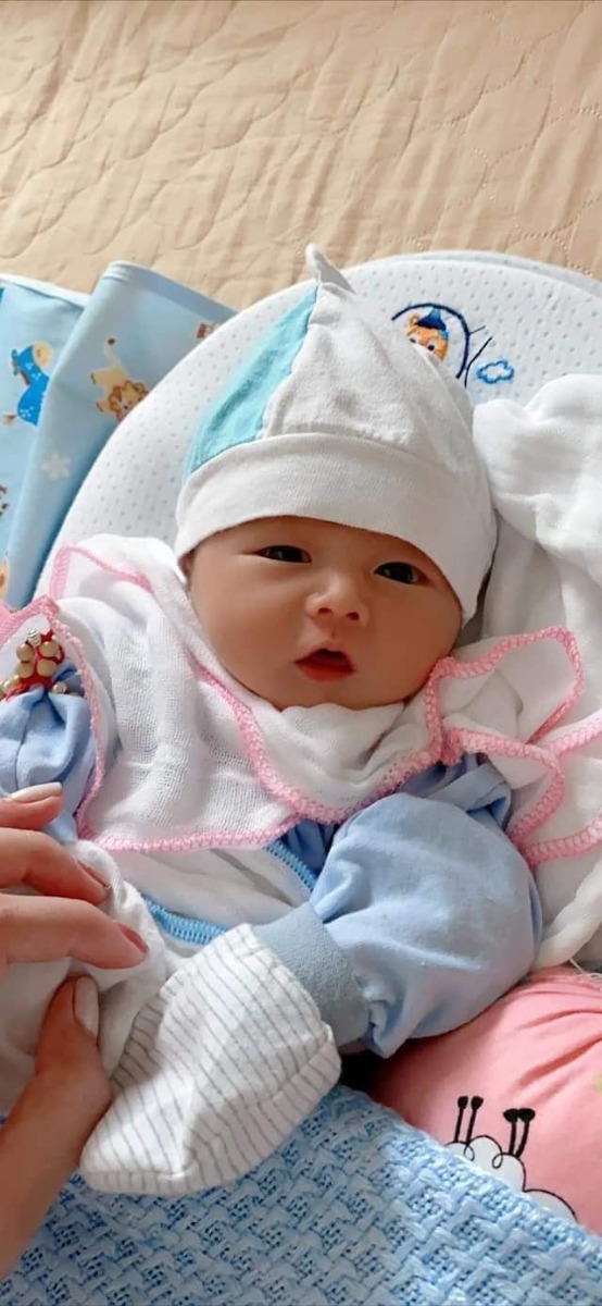 Mẹ con rặn nhanh quá nên con đã ra để đón bão cùng các bác các cô rồi đây ạ. Các bác các cô ủn mông cho con hay ăn chóng nhớn với ạ 😛