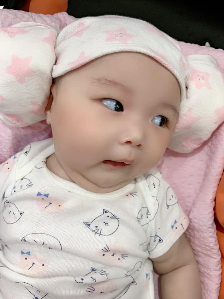 Trông cháu có như đang tấu hài không ạ? 😂
Mẹ cháu mệt với cháu lắm í 🤣🤣