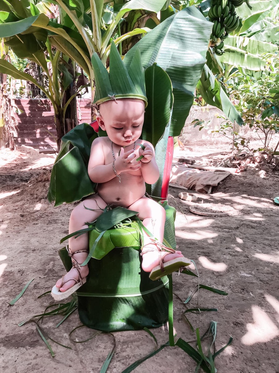 Có ai thấy con ở đâu không ạ
Nếu không thấy thì con đã hoá thân thành công rồi🤣🤣
Chuyện là con chăn vịt giúp ông ngoại mà vịt thấy con nó sợ nên con phải hoá thân thành bụi chuối nè☺️☺️