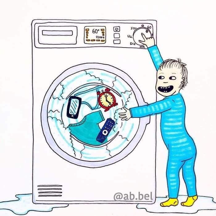 MOM NÀO BẢO Ở NHÀ CHĂM CON NHÀN VÀ SƯỚNG LẮM RA EM KỂ CHO MÀ NGHE 😂😂

Từ bao đời nay, người ta luôn mặc định mẹ ở nhà chăm con là nhàn và sướng, không phải lo đến chuyện đi làm kiếm tiền mưu sinh. Định nghĩa về công việc chăm con trong mắt mọi người đơn giản lắm, đâu có vất vả bằng 8 tiếng ngồi lì văn phòng, đầu tuần họp, cuối tuần báo cáo công việc, sáng đến đúng giờ chấm vân tay, chiều cũng không thể về sớm. Ngay cả chính phụ nữ chúng ta, khi biết có ai đó, bạn bè hay hàng xóm “được” ở nhà chăm con là trầm trồ lên đó sao.

Trong mắt mọi người, tất nhiên bao gồm cả những ông chồng, chăm con là ôm con cả ngày. Cái bọn trẻ con chưa biết đi ấy, tay chân bụ bẫm dễ thương, người thì thơm thơm mùi sữa, ôm cả ngày thì còn gì sung sướng, nhàn hạ bằng.

Nhàn và sướng như vậy nên nếu:

- Ở nhà chăm con mà để nhà cửa bừa bộn, quần áo quên chưa cho vào máy giặt giặt thì sẽ bị hỏi “cả ngày làm việc gì mà để nhà cửa thế này?”.

- Ở nhà chăm con mà chồng nhắn tin, gọi điện chưa trả lời ngay, thì sẽ bị thắc mắc “không biết làm gì mà không nghe máy?”.

- Ở nhà chăm con mà đầu tóc bù xù, quần áo luộm thuộm, thì sẽ bị nói “không biết tự chăm lo cho bản thân, không biết sắp xếp thời gian”.

- Ở nhà chăm con mà cuối ngày chồng về mặt khó chịu, cáu kỉnh, thì sẽ bị mắng “chồng đi làm về mệt không được một lời hỏi han”.

Chăm con cụ thể là công việc gì mà ai cũng bảo là nhàn vậy?

Chăm con hay trông con cụ thể bao hàm những công việc gì? Mà ai cũng trầm trồ, ngưỡng mộ vì là nhàn, vì là sướng. Vâng chúng tôi sướng lắm! Chăm con là tổng hòa của nhiều công việc ai cũng bảo là dễ và vụn vặt ấy.

Chăm con là cho con bú, cho con ăn, vệ sinh cho con, tắm cho con, chơi với con, bế con khi con muốn, nói chuyện với con khi con cần, thức đêm cùng con khi con không chịu ngủ. Chăm con còn là dọn dẹp nhà cửa, chăm con còn là phải luôn vui vẻ, tinh thần thoải mái để đủ sữa cho con.
Chăm con là tắm, là vệ sinh cá nhân thật nhanh, là bật dậy như lò xo khi nghe tiếng con khóc, ọ ọe bên tai. Chăm con là những giấc ngủ lơ mơ, tự dặn mình không được ngủ sâu giấc, còn dậy cho con bú, còn xem con có ra mồ hôi không, còn phải đắp chăn cho con nhỡ con bị lạnh.

Khi con đang ở giai đoạn sơ sinh, người ta sẽ nói “tầm này vẫn chưa vất đâu, giờ nó toàn ngủ và ti mẹ, mẹ tha hồ mà nằm chơi”. Nhưng họ đâu biết rằng một ngày đứa trẻ sơ sinh đại tiện, tiểu tiện bao nhiêu lần và người mẹ khi con ngủ thì còn phải tranh thủ giặt giũ, nấu nướng, dọn dẹp nhà cửa. Rồi còn nhiều vấn đề xảy đến mà mẹ phải một mình xoay xở như con nôn trớ, con bị táo bón, con hắt hơi sổ mũi, con bị rôm sẩy, con bỗng nhiên bỏ bú, con bỗng nhiên ngủ ngày chơi đêm…

Cứ thử trải qua 8 tiếng ở công sở và 8 tiếng ở nhà trông con, xem thời gian nào trôi đi nhanh hơn. Chưa hết đâu, đêm đến các ông chồng được ngủ trọn giấc, mà nếu con có khóc thì cũng trùm chăn kín mít để giấc ngủ không bị ảnh hưởng. Còn một mẹ một con cứ thế hết ôm nhau rồi chơi với nhau cho đến tận sáng.

Khi con đến tuổi ăn dặm, thì công việc vất vả nhất mà người mẹ phải làm là tìm ra phương pháp ăn phù hợp với con. Nhưng thực tế công việc này chưa vất vả bằng việc phải đứng ra bảo vệ chính kiến trước lời khuyên chẳng đâu vào đâu của mọi người xung quanh. Nếu con bụ bẫm thì không sao, con mà “còi” mặc dù nó nhanh nhẹn thì kiểu gì cũng bị mắng xối xả, “có mỗi việc cho nó ăn mà cũng không xong”, “để con còi dí thế à”, “chăm con kiểu gì vậy”.

Đến lúc con biết đi, chuyển sang ăn cơm, nói được nhiều hơn, thì người mẹ lại phải lo dạy con thế nào, đối phó với những khủng hoảng của con ra sao. Khi ấy con không vâng, ạ, dạ, thưa với người lớn, con ngang bướng, ương ngạch, nghịch ngợm thì cũng đổ lỗi hết lên đầu người mẹ rằng “mẹ không biết dạy con”, “con hư tại mẹ”.

Nếu ai thắc mắc vợ ở nhà làm gì thì hãy thử dành 1 ngày ở nhà chăm con toàn thời gian, nếu không thì thử thức một đêm chơi với con, sẽ có câu trả lời ngay. Đảm bảo các ông chồng sẽ sợ “xanh mặt”, thà đi làm còn hơn phải ở nhà chơi với con. Khi đã hiểu rồi thì xin đừng quát tháo, so bì hay coi thường những người làm mẹ. Họ thực sự là “siêu nhân” đấy, không phải người bình thường đâu!

- Illustration by Jade Nordahl