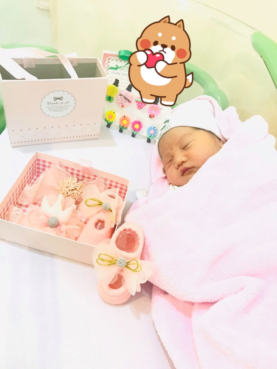 Review đẻ mổ ở Thu Cúc đầy uất ức!

Xin chào các m, trong cơn đau từ vết mổ sau sinh, nay mình review cho các m về quá trình KHÁM - ĐẺ - SAU SINH tại Thu Cúc, theo cảm nhận và trải nghiệm của cá nhân mình.

Trộm vía bé đầu nhà mình được 3.6kg, lưỡng đỉnh 91. Tất cả chỉ số mẹ và bé ổn định bình thường. Mình tham gia gói 28w, nhập viện 28/08 (40w2d), ra viện: 02/09 (sau 72h từ khi mổ).

Gia đình mình trộm vía từ mẹ đến chị gái, em gái đều đẻ thường nên mình cũng quyết tâm đẻ thường, chịu khó tập yoga, đi bộ thể dục. Các chỉ số để đảm bảo đẻ thường cho mẹ và bé BS đều bảo Ok (Mình có khám ngoài + Thu Cúc BS đều bảo đẻ thường được). 2 vc chọn BV Thu Cúc vì ngại phiền tới người nhà chăm sóc, đang dịch bệnh nguy hiểm. Lúc đến thì vui, lúc về thì mang theo nỗi ấm ức, giận vô cùng. Giờ mình sẽ nói về trải nghiệm của mình tại TC qua 3 giai đoạn: KHÁM - ĐẺ - SAU SINH.

1. Qúa trình khám

Mình ở gần cầu tó, đi ra TC hơn 10km gì đó, trời nắng + xa nên mình hay gọi hoặc ib đặt lịch trước, đến đúng giờ thì vẫn phải chờ như ko đặt lịch. 15h đến 19h30 về. Ok không sao, cốt lõi là chỉ số mẹ và bé ổn định.

Mình khám từ tuần 31, từ 31w đến khi đẻ được thăm khám bởi BS Trung, BS Sơn và lần cuối cùng là BS Tú. Trong 3 BS này mình đánh giá cao nhất là BS Trung. Từ tốn nhẹ nhàng, kiểm tra rất chi tiết, soi đến đâu đưa ra lời khuyên đến đó, cân nặng khám và sau sinh rất chuẩn. BS Sơn và BS Tú thì chỉ khám các chỉ số theo cái phom kết quả, chán nhất là BS Sơn, vội vàng về, khám nhanh cho mình và chốt câu đa ối, về nhà lên gg tìm hiểu rồi lo lắng vch. Điện cho BS Minh (Phó khoa), bác tư vấn và thấy an tâm.

Về sự thoải mái khi đến khám: Mình khám ở tầng 5, cảm giác TC làm thương hiệu rất tốt, từ vị trí đặt đồ vật cho đến màu sắc đều được tính toán rất kỹ và thực sự OK, tuy nhiên mình thấy 2 bạn lễ tân ở Tầng 5 nơi đón khách có vẻ hơi thiếu năng lượng sống, khách đến mà 1 nụ cười như quảng cáo cũng ko có, đổi lại là ánh mắt rất chi là ''thiện cảm''. Ghi điểm luôn 🙁

Đánh giá khám: 7/10

2. Quá trình đẻ

Lỗi thất vọng vô cùng từ đây, bao nhiêu lạc quan, sự tin yêu vào TC thì bị đánh sập sáng sớm 30/8. Chiều 29/8 sau khi BS Hiếu mát tay đỡ đẻ cho 1 chị nằm cạnh mình bé trai 4.1kg, bác có gọi ck mình vào để tư vấn sinh đẻ. BS bảo mọi chỉ số đều tốt để có thể sinh thường, việc quá ngày dự sinh là bình thường. 2 vc an tâm và vui vẻ tin tưởng BS. Tối đến 2 vc vẫn tiếp tục chịu khó đi bộ, quyết tâm hôm sau phải sinh e bé (linh cảm).

2h đêm ngày 30/8 mình bắt đầu đau và cổ tử cung mở dần, khoảng 4h30 sáng mở được 10 phân. Than ôi, sau khi mở rồi đợi 1 lúc mà ko thấy ai vào kiểm tra, 1 lúc sau có 1 chị vào ktra và chạy ra báo BS Tin hay Tín gì đó. Lúc này kíp trực đẻ thường chỉ có 2 người, còn lại theo BS Lisa đi đẻ mổ. BS Tín vào ktra, đợi 15p ko thấy gì, BS tự động gọi người nhà vào, thông báo cho ck mình: Đã đợi hơn 1 tiếng, cổ tử cung mở 10 phân, bé ko chịu xuống (trước đó 1 tiếng cũng 1 ca vs lý do tương tự và phải chuyển xuống cho BS Lisa mổ), BS bảo cần cấp cứu và mổ sớm, ck mình thấy BS tư vấn thế lại ko được gặp vk để hỏi nên ký và cho mình đi mổ.

Chốt lại: Kíp trực ko đủ người, thiếu trách nhiệm và đặc biệt là SỢ đỡ đẻ, ko may làm sao là cả BV toang nên BS bắt đẻ mổ là đúng rồi. ẤM ỨC, THẤT VỌNG VÔ CÙNG

Nghĩ lại mà ám ảnh ko muốn quay lại nơi đây, kể cả sau sinh.

Lúc sinh xong BS Lisa cùng 1 phiên dịch có lên giải thích cho mình theo ý an toàn cho mẹ và bé. Ừ thì mổ là an toàn hơn sinh thường nhiều mà, cũng đã mổ rồi thì giải thích cũng có lấy lại được tình hình đâu.

Đánh giá: 4/10

3. SAU SINH.

Sau sinh mình và ck, e bé chuyển lên tầng 6. Riêng chế độ sau sinh mình vô cùng ưng ý, mình ko biết các chị là y tá hay điều dưỡng nhưng tựu chung các chị em tầng 6 làm rất TỐT, rất chuyên nghiệp, luôn nhẹ nhàng và thay bỉm cho e bé như con của các chị, rất tận tình chỉ dẫn. Ấn chuông phát vài giây đã có mặt (mình nằm gần khu hành chính tầng 6), khi có chuông của bệnh nhân dù đang viết hay làm gì mình thấy các c đều dừng lại chạy ra cửa lấy khăn ướt và di chuyển luôn vào phòng bấm chuông.

Chả biết nói gì cho hết ý nhưng tầng 6 cực kì tuyệt vời.

Đánh giá: 10/10

========================

Vậy đó, mình chán lắm các m à, tự dưng bị hạn chế quyền sinh đẻ, phải đau đớn sau sinh, đau lưng, giảm trí nhớ là điều khó tránh khỏi. Nếu xác định mổ, mình đã mổ từ khi 40w, mình cũng chọn ngày và giờ đẹp luôn, ko vật vã chịu đau rồi cuối cùng chả đâu vào đâu. Trộm vía là e bé ăn ngủ ngoan.

Đúng ra mình sẽ quay lại TC để sinh đứa 2,3 nhưng như này thì lần tới ra phụ sản HN cho an tâm, mặc dù dịch vụ kém nhưng mình chọn sự an toàn cho mẹ và bé. TC cứ dồn 1 đống tiền Marketing rồi chạy quảng cáo... để tìm khách mới và để mất đi khách cũ. Đẻ mổ thì nhanh, tiền nộp vào bằng luôn gói đẻ thường khi có KM 35%. Mình nộp thêm 16.3tr để đẻ mổ.

Túm lại mình thấy chị e nào xác định đẻ mổ hoặc lần 1 đẻ thường thì nên đăng ký ở đây, còn lần đầu vào và muốn đẻ thường thì 70% mổ (an toàn cho BV, mẹ và bé), dĩ nhiên vẫn có trường hợp đẻ thường khi kíp trực đông đủ, mẹ và bé ổn định (ít rủi ro).

Chúc những m chuẩn bị sinh có sức khỏe tốt, tinh thần thoải mái để 2 mẹ con vượt cạn thành công ❤