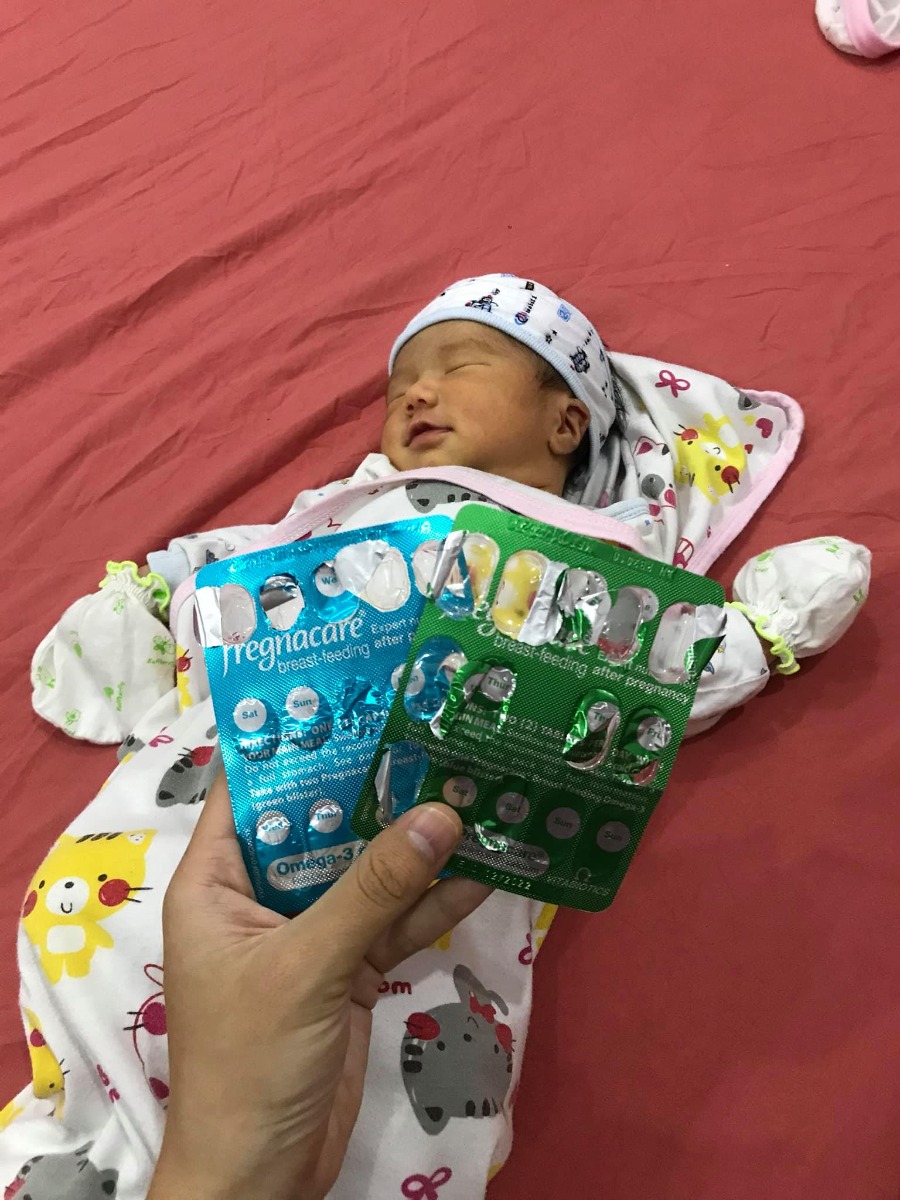 REVIEW SINH TẠI BỆNH VIỆN Y HỌC BIỂN HẢI PHÒNG

Nếu lựa chọn đc giữa đẻ thường và đẻ mổ, có lẽ e nguyện đẻ thường các bác ạ....hqa e ra viện nay mới có thời gian rì viu 😁😁😁
Hồi hộp cả đêm k ngủ đc để sáng hsau dậy sớm chuẩn bị lên bàn mổ ! Đến giờ vẫn sợ cái cảm giác lên bàn mổ, rồi tiêm mũi gây tê ở sống lưng,cảm giác phải dùng rất nhiều thuốc kháng sinh trog mấy ngày ở viện vì e sợ nhất là tiêm😭😭😭 Các y bác sĩ thì nhẹ nhàng nhiệt tình lắm, động viên cho tinh thần e thoải mái mà e k sao bớt sợ đc. Bs Huỳnh là ng trực tiếp mổ cho e, bsi gì mà yêu đời ghê :)) vừa động viên sản phụ, vừa hát cho mn nghe nữa 🤣
Hành trình vượt cạn bạn thứ 2 của e khi quyết định mổ ở viện Y Học Biển quả thực là rất đúng 👍🏻👍🏻👍🏻 mặc dù trước đó e thay đổi địa điểm đi sinh liên tọi :)) chỉ trong 1 ngày từ Green về ĐKQT r suy nghĩ về Sản =>> chốt hạ Y HỌC BIỂN. Chẳng phải tự dưng e qđ nhanh như thế khi chưa tìm hiểu rõ đâu. Vì bé này e chưa kịp mua thẻ bh thai sản, kinh tế năm nay do cô vít thì các bác biết r đấy. Nên e cố gắng làm sao đi đẻ chi phí phù hợp nhất mà lại sướng cái thằng ng, đc chăm sóc tận tình nhẹ nhàng, cơm bê tận nơi... nhưng quan trọng là vết mổ. Bác sĩ nam mà cực khéo tay luôn nhé 😁 bác sĩ đc mn truyền tai nhau là mát tay, vui tính, nhẹ nhàng đấy ạ. Sau khi mổ xong thì bsi là ng trực tiếp khâu vết mổ lại cho mình luôn. Tvia đi vệ sinh vết mổ ai cũng khen đẹp 😍😍😍 cơ mà công nhận ai đẻ mổ ở đó thì vết mổ đều đẹp như nhau ý ! 
Thực sự sau 6 ngày ở viện, đi đẻ như đi nghỉ dưỡng ☺️ ngày 3 bữa, cháo - bánh đa - cơm e chén sạch sẽ 🤣🤣🤣 e chân thành cám ơn các bsi và các c điều dưỡng ở khoa Sản Nhi rất nhiều ạ 👏🏻👏🏻👏🏻