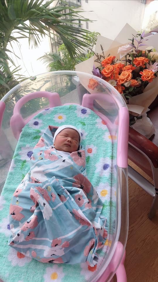 REVIEW SINH TẠI BV HỒNG NGỌC

Dành cho mẹ nào còn đang phân vân có nên đẻ ở Bệnh Viện Hồng Ngọc ko nhé. Câu trả lời của em là CÓ các mẹ ạ. Các mẹ cứ thử đi, 1 sự lựa chọn chân ái đấy 

Em theo khám bác sĩ Tú ngay từ những tuần đầu tiên. Ấn tượng đầu tiên là bác rất tâm lý. Vợ chồng e rất kỹ tính về khoản chọn bác sĩ mà còn yên tâm hết mức khi có bác sĩ Tú đồng hành. Trong suốt thai kỳ, có vấn đề gì bác đều giải thích cặn kẽ, tạo cho mình cảm giác an tâm, ko lo lắng gì cả. Ko những thế về nhà khi cần cứ alo là có bác liền. Bác luôn động viện và hỗ trợ hết mức cho e sinh thường nhưng vì đầu e bé bị mắc ko tụt xuống được, e đau 3 ngày 3 đêm dùng mọi biện pháp mà chỉ mở được 2 phân nên 41w bác sĩ chuyển e sang sinh mổ. Ko uổng công các mẹ đã reveiw trước đó, bác mổ mát tay lắm chị em ạ. 2 ngày dậy tập đi thấy nhẹ nhàng lắm chứ ko đáng đau đáng sợ như nhiều người vẫn nói đâu. 3 ngày là em đã sinh hoạt gần như bình thường đc rồi, vết mổ chỉ như 1 đường chỉ nhỏ thôi

Cơm viện thì ngon khỏi chê. Đội ngũ các chị hộ sinh nhiệt tình và nhẹ nhàng lắm các mẹ ạ. 5 ngày ở viện mẹ và bé luôn đc các bác sĩ theo dõi sức khoẻ sát sao

Thực sự thì đi đẻ không khác gì đi nghỉ dưỡng là có thật. Mà đi nghỉ dưỡng có khi còn ko bằng đâu, làm gì được cơm bưng tận giường, cái gì cũng phục vụ tận tay như ở viện

Đẻ ở Hồng Ngọc đi chị em ạ. Đời được mấy đâu. So với chi phí với Thi Cúc, Phương Đông hay Sản HN thì ngang nhau hết à, quan trọng là cái mà mình nhận lại được

Em cảm ơn bác sĩ Tú và đội ngũ y bác sĩ khoa sản của viện mình nhiều lắm ạ