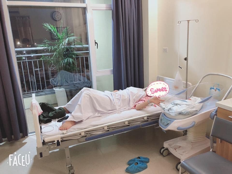 REVIEW SINH TẠI BỆNH VIỆN TÂM ANH

1 chút review trải nghiệm cá nhân lần đầu làm mẹ của em ❤ 
Lần đầu tiên mang bầu nghe mấy ng bạn kêu là đi đẻ vất vả lắm. Mang cái nọ cái kia lỉnh kỉnh lắm chưa nói tới là đẻ xong k có giường mà nằm này kia... lo lắng đủ thứ
Ấy thế mà lần đầu tiên làm mẹ chỉ cần xách mông lên và tới bệnh viện chả mang theo cái j cả :)). Hàng xóm cứ nghĩ đi khám định kì . 😂😂😂😂 hỏi mới biết em đi đẻ 🤤🤤🤤🤤
Bác sĩ chăm sóc nhiệt tình tới chân tơ kẽ tóc . Người nhà tới nói là tới trông nom mà thật ra tới chỉ để ăn và  để ngủ 😂😂😂😂 đồ ăn cũng ngon í . Mình đóng gói đẻ thường tại Tâm Anh mà cuối cùng là phải mổ vì em nằm cao quá mẹ rặn k đc.  Nói chung là rất ưng ý . E ở Sài Gòn. Lấy chồng ở SG. Mà tới khi đẻ vẫn quyết định bay ra HN để đẻ ở đây í ạ. Rất là ưng í . Các mẹ nào còn băn khoăn k bít chọn đâu để yên tâm. Thì e xin vote 1 phiếu cho Tâm Anh. Rất tuyệt vời. Vết mổ rất thẩm mỹ như hằn bụng k lồi k giun dết tí nào.