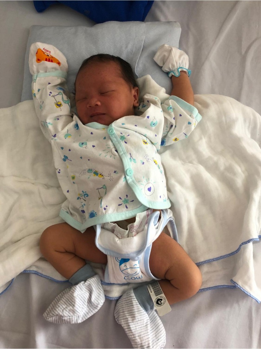 Review hành trình đi đẻ đầy gian nan của mình tại BV Từ Dũ.

Dự sinh của mình là 20/9 mà mặc dù đã lố đến 25/9 vẫn mòn mỏi lên xin vía của các m vì vẫn chưa có lấy 1 dấu hiệu gì. Từ đầu thai kì khám ở Mekong nhưng nhờ có giới thiệu của mấy mom trong nhóm nên đã biết đến bác Nhữ Bảo Ngọc, nên quyết định tuần 36 qua bác khám và theo bác đến tận khi sinh. Phải nói là cuộc đời thật sự may mắn khi gặp đc bác Ngọc. Bác hẹn 26/9 sẽ nhập viện kích sinh sau 2 lần tách ối ở tuần 39 và 40 đều vô ích vì tử cung của mình cao. Đến ngày 25 thì bụng chỉ mới đau lâm râm và bung nút nhầy màu nâu nhưng vẫn chưa đi khám. Đến ngày 26/9 thì bắt đầu đau dữ dội và có cơn gò 10p/lần sau đó là 5p/1 lần nên quyết định đêm đó đi bv và vô cấp cứu khám đã nở 2p nên bs cho nhập khoa sanh. Đau từ đêm 26 đến đêm 27 mà vẫn chỉ nở 2p và được truyền dục sanh đến 3h thì nở đc 5p mà mình đau đến chết đi sống lại nên xin 1 mũi đẻ k đau, mà cuối cùng vì đau lâu quá nên tim thai e bé bắt đầu tụt. Đến 4h thì may mắn nở đc 8p và được chỉ cách rặn. E đăng kí sinh dịch vụ chọn bác Ngọc. Bv gọi cho bác là 15 phút sau bác có mặt liền. Nhờ sự hướng dẫn tận tình của bác và sự động viên hỗ trợ nên đến 5h45 mình đã gặp được con. Mặc dù có sự hỗ trợ của kềm và cực kì đau đớn lúc truyền dục sanh nhưng nhờ có tay nghề tuyệt vời của bác Ngọc mà trộm vía con mình chỉ bị lằn 1 chút. Sau 1 ngày thì hết lằn. Bác khâu tsm cũng rất là kĩ nên sau khi chuyển xuống phòng hậu sản mình đã đi tiểu đc mà không cảm thấy đau buốt gì hết.
Ở nhà 2 vợ chồng đặt con tên Sun (mặt trời) thì lúc sinh con đúng lúc mặt trời vừa mọc. Con nặng 3750g và trộm vía ăn ngon, ngủ ngon. Mặc dù mẹ chưa có sữa nhưng con vẫn tích cực bú cho đến khi mẹ xuất hiện những dòng sữa đầu tiên.
Chúc các m có được thai kì khoẻ mạnh và sinh mẹ tròn con vuông.
C.ơn các m đã giúp mình gặp được 1 người bác sĩ cực kì có tâm.