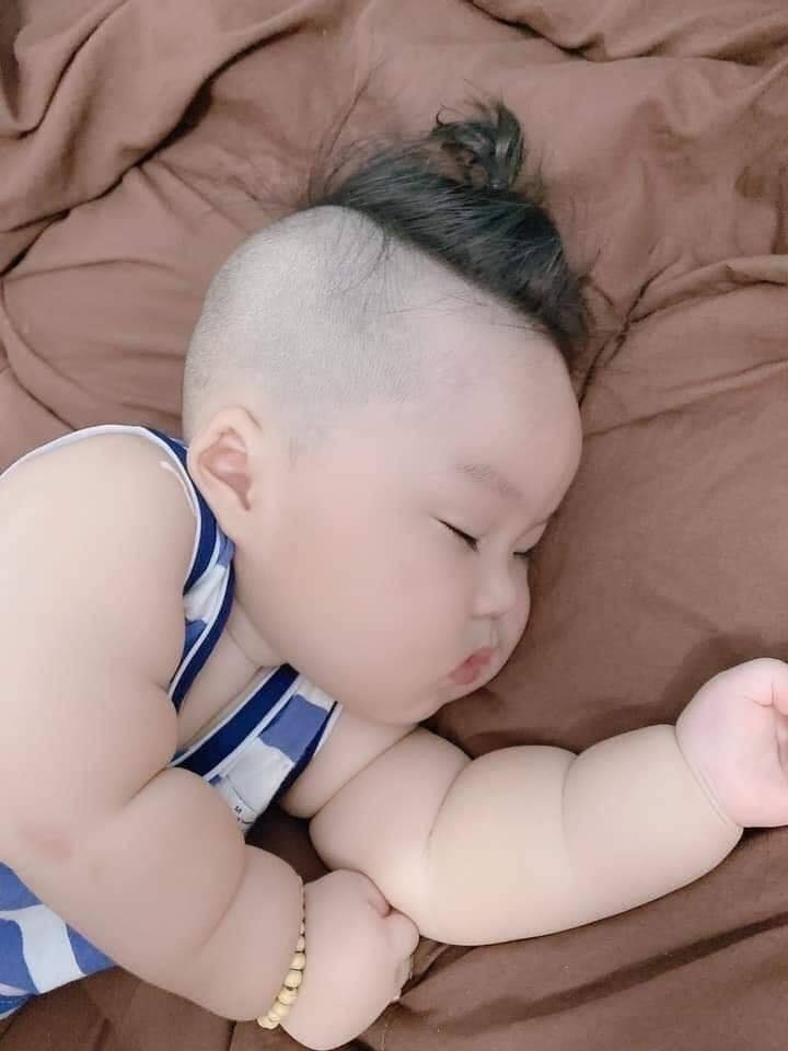 Con hơi nhiều ngấn tí, mẹ nào xin vía nhiều ngấn ko em cho ạ 😛😝