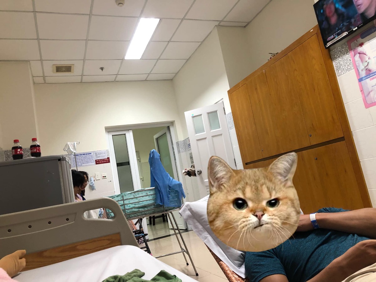 Xin chào các Mom, nay e sinh xong đã được 1 tháng thì mới có thời gian ngồi review về quá trình đi sinh ở BV Từ Dũ của mình.

Em nói trước là e review theo góc độ của người đã trải nghiệm dịch vụ ở Mekong ( do trước đó tuần 36 e bị doạ sinh non phải nhập viện thì e vào mekong)
Nhưng vì tính muốn thử bên này bên kia 1 lần cho biết nên khi sinh thật e lại chọn Từ Dũ.

Điểm em hài lòng:
❤️1. TD nhất quyết cho các mom nào sinh thường được thì phải sinh thường, dù các mom có đau đớn van xin đi mổ họ cũng ko cho. Còn e thấy ca nào mà ko sinh thường được là họ đẩy đi mổ luôn khỏi xin ạ 😂😂😂 - vì e theo chủ nghĩa rất muốn đc sinh thường nên e thích điểm này ❤️
❤️2. TD có dịch vụ xông hơ vùng kín sau sinh tốt cực, e ngày thứ 2 đang đau đau đi hơ phát về nó nhẹ nhõm êm xuôi luôn.

Điểm em ko hài lòng:
🤬1. Khoa cấp cứu: trường hợp của e là sáng đi khám bsi kêu nở 2 phân ra xíu huyết hồng nên bsi đưa cho tờ giấy đi làm hồ sơ nhập viện. - lúc này bsi vẫn giữ hồ sơ khám thai các thứ của em
Cái này em sai em nhận trước là em sai: e ko nhập viện liền mà lì về nhà tắm rửa ăn cơm các thứ nữa đã. Thì lúc tắm e bị ra huyết nhiều và bụng bắt đầu đau lâm râm, mẹ e xem mới bảo là vỡ ối rồi, thế là tức tốc đi viện liền.
Thì lúc vô khoa cấp cứu thì e lại hết ra huyết mà âm đạo khô và sạch vì e đã vệ sinh trước khi đi
Lần 1: 1 bạn thực tập khám trong cho e xong ko nói gì đi ra. Lần 2: 1 chị hộ sinh đi vào khám trong rồi hỏi e tại sao nhập viện, e kêu vì e vỡ ối. Xong chị đi ra. Và lần 3: 1 bsi đi vào - lúc này e đau quá k còn tâm trí đâu mà để ý tên - khám trong tiếp, kêu nở 2p rồi lớn tiếng với em kêu “ai nói với em là vỡ ối?” Em kêu tại e thấy ra huyết hồng nhiều với em đau bụng. Xong bà bsi đó vẫn lớn tiếng “ Ai nói với em vậy, huyết là huyết mà ối là ối chứ!!” - Thiệt e thề lúc này e điên lắm rồi, các mom khám trong rồi chắc cũng biết nó đau cỡ nào mà đằng này chọt đi chọt lại 2-3 lần rồi còn nói chuyện gì kì. Xong e cũng lớn tiếng lại bảo : Em sinh lần đầu nên không biết chứ sao!!. Bà bsi mới im. Cuối cùng là kêu e quay lại phòng khám lúc sáng.

Vừa đau vừa tức đi bộ từ khoa cấp cứu qua lại khu N, bsi bên khu N khám kêu vỡ ối rồi nhập viện luôn. Em lúc này kiểu muốn chửi thề luôn ấy 😂😂😂

🤬2. Làm hồ sơ nhập viện siêu lâu: ngồi chờ từ 11h hơn tới 12h rưỡi mới có người đưa xe đến đẩy mình xuống khoa chờ sinh. Trong thời gian đó mình cứ ngồi ghế hành lang chờ.

🤬3. Khu chờ sinh: trong này em ko phàn nàn về dịch vụ và thái độ. Bsi và hộ sinh và thực tập sinh ko nhẹ nhàng nhưng cũng ko quá gắt gỏng. Chỉ là e bị áp lực, kiểu lúc chuyển dạ đau mà chưa nở nhiều nằm chờ mà mghe mấy mom khác rên la hò hét kiểu nằm chờ muốn điên đầu luôn.

🤬4. Dịch vụ phòng nằm: thì e chọn phòng 1tr/ 1 ngày (2 giường khu N)
🧨 Em được nhận phòng chiều thứ 6 (gần 5 tiếng sau khi sinh) thì chỉ được khám trong ở phòng khám của lầu trước khi về phòng. Xong từ đó qua t7-cn ko 1 lời hỏi thăm, khám khiếc gì chỉ có hộ sinh đi phát thuốc với đo huyết áp cho có lệ.
Cái này e mà ko bị phát sinh nằm tới t3 mới đc xuất viện thì chắc e cũng ko biết.
Có mom khác nhập viện tối cn thì sáng t2 được bsi tới khám và hộ sinh vô rửa vết khâu này nọ dùm. Em mới nghĩ ủa sao ko ai khám và rửa cho e? Giờ thì e tự rửa xong xuôi bà nó rồi.
Xong lúc bsi vô khám thấy e ngồi dậy nhìn chằm chằm mới hỏi e vô khi nào, e nói e vô hôm t6, bác kêu vậy e được khám xong xuôi rồi đúng ko. E kêu ủa chưa ai khám cho e cả. Xong bác lại coi hồ sơ mới kêu: à tại e vô chiều t6.
Các mom nghĩ coi tức ko, chẳng lẽ mình vô chiều t6 rồi k sắp xếp bai trực khám cho mình, t7-cn ko khám lỡ vết khâu mình bị gì cũng ko ai biết luôn. Vì e thấy lúc đó còn đau lắm làm s biết đc vết khâu có bị gì không.

🧨 Bác sĩ khám qua loa: thận chí ko khám mà hỏi tụi e có bị gì ko, ko bị gì bác đi ra luôn. K thèm khám. Nhanh lẹ tới nỗi ra tới cửa rồi chị hộ sinh đi theo mới quay lại “À quên coi em bé!!” 😱😱😱 Xong vô dòm dòm các đi ra 😂😂😂

🧨 Vệ sinh phòng bệnh quá qua loa. Lau thì lau đúng chỗ nào trống thôi, ng nhà e thấy ng vô vệ sinh mới kêu thôi để ra ngoài cô lau cho sạch. Cô đó mới kêu thôi chị ngồi đó đi e ko đụng chị đâu. Là chỉ lau cái lối từ cửa vô thôi đó.

🧨 Không có chăn cho sản phụ đắp. Nhà vệ sinh ko có giấy. Ghế bố gãy lên gãy xuống. Kêu đổi thì nói nằm tạm đi 🤬🤬🤬

🧨 Có 1 chị hộ sinh như bà nội ngta. E về sữa chậm, tới ngày t3 rồi vẫn chưa về. Thì mới hỏi chị kinh nghiệm làm sao để về nhanh. Chị nghe xong la - là la nha “Gì mà chưa về nữa cha!!” - ỦA 🤯🤯🤯 - xong lại dòm dòm zú e rồi kêu lấy khăn nóng lau đi rồi bỏ đi 😂😂😂

Cuối cùng e rút lại được là. Mom nào có bảo hiểm y tế và điều kiện gia đình khó khăn quá ko thể sinh dịch vụ được, sinh thường hoàn toàn thì hãy đến với TD. Vì bhyt chi trả khá nhiều và sinh thường phòng thường hết của TD thì rất rẻ.

Còn như em, chọn dịch vụ và ko có bhyt thì cũng ko rẻ hơn bao nhiêu. E nằm 5 ngày, sinh thường dịch vụ, ko tiêm gây tê màn cứng và phòng 1tr/ ngày thì hết hơn 11tr. So với mekong chắc rẻ hơn tầm 2-3tr mà dịch vụ bên mekong tốt hơn gấp mấy lần thì e sẽ chọn mekong để ko phải mang cục tức vào người.

Đây là quan điểm của riêng em sau khi trải nghiệm. Các mom tham khảo ạ!!