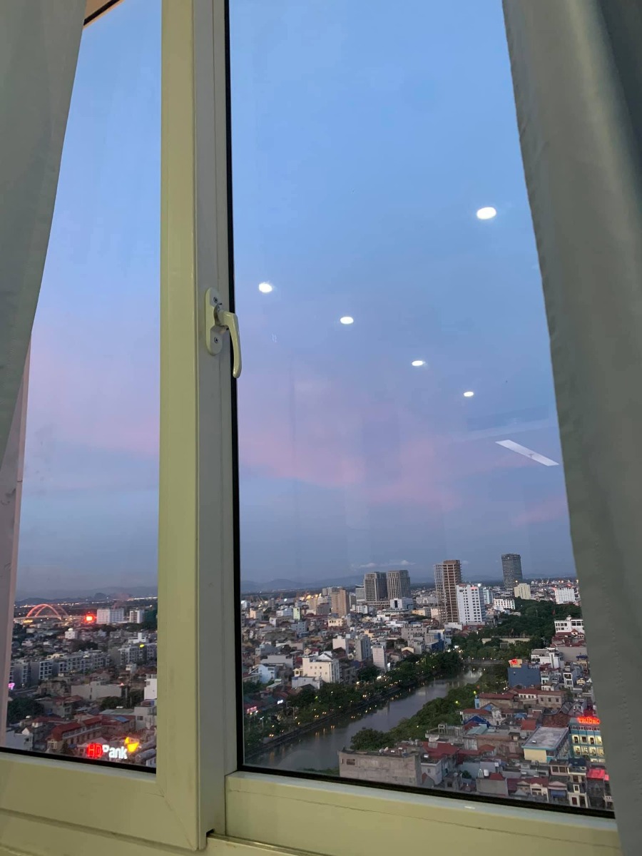 Review khoa sản 2 bệnh viện ĐKQT Hải Phòng
Thấy nhiều mẹ hỏi e vụ đi sinh rảnh rỗi tiện e viết mấy dòng review cho các mẹ tham khảo nhé 😇
E đăng kí sinh ở khoa sản 2 vào tuần 37 do từ lúc trước đã khám ở đây rồi thấy mọi thứ đều khá ưng nên đến ngày hẹn cứ đến đki vs làm xnts thôi vì k đẻ thì chả biết đi đâu luôn :)) suốt cả quá trình khám thai hay khám nhất là cô Nga và bác Đô. Phải nói là mn rất nhẹ nhàng luôn á lại quan tâm đến sp nên rất ưng rồi. Chỉ cần có vấn đề nhỏ là bác sĩ cho tìm nguyên nhân đến cùng. E khám trong từ tuần 24 nhưng không 1 lần chảy máu như các mẹ vẫn nói. Ncl rất chim ưng vụ khám thai. Chưa kể bác sĩ siêu âm đẹp trai quá trời, siêu âm lại cẩn thận tỉ mỉ, đỉnh cao luôn.
E chuyển dạ ở tuần 39 3h bắt đầu có hiện tượng đau bụng rồi nhưng vẫn nằm lì ở nhà đến tận 6h dậy ăn sáng chán chê mới lên viện. Chị bsi My khám cho e bảo ctc của e rất thuận vừa hơn 1 ngón tay rồi nhưng vẫn chưa thấy nhiều cơn co nên khuyên nhập viện. Ừ thì nhập viện nghĩ còn lâu mới đẻ nhưng không từ 12h bắt đầu đau nhiều, hơn 2h bsi My khám lại rồi chuyển luôn lên phòng đẻ. Nằm ở phòng đẻ mở 2p 3p thấy cũng bt rồi 4 5p, lúc gần mở hết mới vỡ ối đau dữ dội. Nằm ở phòng đẻ lát lại có ng đến khám, cô Thuỷ khám trong sờ đầu con e bảo khoảng 3kg2 3kg3. E đẻ 3kg2 thật mới kinh chứ. Mỗi lần khám cô lại động viên “cháu thuận lắm, cố lên đẻ thường, cô tin cháu đẻ đc nhé”. Ôi nghe cô nói mà thấy đc an ủi vãi. Có lúc đau quá bảo chồng xin bsi cho gây tê màng cứng bị bsi Thăng mắng té tát nói đẻ đc thì cứ để mà đẻ, đau đẻ mới tốt, k phải tốn tiền. Lúc cbi vào phòng đẻ cô Thủy bắt đầu dạy cách lấy hơi các kiểu. 7h 10 e vào phòng đẻ thi 7h25 con e chào đời. Ôi thực sự chưa bao giờ thấy phòng đẻ nào vui như thế. Đỡ đẻ cho e là bsi Thuỷ, bsi My, chị bsi Nhi tên Nga, mấy điều dưỡng nữa. Mọi người động viên như cổ vũ đá bóng ấy =))) lúc chờ đẻ thì ng nhà đc thay phiên nhau vào. Khâu tsm cho e là chị Nga, chị max hiền luôn động viên nằm lâu tí chị khâu cho đẹp :))) ở đây khâu tsm có tiêm tê vào đùi nha. Lúc khâu chả có cảm giác gì đâu, k giống các mẹ khác kể khâu sống hay tẩm tê vào kim :))) e nghe phát hỏang. Mẹ con e nằm chăm sóc đặc biệt 12 tiếng chờ phòng rồi đc chuyển lên tầng 17 view đẹp vãi chưởng. Nằm hồi sức vs chăm sóc đb sau đẻ thường thì con đc nằm cạnh mẹ luôn chả ai bế đi đâu đâu. Mẹ ra con ra. Sinh xong các chị vào ktra thường xuyên xem có vde j không, máu có đông không ấy, dạy mình massage bụng đẩy sản dịch. 
Các chị điều dưỡng ngày rửa 3 lần, bsi khám mẹ, bsi nhi khám con. Ncl mọi ng đều rất nhiệt tình. E đki chiếu plasma tsm cho đỡ đau. Mỗi lần chiếu xong nhẹ cả ng. Cái này mn nên chiếu nhé. E rạch dài khâu dài mà đi phăng phăng ấy. Thấy mn kêu nhiều khoản cơm bệnh viện mà e thì thấy ngon hnao cũng ăn hết :))) 
Kết lại e thấy các bsi ở đây giỏi, e ha lên xuống cao thấp thất thường nếu chỗ khác chắc bị đè ra mổ rồi. Nhưng ở đây bsi phát hiện sớm cho e đeo holter đo h.a 1 ngày và k có dấu hiệu tăng ha nên cho e đẻ thường. Khẳng định vs các mẹ ở đây k có chuyện thích đè ra mổ đâu ạ. Xin chuyển sang gói đẻ không đau bsi còn k cho vì e có khả năng đẻ bt đc. K hề làm tiền nha. Cô Thuỷ đúng như lời đồn cô max mát tay, theo hướng dẫn chỉ rặn mấy phát con đã ra rồi, lúc nào cũng vui vẻ động viên. E thấy cô cực kì có tâm luôn ấy. 
Sinh xong ngày thứ 2 e xuống khu chăm sóc mẹ bé tắm gội. Ôi trời sướng hết ng :))) bệnh viện này dịch vụ cái j cũng có luôn ấy. Phê pha lắm =)))
Về chi phí các mẹ đồn nhau đẻ chi phí ngang ps thì k có đâu nhé e nghĩ tuỳ theo cách chi tiêu của gđ thôi. E đẻ thường tính sơ sơ viện phí, chi tiêu, dịch vụ, xnts, xn cho con khoảng tầm 13-15tr j đấy. E áng chừng tiền nộp vào cộng vs các khoản chi tiêu, chưa trừ bao hiểm đi thì tầm đấy. Nhà e là chi tiêu nhiều rồi đó. Ai chi tiêu ít chắc 10 11tr. Chưa thanh toán chưa chốt sổ j cả. Chồng e chốt lại 1 câu bỏ đồng tiền xứng đáng. Ncl thấy đáng tin cậy!