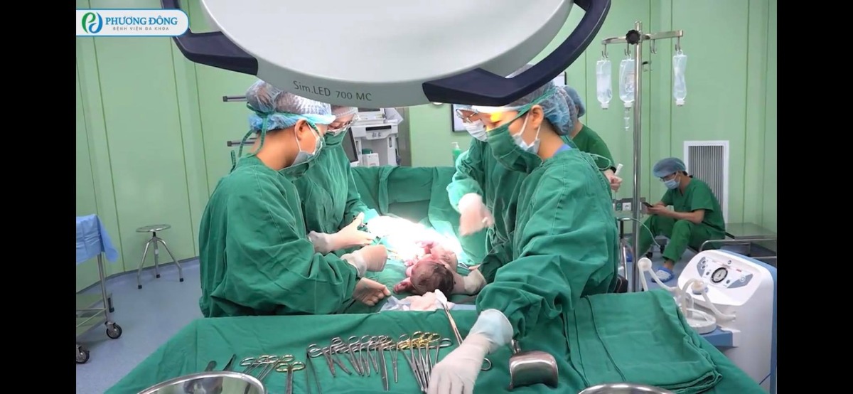 REVIEW SINH TẠI BỆNH VIỆN ĐA KHOA PHƯƠNG ĐÔNG

Hôm nay e xin phép Chia sẻ trải nghiệm đẻ mổ lần 2 tại BỆNH VIỆN ĐA KHOA PHƯƠNG ĐÔNG hôm 3/9 vừa qua nha🥰 hơi dài nha mng
E sinh bé này là bé thứ 2 và mổ chủ động lúc hơn 38w 1 chút. 
Cách bé đầu 22m. 
Bé đầu e sinh ở Hồng Ngọc nên ít nhiều e cũng có sự so sánh của riêng mình

1️⃣ TRẢI NGHIỆM ĐI KHÁM VÀ CHỐT GÓI THAI SẢN THEO DÕI TỪ TUẦN 27
Khi bắt đầu biết có thai e đã tìm hiểu các viện tư để lựa chọn, Hồng Ngọc e đã sinh bé đầu rồi và giờ e muốn chọn 1 viện tư khác, giá thành hợp lý vì lần này e k có bảo hiểm bảo lãnh.
E đặc biệt gét viện công vì đi đẻ như đi hành xác mà nói thật cũng k rẻ chút nào.
Thu Cúc e đã có dịp trải nghiệm nằm sốt xuất huyết ở đó, cũng khá ưng nhưng khi nghe tổng đài tư vấn thì chs e lại k thích nữa. 
Bv đa khoa Bảo Sơn thì cũng k đc đánh giá tốt lắm. 
Tâm Anh với Vinmec thì xa nhà e quá mà giá cũng k rẻ khi tự chi trả.
Và lúc này có mẹ giới thiệu e Bv đa khoa Phương Đông. 
E khá bất ngờ vì chưa nghe bao giờ nhưng qua tìm hiểu review thấy khá ok. 
E quyết định đến khám tuần 12 xem cơ sở vật chất, bác sỹ ra sao. 
Lúc đầu đến e hơi choáng vì viện có khuôn viên rất rộng rãi, thoáng mát, viện sạch đẹp, cở sở vật chất mới xịn xò ( bv mới mà ). 
E khám bác sỹ Bạo và hôm đấy được chị sale xếp cho siêu âm bác Thuấn ( bthg bác ý k siêu âm bao giờ ).
Sau đó e được dẫn đi tham quan khoa sản. 
Cảm nhận của e gói gọn là: ĐẸP-SẠCH SẼ -> sự lựa chọn sáng suốt trong mùa dịch Covid
Riêng ở Phương Đông ngoài tổng đài tư vấn thì có đội ngũ sale nữa. 
E rất thích vì có người chăm sóc riêng cho mình. 
Nên e chỉ làm việc đặt lịch khám qua sale thui ( ai có nhu cầu e sẽ tag chị sale nhé vì đăng lên sợ mng nói pr cho chị ý )
✖E được khuyến mại giảm 25% thì đẻ mổ lần 2 của e theo dõi từ 27w là 30tr375
Sau này có KM tốt hơn nhưng e mua từ trước rồi nên khá tiếc😭
Khi vào gói e cọc 5tr rồi đến 27w đi khám e thanh toán hết số tiền còn lại để kích hoạt gói
✖✖Viện hay có CTKM theo từng tháng, mng liên hệ với sale của viện sẽ được chăm sóc tốt hơn là gọi lên tổng đài. 

2️⃣ KÍCH HOẠT GÓI THAI SẢN và TRẢI NGHIỆM ĐI KHÁM 
Khi đến tuần 27 thì e chủ động liên hệ với chị sale để đặt lịch khám bác Bạo. 
Và e quyết định theo bác ý luôn.
Thì cứ theo lịch hẹn mà đặt lịch khám thôi ah có thể xê dịch theo ngày trực của bác sỹ. 
Đến các mốc ntn bác sỹ sẽ dặn mình.
Được xét nghiệm đường huyết, tiêm uốn ván, kiểm tra công thức máu, xn nước tiểu, siêu âm ( theo chỉ định của bác sỹ và trong gói của mình ).
Chẳng phải lo gì cả và cũng k phải lo việc đi làm hồ sơ sinh vì ở đây chỉ định hết cho mình rồi.
✖Chỉ có điều e chưa ưng lắm đó là ảnh in màu tại Phương Đông không được nét đẹp cho lắm. 
Siêu âm thì rất rõ mà in ra thì k được vậy🤣
Đến 36w e có chủ động hỏi bác Bạo về việc e muốn mổ chủ động, hỏi bác ngày 3/9 bác rảnh ko? 
Có lịch mổ trống lúc nào. 
Thì chốt mổ ca đầu lúc 8h sáng ( giờ hành chính nhé ). 
Và hoàn toàn free luôn🤣
Chứ ***Theo quy định chọn bác sỹ mổ 2tr, chọn giờ mổ 2tr ( giờ hành chính, còn ngoài giờ đắt hơn )

3️⃣ TRẢI NGHIỆM ĐI SINH TẠI PHƯƠNG ĐÔNG 
Do covid nên viện hạn chế người đưa đi sinh và chăm nên chỉ có chồng và mẹ đẻ đi cùng và khi chăm chỉ được 1 ng ở lại
Vào cổng viện rồi khai bao y tế xong cả gia đình đi thẳng lên tầng 7 khoa sản lúc 6h( có mặt trước 2h khi sinh ), rồi đi nộp hồ sơ của mẹ ( cmnd-thẻ bhyt, thẻ bh bảo lãnh nếu có, shk photo, hợp đồng thai sản ) là xong ( e k cần đóng tiền gì cả vì đã đóng hết lúc 27w rồi ).
Sau đó được dẫn đi thay váy(váy của Phương Đông rất thích luôn chất mềm mát dã man ý), đo Monitor với thụt. 
Rồi 7r được đưa xuống tầng 5 để làm thủ thuật.
Trong lúc được dẫn xuống e có dặn điều dưỡng hay y tá gì đó (người dẫn e đi) là e muốn bà ngoại đón tay xong cho con được da kề da với bố do mẹ đẻ mổ k da kề da với con được ( con e được da kề da với bố suốt 2h liền )
Bước vào phòng mổ thực sự e hơi choáng ngợp, vì phòng đẹp siêu to luôn, k có cảm giác lạnh lẽo và sợ như phòng mổ bên Hồng Ngọc. 
E k làm gói giảm đau sau sinh vì thấy bảo cứ cắm vào lưng mấy hôm liền rồi cũng k tốt nên e bảo thôi cố gắng vượt qua.
Có 1 điểm rất hay đó là Cái đèn chiếu sáng của bs lúc mổ giúp e nhìn đc 1 phần quá trình mổ🤣 khá là hay vì đoạn máu me e cũng nhắm mắt rồi😌
Lần trước đẻ k nhìn thấy gì k biết gì cứ hốt hốt, lần này ngó được tí tự dưng đỡ hốt hơn mà còn biết con mình ra đời ra sao, mẹ hi sinh vất vả ntn😩.
Vèo phát con ra đời e nhìn thấy bác sĩ cắt rốn cho con. Oe oe khóc. Xúc động ghê cơ. 
Cảm thấy được thả lỏng, con an toàn rồi mà.
E mổ bác Bạo được bác khuyến mại bóc cho xíu mỡ bụng🤣 thấy bác tỉa tỉa tí mỡ hay ho ra phết.
Lúc này đội ngũ Media hoạt động thật lực, quay quay các kiểu, xong lúc bé ra gặp mẹ còn bảo mẹ thơm bé để chụp ảnh🤣 khổ đang rơm rớm nc mắt chứ ( video quay sẽ được trả sau 1 tháng thì phải nhưng e chs e lại có sau 1 tuần lun nè mà chưa down được về để show cho mng xem )
Sau khi khâu xong e được đẩy vào phòng theo dõi ( từ lúc 9h kém 15 đến hơn 12r có người xuống đón về phòng ). 
Lần trước sau khi mổ xong e bị sốt rét, vậy mà lần này chỉ thấy ngứa ngứa thui, nên cũng đỡ mệt.
Đẩy về phòng đã thấy bà ngoại bế con rồi. 
Lúc này được ăn 1 bát cháo bí đỏ thịt lợn thì phải ( hôm đầu viện sẽ tự chọn thực đơn cho mình ). 
Eo ơi e đói dã man. 
Mà lần này mổ xong e k thấy mệt với đau như lần đầu. 
Thấy tỉnh táo lắm. 
Đương nhiên vẫn nằm truyền bất động rồi. 
Phó mặc con cho bà ngoại chăm thui chứ bố nó phải về chăm con chị ở nhà nữa.

4️⃣ TRẢI NGHIỆM NẰM VIỆN SAU SINH TẠI PHƯƠNG ĐÔNG
Vì e mổ buổi sáng nên trưa đã được về phòng nằm, phòng e nằm trong gói nên là 2 giường/ phòng
E tính đổi qua phòng đơn nhưng cứ nằm thử xem sao đã.
Phòng đẹp nhưng cảm giác hơi chật chội do cách sắp xếp. 
Tuy vậy do covid mỗi sản phụ được 1ng chăm và k cho ng lên thăm ( thay phiên chỉ 1 ng ) nên còn đỡ, chứ đông ng lên thăm thì phòng phải nói chật và sẽ cảm thấy bí.
Sản phụ sẽ có 2 bữa phụ và 2 bữa chính, e thấy đồ ăn khá là ngon, ăn ngon hơn e nằm bên Hồng Ngọc, e ăn khoẻ nên thấy k phải quá nhiều như các mẹ nói🤣
Mẹ e chỉ phải thuê giường nằm 1 tối thôi vì sản phụ nằm cùng phòng hôm sau ra viện rồi nên nhà e nằm luôn giường kia đỡ phải đổi qua phòng đơn😘
E thấy đây là điều khá dễ tính ở Phương Đông 😌 chứ các viện khác auto tính tiền.

5️⃣ THANH TOÁN 
Chi tiết như ảnh đính kèm, e thấy Phương Đông làm bảng kê như thế này rất dễ nhìn.
1 like cho Phương Đông

6️⃣ LƯU Ý KHI CHUẨN BỊ ĐỒ ĐI SINH
Ở viện có đầy đủ đồ nhưng với kinh nghiệm của e thì các mẹ vẫn nên chuẩn bị thêm:
- Bỉm cho e bé ( ở viện 4 ngày mà viện phát cho 5c/ ngày thui )
- Tầm ngày thứ 3,4 sản dịch đỡ hơn các mẹ k thích đóng bỉm có thể đóng bvs ( viện có luôn cái này các mẹ phải yêu cầu nhé )
- Chuẩn bị thêm nước rửa bình và cọ rửa cho sạch sẽ
- Khuyên các mẹ k nên chuẩn bị sữa thanh Meji vì sữa đấy pha nhiệt độ 70 xong làm nguội. 1 là k phải y tá/ điều dưỡng nào pha cũng chuẩn, 2 là con đang đói pha xong đợi nguội thì con khóc cháy nhà rồi. Nếu k muốn tốn tiền mua sữa vì k dùng hết có thể dùng sữa tại viện( Viện uống sữa Nan nhé ).
- Các mẹ muốn hút kích sữa thì nên tự mang máy hút đi vì máy ở viện e thấy cùi lắm. K có chế độ matxa nên hút khá là đau ( chị nằm cùng phòng e bảo thế ) và là máy hút đơn ( nhớ mang theo áo hút sữa rảnh tay )
Trên là trải nghiệm của e cũng như các điểm (+) khi sinh tại Phương Đông
Còn sau đây là 1 số điểm (-) nho nhỏ trong trải nghiệm của em chứ không chắc mẹ nào cũng gặp nhé ( viện nào cũng có điểm - nhưng những điểm trừ ở PĐ có thể chấp nhận được nhé )
✖Điều hoà phòng e khá là nóng, do e sinh mấy hôm trời nóng nữa nên phòng nóng lắm e phải bật cả quạt ( may phòng e có quạt ). 
Có 1 trải nghiệm khá k vui là lúc chiều phòng nóng quá, con e nằm toát hết mồ hôi nên e có hỏi y tá/ điều dưỡng gì đó ( e k nhìn được tên ) là e muốn chỉnh điều hoà thấp xuống (tại cái chị nằm cùng bảo điều khiển k chỉnh được, ở đây mặc định 27-28 độ rồi, mà chồng e bấm chs lúc ý cũng k được). 
Thì bạn kia vào chưa kiểm tra gì đã nói e thấy mát mà, bạn ý đứng ngay cửa điều hoà phả thẳng thì chả mát😤 xong xả cho e 1 tràng là đẻ xong nóng là đúng rồi bla bla, e bảo là con toát hết mồ hôi sợ ốm, thì bảo chị có biết trẻ em nằm nhiệt độ phòng 27-28 độ k? 
E đang đau mà điên quá, e gắt lên bảo bạn đã xem phòng này giờ nhiệt độ bao nhiêu chưa?
Mẹ nóng thì ksao, con nóng ốm thì ai chịu trách nhiệm. 
Bạn k xử lý được thì để nhà m tự xử lý. 
Ấy vậy còn vặn e là gia đình định xử lý ntn bla bla. 
Xong kêu để gọi bs nhi khoa ra kiểm tra. Mà phải 30-40p sau mới có bs vào hỏi. 
Thì trong time đấy nhà e đã xử lý được cái điều hoà rồi. 
Việc xử lý vấn đề của bạn này rất k chuyên nghiệp nên đây là điểm trừ đầu tiên
✖️✖️ Điểm trừ t2 vẫn liên quan đến y tá/ điều dưỡng. 
Đó là ngày ra viện của e vào chủ nhật, viện không làm thanh toán với phụ sản có BHYT/BHBL thì chỉ cần đóng tạm ứng rồi về thôi viện hẹn quay lại thanh toán sau. Thì e có hỏi 1 chị y tá/điều dưỡng (đang ở trong phòng e) là e có cần qua phòng hành chính lấy giấy tờ gì để xuống đóng tạm ứng ko, thì chị ý bảo ko cần. Trên này k giữ giấy tờ gì của e nữa. E bảo bà ngoại xuống tầng 1 đóng thì bên dưới hỏi giấy tạm ứng ko có. Họ gọi lên khoa để xác nhận số tiền đóng rồi gửi giấy cho mẹ e để mẹ e nộp trên khoa sản. 
Ấy vậy mà có 1 bà Y tá/Điều dưỡng quát mẹ e xơi xơi là ai cho phép đi đóng tiền, rồi thì biết bao nhiêu mà đóng, sao cứ phải sồn sồn lên thế. 
E nghe mẹ e kể mà cũng tức. 
Xong có 1 a bác sỹ bảo là có giấy tạm ứng đây rồi. Đóng 4tr. Bà kia mới im. 
Qua 2 trải nghiệm không vui vẻ với y tá/ điều dưỡng thì e rút ra là hiện ở Phương Đông đội ngũ y tá/điều dưỡng chưa được chuyên nghiệp, quy trình không thống nhất. 
Nhưng cũng thông cảm cho viện vì viện còn mới, sự thay đổi nhân sự nhiều dẫn đến những trải nghiệm ko vui kia. 
Tuy vậy vẫn còn rất nhiều y tá/ điều dưỡng nhiệt tình 🥰🥰🥰
✖️✖️✖️ Điểm trừ thứ 3 đó là ít nhân sự, tắm bé chỉ có 1 người thì phải nên bé nhà e có lúc đợi khá lâu, rồi có lúc gọi hỗ trợ cũng ko đc nhanh lắm vì phòng trực có 2 bạn thui ( theo như e nghe ng khác nói lại ). 
Điểm này chắc sẽ được khắc phục sớm khi viện đông hơn🤣🤣🤣
✖️✖️✖️✖️ Điểm thứ 4 đó là e thấy mấy hôm e nằm viện thì chs các bác sỹ đi khám buồng vào phòng e khá muộn, nên e cũng tiêm thuốc truyền muộn hơn, rồi thì dọn vệ sinh phòng cũng muộn. 
Như e nằm Hồng Ngọc hay Thu Cúc e thấy sáng sớm ng đi dọn vệ sinh từ sớm trước khi bác sỹ đi buồng khám rồi. 
Chắc đây cũng do ít nhân sự thôi.
Mấy điểm trừ này đều nho nhỏ nhưng đã review phải review cho hết các chị em nhỉ chứ thấy toàn khen lại hơi ảo quá.
✖️✖️✖️✖️✖️✖️ Điểm trừ thứ 5 đó là có những y tá/điều dưỡng pha sữa nhiệt độ k được chuẩn, ng này ng kia. 
Các mẹ nhớ lưu ý nhé sữa khi nhận nhé ( riêng e thì sữa pha chuẩn nha chie có sane phụ nằm trước e dính thui )
P/s: À hôm e ra viện e cũng có chứng kiến mẹ bầu đẻ thường vào nằm cùng phòng với e. 
Nghe qua chi phí các thứ e thấy đẻ thường vào đây quá hợp lý. 
Chi phí từ tuần 38 ( đã tính khuyến mại ) thì same phụ sản Hà Nội mà đi đẻ sướng tểnh đời. Mà bên này BHYT lại còn được nhiều không tính trái tuyến hay cùng tuyến đâu.
Sinh lần 3 chắc e vẫn chọn Phương Đông lúc ý e tin các điểm trừ kia sẽ được khắc phục vì các lý do khách quan như viện mới, đội ngũ y tá/điều dưỡng chắc chắn chưa thể chuyên nghiệp như mấy viện chuyên về sản khác. 

Riêng đội ngũ BÁC SỸ tại PHƯƠNG ĐÔNG thì e hoàn toàn tin tưởng🥰🥰🥰🥰